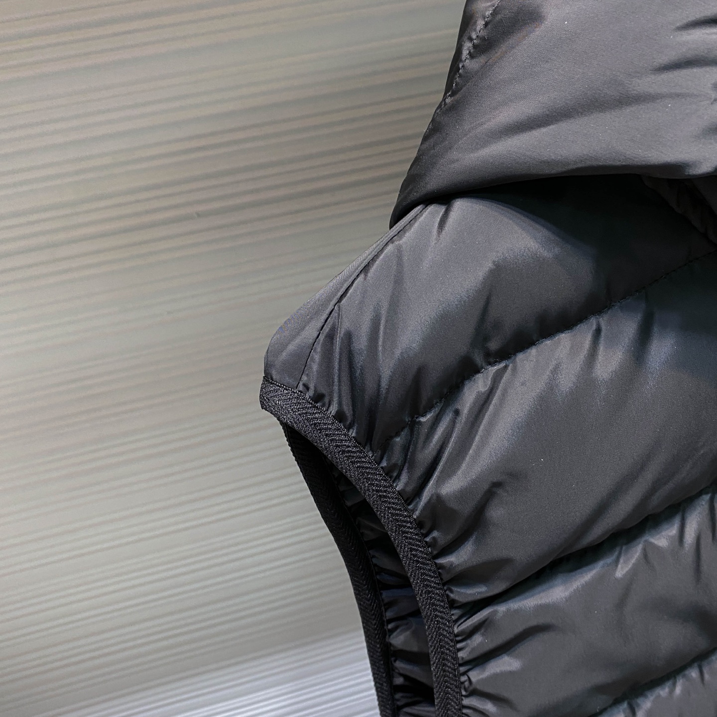 MOC25FW秋冬新款黑色哑光尼龙拉链羽绒马甲，男女同款门襟字母标识可拆卸连帽立领无袖羽绒服外套！贸易公