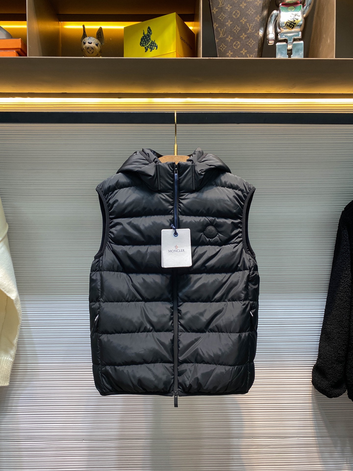 NO:612936,MOC25FW new autumn and winter black matte nylon zipper down vest, unisex style placket letter logo detachable hooded stand collar sleeveless down jacket!  Trading company channels are rare, and it is available for sale on the official website simultaneously for 11,410 RMB!  Famen's new down vest is an indispensable fashion item for you in winter. It will take you to appreciate the retro style of the 1990s while enjoying the convenience and comfort of modern technology!  This Valmasque down vest stands out with its streamlined aesthetic design, inspired by the simple lines of classic fashion in the 1990s!  It uses customized black matte nylon fabric, which is not only windproof and water-repellent, but also has excellent functionality, allowing you to maintain comfort and elegance in a variety of environments!  The interior is filled with European standard 90 down, ensuring that the vest is both light and warm!  The zipper opening of the placket is cleverly decorated with logo words, which complement the unique black rubber badge on the chest, jointly highlighting the wearer's luxurious status!  In addition, this vest is also equipped with a detachable hooded stand-up collar design and double zippered webbing pockets. These elements not only combine the simple style of the 1990s, but also take into account modern practical functions!  Whether it is paired with casual attire or formal attire, it can be easily worn and show a unique fashion taste!  Size 1-5 Size 1 has a shoulder width of 44cm - bust 106cm - dress length 61cm Size 2 has a shoulder width of 45cm - bust 110cm - dress length 62cm Size 3 has a shoulder width of 46cm - bust 114cm - dress length 64cm Size 4 has a shoulder width of 47cm - bust 118cm - dress length 66cm Size 5 has a shoulder width of 48cm - chest 122cm - dress length 68cm  Size recommendation (standard version) Height 174-jin, try on size 2 which is suitable!  For boys, choose size 1 if you weigh less than 143 pounds, choose size 2 if you weigh between 143 and 156 pounds, choose size 3 if you weigh 143-156 pounds, choose size 4 if you weigh 156-170 pounds, and choose size 5 if you weigh 170-186 pounds!  All girls can choose size 1!  ,,jackets & coats,down jacket,hats,alexander wang19860909MOC25FW秋冬新款黑色哑光尼龙拉链羽绒马甲,男女同款门襟字母标识可拆卸连帽立领无袖羽绒服外套！贸易公司渠道稀出,同步官网发售11410RMB！法蒙家新款羽绒马甲是您冬日里不可或缺的时尚单品,它将带您领略90年代的复古风情,同时享受现代科技的便捷与舒适！ 这款Valmasque羽绒马甲以其流线型的美学设计脱颖而出,灵感源自于90年代经典时尚的简洁线条！它采用了客供定制的黑色哑光尼龙面料,这种面料不仅防风拒水,还具备出色的功能性,让您在多种环境中都能保持舒适与优雅！内里使用了欧标90羽绒进行填充,确保了马甲的轻盈与保暖性并存！门襟的拉链开合处巧妙地点缀着标识字样,与胸前独特的黑色橡胶徽章相得益彰,共同彰显出穿着者的高奢身份！此外这款马甲还配备了可拆卸的连帽立领设计,以及织带拉链双插口袋,这些元素不仅融合了90年代的简约风格,还兼顾了现代实用功能！无论是搭配休闲装束还是正装,都能轻松驾驭,展现出独特的时尚品味！尺码1-5 1码肩宽44cm-胸围106cm-衣长61cm 2码肩宽45cm-胸围110cm-衣长62cm 3码肩宽46cm-胸围114cm-衣长64cm 4码肩宽47cm-胸围118cm-衣长66cm 5码肩宽48cm-胸围122cm-衣长68cm 尺码推荐（标准版型） 身高174-斤,试穿2码合适！ 男生体重斤以内选择1码,-143斤选择2码,143-156斤选择3码,156-170斤选择4码,170-186斤选择5码！ 女生全部选择1码即可！,,jackets & coats,down jacket,hats,alexander wang,Men's clothing