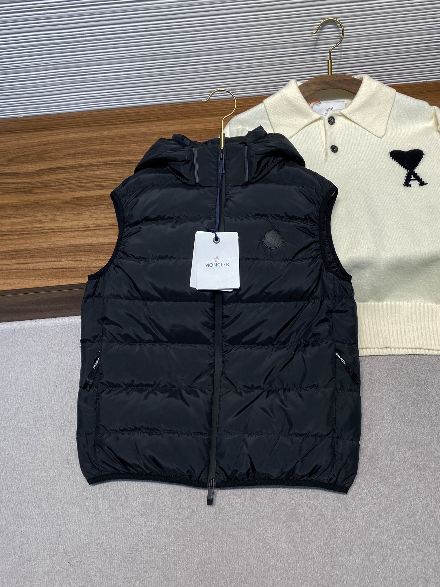 MOC25FW秋冬新款黑色哑光尼龙拉链羽绒马甲，男女同款门襟字母标识可拆卸连帽立领无袖羽绒服外套！贸易公