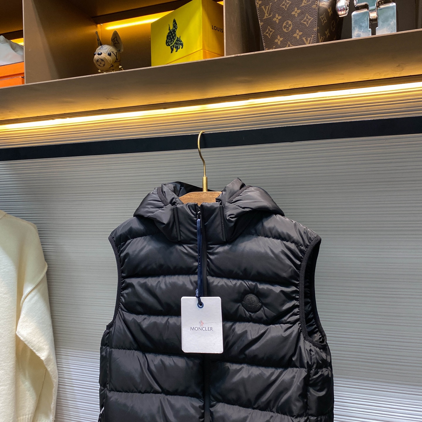 MOC25FW秋冬新款黑色哑光尼龙拉链羽绒马甲，男女同款门襟字母标识可拆卸连帽立领无袖羽绒服外套！贸易公