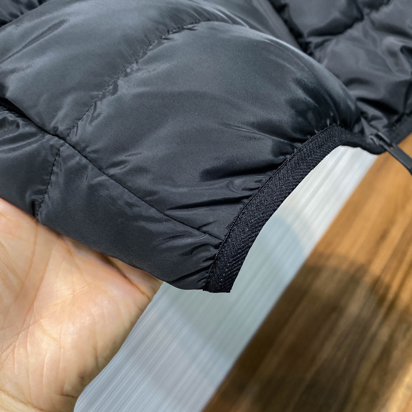 MOC25FW秋冬新款黑色哑光尼龙拉链羽绒马甲，男女同款门襟字母标识可拆卸连帽立领无袖羽绒服外套！贸易公