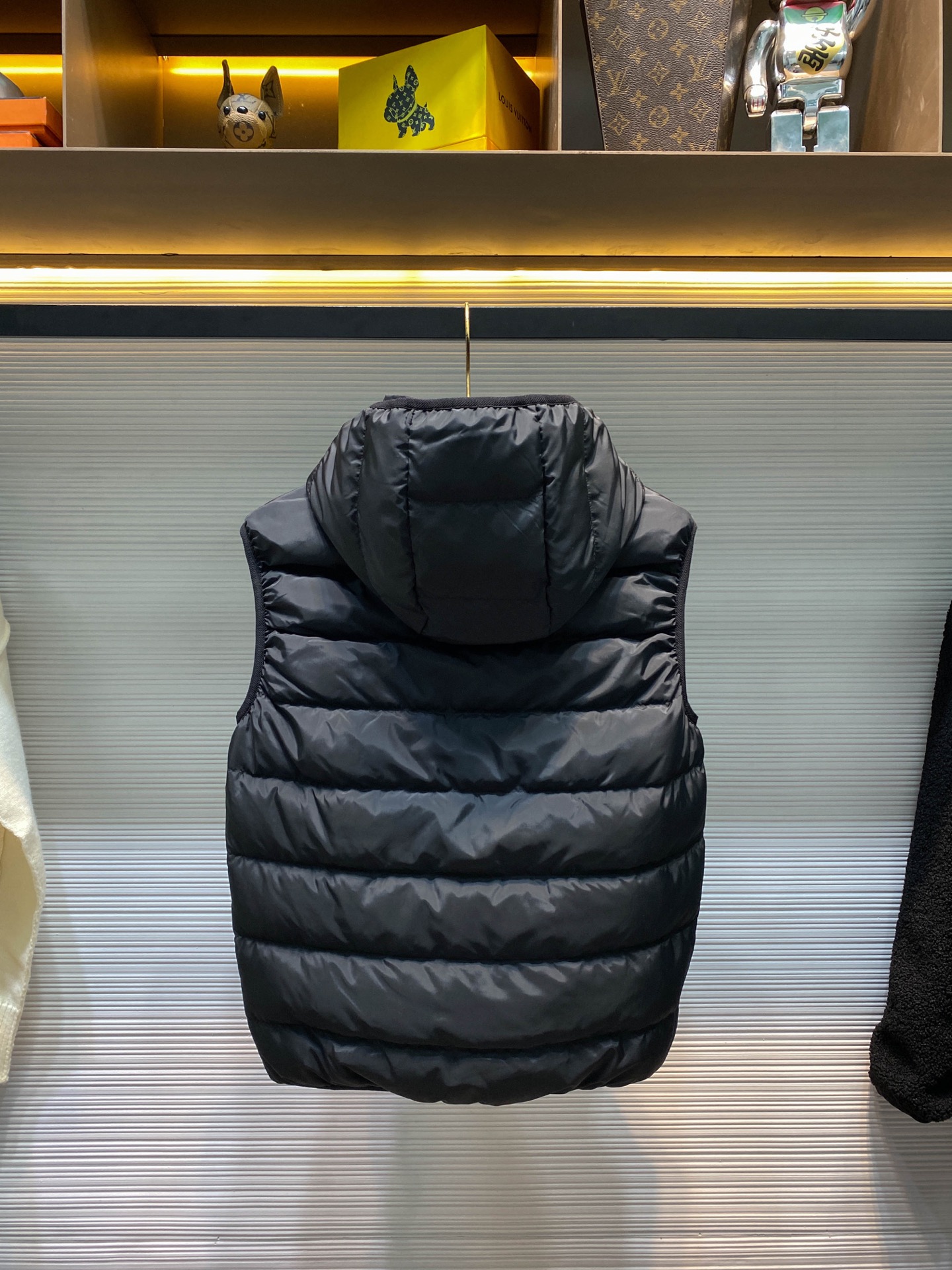 MOC25FW秋冬新款黑色哑光尼龙拉链羽绒马甲，男女同款门襟字母标识可拆卸连帽立领无袖羽绒服外套！贸易公