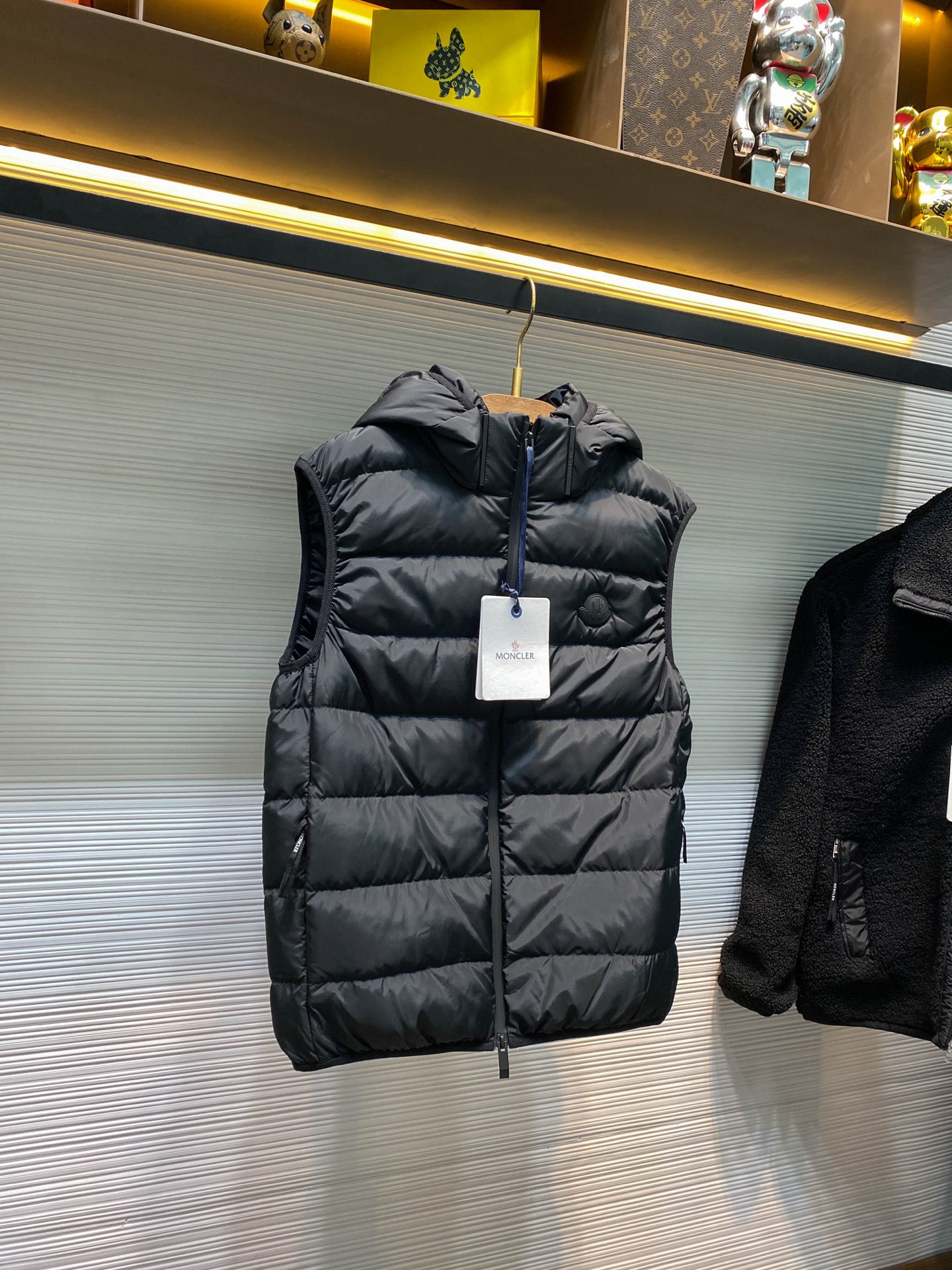 MOC25FW秋冬新款黑色哑光尼龙拉链羽绒马甲，男女同款门襟字母标识可拆卸连帽立领无袖羽绒服外套！贸易公