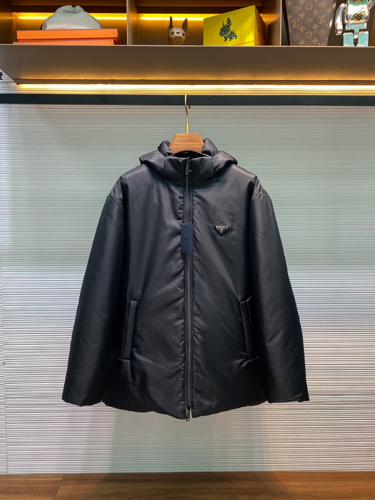 NO:676778,-PRA25FW new autumn and winter high-density nylon waterproof down jacket, men's metal triangle badge reversible zipper down jacket!  Trading company channels are rarely available, and the official website is on sale at the same time for 24,800 RMB!  As a high-end positioning brand in the men's clothing category, P is definitely a classic brand that men are familiar with. The new double-sided down jacket style can meet the needs of daily wear in autumn and winter. You can rest assured to buy a style that you will not regret. If you like it, close your eyes and take it away!  This down jacket is made of imported black nylon material. The fabric feels silky and shiny. The double-sided design allows you to easily cope with various occasions and environments. Wear one piece and two to create an all-round jacket style!  The interior is lined and filled with soft down. The right amount of down is filled without being bulky and can provide excellent thermal insulation and temperature locking performance, making the upper body warmer and more comfortable!  The chest of the garment is decorated with the brand's iconic enamel-coated triangular logo patch. The exquisite details and high degree of recognition are a symbol of the P family's luxurious status!  The placket can be customized with two-way opening and closing, logo-engraved zipper opening, and the details are perfect!  The basic loose-fitting casual jacket is cut with double-sided wear and a stand-up collar design. It integrates technical sportswear elements into one body. It has a fashionable upper body and distinctive features. It can be worn as a commuting item for both casual and business occasions!  Sizes S-XL S size shoulder width 65cm - chest circumference 126cm - dress length 79cm - sleeve length cm M size shoulder width 66cm - chest circumference 130cm - dress length 80cm - sleeve length cm L size shoulder width 67cm - chest circumference 134cm - dress length 81cm - sleeve length cm  I'm 174 pounds tall, and I tried on size S, which is suitable!  Boys weighing less than 150 pounds should choose S size, -155 pounds should choose M size, 155-172 pounds should choose L size, and 172-190 pounds should choose XL size!  ,Prada-clothing,prada,prada,jackets & coats,jackets & coats,down jacket,19860909-PRA25FW秋冬新款高密度尼龙防水羽绒夹克,男士金属三角标徽章双面穿拉链羽绒服外套！贸易公司渠道稀出,同步官网发售24800RMB！作为男装类目的高端定位品牌,P绝对是男士们再熟悉不过的经典品牌,全新的双面穿羽绒夹克款式,可以胜任秋冬季日常着装的需求,各位放心入手不后悔的款式,喜欢的赶紧闭眼带走吧！ 这款羽绒夹克甄选客供进口黑色尼龙材质打造,面料手感丝滑且富有光泽,双面穿的设计更是可以让你从容应对各种场合环境,一件两穿打造全能型的外套款式！内里以柔软的羽绒加衬填充,恰到好处的充绒克数既不显臃肿也可以提供优越的保暖锁温性能,令上身更加的温暖舒适！ 衣身胸前饰有品牌标志性珐琅涂层三角徽标贴饰,精美的细节和极高的辨识度,是P家奢华身份的象征！门襟客供定制双向开合Logo刻印拉链开合,细节完美至极！基础宽松的休闲夹克版型裁剪,搭配双面穿和立领设计,融科技运动着装元素于一身,上身时髦出众、特色鲜明,可兼顾休闲商务场合穿着的通勤单品！尺码S-XL S码肩宽65cm-胸围126cm-衣长79cm-袖长cm  M码肩宽66cm-胸围130cm-衣长80cm-袖长cm  L码肩宽67cm-胸围134cm-衣长81cm-袖长cm  XL码肩宽68cm-胸围138cm-衣长82cm-袖长cm  尺码推荐（宽松版型） 身高174-斤,试穿S码合适！ 男生体重斤以内选择S码,-155斤选择M码,155-172斤选择L码,172-190斤选择XL码！,普拉达-服装,prada,prada,jackets & coats,jackets & coats,down jacket,,Women's clothing