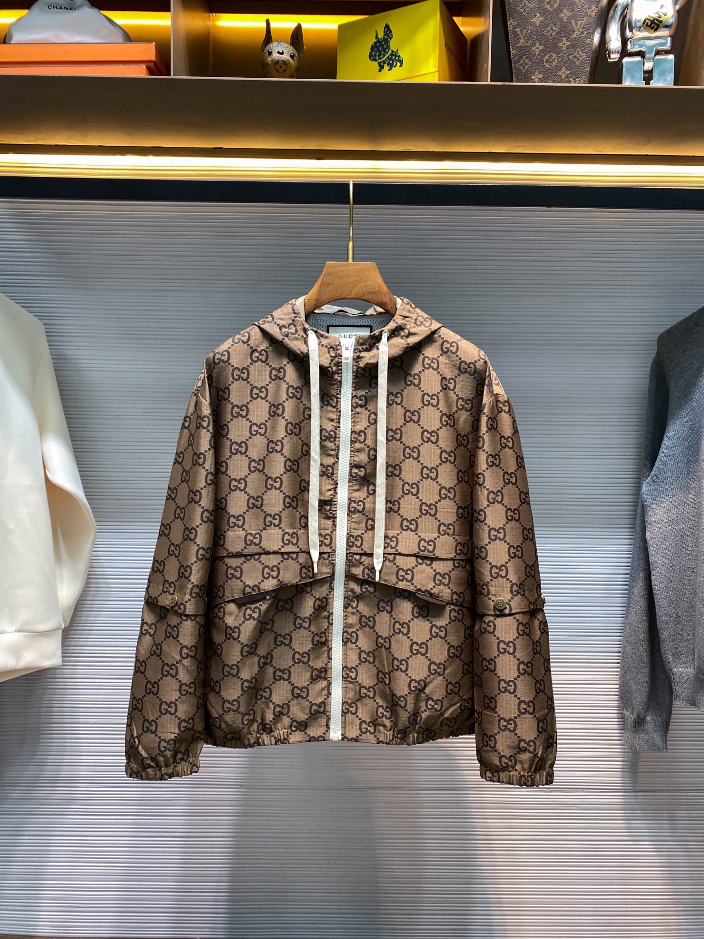 NO:613390,[GU25FW new autumn and winter densely woven GG jacquard technical cotton hooded jacket, men's fashionable detachable sleeves loose casual zipper jacket!  Trading company channels are rare, leading official website sales!  G's classic jacquard hooded jacket has become an indispensable classic item in the fashion industry with its unique fabric, classic design, practical functions and fashionable style!  It is not only a piece of clothing, but also a symbol of life attitude, allowing you to always be at the forefront in the pursuit of fashion!  This jacket is made of custom-made high-density technical cotton. You can clearly feel its stiff and stylish texture by gently touching it with your hands. This stiffness is not stiff, but has just the right amount of stiffness, so that the jacket can naturally show a perfect outline when worn, and will not stick to the body softly, showing the wearer's spirit and neatness!  The white mesh lining on the inside is in sharp contrast to the toughness on the outside, giving people a refreshing visual experience!  And the fine mesh, like countless tiny ventilation holes, can quickly discharge the heat and moisture generated by the body out of the body, keeping the skin dry and comfortable at all times!  The all-over GG jacquard Logo decoration immediately catches the eye. It represents the classic and luxurious brand logo, and is cleverly integrated into every inch of the jacket's fabric in the form of jacquard!  Look at the hood of the jacket again. The one-piece design with contrasting color drawstrings adds a sense of fashion and vitality to the whole!  The matching of contrasting colors is like a feast of colors. Different tones are cleverly combined together to form a strong visual impact!  The detachable sleeve design is the finishing touch of this jacket. This multi-wear design not only increases the practicality of the clothing, but also allows you to show different styles in different occasions!  The loose fit design does not mean bloated, but gives the body enough space to stretch freely. It is suitable for people of all sizes. No matter tall, short, fat or thin, you can find your own comfort and confidence in this jacket!  Size 48-56 Size 48 has shoulder width 54cm-bust 120cm-shirt length 66cm-sleeve length 59cm Size 50 has shoulder width 55cm-bust 124cm-shirt length 67cm-sleeve length 60cm Size 52 has shoulder width 56cm-chest 128cm-shirt length 68cm-sleeve length 61cm  Size 54 has shoulder width 57cm - bust 132cm - dress length 70cm - sleeve length 62cm. Size 56 has shoulder width 58cm - chest 136cm - dress length 72cm - sleeve length 63cm. Recommended sizes (loose fit). Height 174-140 catties. Try on size 50 which is suitable!  Boys weighing less than 135 pounds should choose size 48, 135-148 pounds should choose size 50, 148-162 pounds should choose size 52, 162-176 pounds should choose size 54, and 176-192 pounds should choose size 56!  ,,gucci,jackets & coats,jackets & coats,hats,alexander wang19860909【GU25FW秋冬新款密织GG提花科技棉布连帽夹克,男士时尚可拆卸衣袖宽松休闲拉链夹克外套！贸易公司渠道稀出,领先官网发售！G家经典提花连帽夹克,以其独特的面料、经典的设计、实用的功能和时尚的版型,成为了时尚界不可或缺的经典单品！它不仅仅是一件衣服,更是一种生活态度的象征,让你在追求时尚的道路上,始终走在前列！ 这款夹克采用客供定制高密度科技棉质,用手轻轻触摸能明显感受到它硬挺有型的质感,这种硬挺并非生硬,而是带着一种恰到好处的挺括,让夹克穿上身时能自然地呈现出完美的轮廓,不会软塌塌地贴在身上,尽显穿着者的精神与利落！内里白色网眼内衬,与外部的硬朗形成鲜明对比,给人一种清爽的视觉感受！而那细密的网眼,就像无数个微小的透气孔,能迅速将身体产生的热气和湿气排出体外,让肌肤时刻保持干爽舒适！通体GG提花Logo装饰瞬间映入眼帘,它代表着经典与奢华的品牌标识,以提花的形式巧妙地融入到夹克的每一寸面料中！ 再看看夹克的帽兜部分,撞色抽绳一体式的设计为整体增添了一份时尚与活力！撞色的搭配就像是一场色彩的盛宴,将不同色调巧妙地组合在一起,形成强烈的视觉冲击！而衣袖可拆卸的设计,更是这件夹克的点睛之笔,这种一衣多穿的设计,不仅增加了服装的实用性,还能让你在不同的场合中展现出不同的风格！宽松版型设计并不意味着臃肿,而是给予身体足够的空间去自由舒展,适合各种身材的人穿着,无论高矮胖瘦,都能在这件夹克中找到属于自己的舒适与自信！尺码48-56 48码肩宽54cm-胸围120cm-衣长66cm-袖长59cm 50码肩宽55cm-胸围124cm-衣长67cm-袖长60cm 52码肩宽56cm-胸围128cm-衣长68cm-袖长61cm 54码肩宽57cm-胸围132cm-衣长70cm-袖长62cm 56码肩宽58cm-胸围136cm-衣长72cm-袖长63cm 尺码推荐（宽松版型） 身高174-140斤,试穿50码合适！ 男生体重135斤以内选择48码,135-148斤选择50码,148-162斤选择52码,162-176斤选择54码,176-192斤选择56码！,,gucci,jackets & coats,jackets & coats,hats,alexander wang,Men's clothing