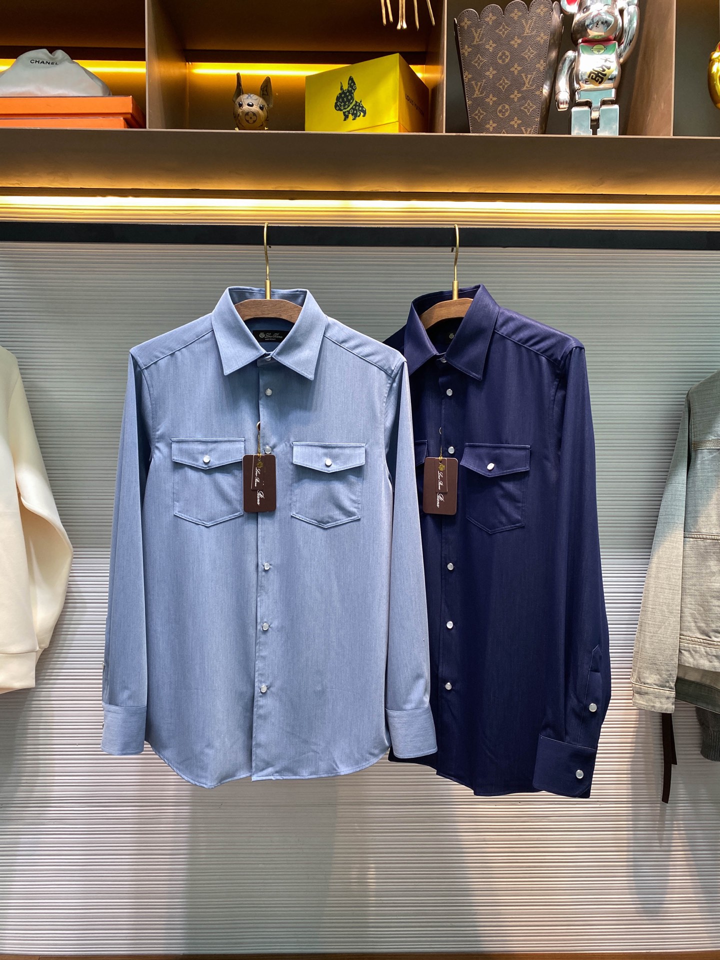 NO:613386,[LFW autumn and winter new style washed silk cotton fashionable lapel shirt, men's classic double pocket patch business casual long-sleeved shirt!  Trading company channels are rare and available on the official website simultaneously!  A unique shirt is presented, it is like a carefully crafted work of art, from fabric selection to detailed design, everything shows excellence and extraordinary!  This shirt is made of custom-made washed silk cotton, which is soft and silky to the touch and so delicate that you can't put it down!  And it also has a unique luster. Under the reflection of light, it faintly exudes a soft and charming light, just like the twinkling stars in the night sky, showing luxury in a low-key manner!  The double pocket patch on the chest is unique, practical and beautiful!  The edges of the pocket are finely sewn, and the lines are smooth and natural, as if they were outlined by craftsmen with smart brushstrokes!  And above the pockets, there are dazzling pearlescent button details. These buttons are like bright gems, shining with colorful light under the refraction of light!  From the overall design, this shirt is fashionable and stylish. It cleverly blends business and casual styles. It is suitable for wearing in formal business occasions, showing professionalism and confidence, and can also show casualness and ease in leisure time!  The fitted version design is not the kind that is too tight or loose, but fits the body curve just right. It will not make you feel restricted, but can also show off your figure advantages!  Whether you are tall or slightly short, you can find your perfect proportions in this shirt!  Light blue/dark blue, M-3  XXL size has shoulder width 48cm - bust 118cm - dress length 82cm - sleeve length 67cm. 3XL size has shoulder width 49cm - chest 122cm - dress length 84cm - sleeve length 69cm. Recommended size (loose fit). Height 174-140 catties. Try on L size!  For boys weighing less than 135 catties, choose M size, between 135-148 catties, choose L size, between 148-162 catties, choose XL size, between 162-176 catties, choose XXL size, and between 176-190 catties, choose 3XL size!  ,,shirts,alexander wang19860909【LFW秋冬新款水洗丝棉时尚翻领衬衣,男士经典双口袋贴饰商务休闲长袖衬衫！贸易公司渠道稀出,同步官网发售！一款独具匠心的衬衫单品奉献,它宛如一件精心雕琢的艺术品,从面料选择到细节设计,无一不彰显着卓越与不凡！ 该衬衫采用客供定制水洗丝棉材质,触感柔软丝滑,细腻得让人爱不释手！并且它还富有独特的光泽感,在光线的映照下,隐隐散发着柔和而迷人的光芒,犹如夜空中闪烁的星辰,低调中尽显奢华！胸前双口袋贴饰别具一格,既实用又美观！口袋的边缘经过精细的缝制,线条流畅自然,仿佛是工匠们用灵动的笔触勾勒而成！而在口袋上方,搭配着亮眼的珠光纽扣细节,这些纽扣宛如一颗颗璀璨的宝石,在光线的折射下闪烁着五彩的光芒！ 从整体设计来看,这款衬衫时髦有型,它巧妙地融合了商务与休闲的风格,既适合在正式的商务场合穿着,展现出专业与自信,又能在休闲时光中,彰显出随性与自在！合体版型设计,并非那种过于紧身或宽松的设计,而是恰到好处地贴合身体曲线,既不会让你感到束缚,又能展现出你的身材优势！无论是高挑的身材还是稍矮的体型,都能在这款衬衫中找到属于自己的完美比例！浅蓝/深蓝,M-3XL M码肩宽45cm-胸围106cm-衣长76cm-袖长64cm L码肩宽46cm-胸围110cm-衣长78cm-袖长65cm XL码肩宽47cm-胸围114cm-衣长80cm-袖长66cm XXL码肩宽48cm-胸围118cm-衣长82cm-袖长67cm 3XL码肩宽49cm-胸围122cm-衣长84cm-袖长69cm  尺码推荐（宽松版型） 身高174-140斤,试穿L码合适！ 男生体重135斤以内选择M码,135-148斤选择L码,148-162斤选择XL码,162-176斤选择XXL码,176-190斤选择3XL码！,,shirts,alexander wang,Men's clothing