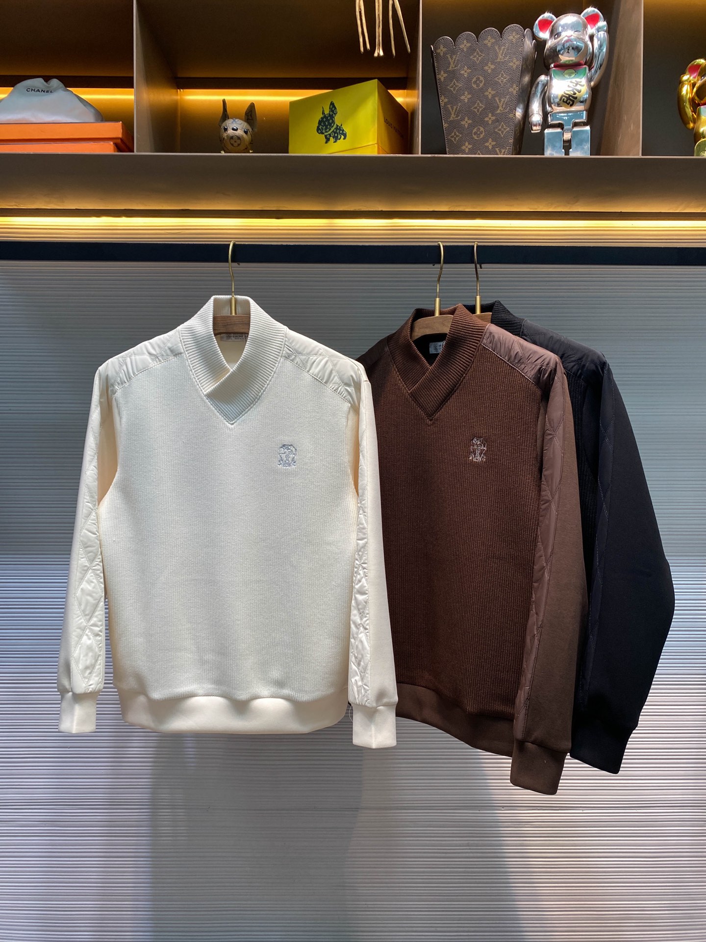 NO:613405,[BC25FW new autumn and winter sweatshirt cotton knitted patchwork stand-up collar sweater, men's silver thread embroidered badge loose casual pullover sweater!  Trading company channels are rare and available on the official website simultaneously!  BC's new item skillfully combines the sophistication of sweaters with the casualness of sweaters, perfectly combining the two. It not only retains the delicate texture brought by sweaters, but also incorporates the casualness and ease of sweaters!  This unique way of matching makes this sweater stand out among many clothes and catch people's attention instantly!  The collar and front panel are made of high-quality knitted fabric. This fabric is soft and skin-friendly. When it fits the skin, it seems to be gently wrapped by clouds, bringing unparalleled comfort!  The back panel boldly uses air-layer cotton splicing. The air-layer cotton has a unique texture. It is light and breathable, as if it creates a small space for the body to breathe!  This splicing method not only increases the layering of the sweater, but also allows the wearer to move more freely without being restricted!  In addition to the clever splicing of fabrics, the quilted details on the sleeves add a unique charm to this sweater!  The quilting lines are smooth and delicate. They are distributed on the sleeves in a rhythmic way, as if they are the smart brushstrokes left by the artist on the canvas!  These quilted details not only play a decorative role, but also make the sleeves look more three-dimensional and stylish!  The metallic silver thread embroidered badge on the chest is definitely the finishing touch. The design of the badge is unique. It is made of metallic silver thread and shines dazzlingly under the light!  The embroidery craftsmanship is extremely exquisite, and every silver thread is closely connected to outline a delicate and complex pattern!  This badge is not just a decoration, it is more like a status symbol, representing the wearer's unique understanding and pursuit of fashion!  When you walk down the street wearing this sweater with a metallic silver thread embroidered badge, you will undoubtedly attract the attention of countless people and become the envy of everyone!  The loose fit of this sweater adds a sense of spontaneity and freedom to it. It does not stick to the traditional slim fit style, but shows the wearer's personality in a loose and comfortable posture!  Black/beige/coffee, three colors available!  Size 48-56 Size 48 has shoulder width 46cm - chest 106cm - dress length 65cm - sleeve length 59cm Size 50 has shoulder width 47cm - chest 110cm - dress length 67cm - sleeve length 60cm Size 52 has shoulder width 48cm - chest 114cm - dress length 69cm - sleeve length 61cm  Size 54 has shoulder width 49cm - bust 118cm - dress length 71cm - sleeve length 62cm. Size 56 has shoulder width 50cm - chest 122cm - dress length 73cm - sleeve length 63cm. Recommended sizes (loose fit). Height 174-140 catties. Try on size 50 which is suitable!  Boys weighing less than 135 pounds should choose size 48, 135-148 pounds should choose size 50, 148-160 pounds should choose size 52, 160-173 pounds should choose size 54, and 173-186 pounds should choose size 56!  ,,hoodie,sweatshirts,sweaters,alexander wang19860909【BC25FW秋冬新款卫衣棉针织拼接立领毛衣,男士银线刺绣徽章宽松休闲套头针织衫！贸易公司渠道稀出,同步官网发售！BC新款单品巧妙地汲取了针织衫的精致与卫衣的休闲,将两者完美结合,既保留了针织衫所带来的细腻质感,又融入了卫衣的随性与自在！这种独特的搭配方式,让这件毛衣在众多衣物中脱颖而出,瞬间抓住人们的目光！ 衣领和前幅采用了高品质的针织面料,这种面料柔软亲肤,贴合肌肤时仿佛被云朵轻轻包裹,带来无与伦比的舒适感！而后幅则大胆地采用了空气层棉布拼接,空气层棉布具有独特的质感,它轻盈透气,仿佛给身体打造了一个会呼吸的小空间！这种拼接方式不仅增加了毛衣的层次感,还让穿着者在活动时更加自如,不受束缚！除了面料的巧妙拼接,衣袖上的绗缝细节装饰更是为这件毛衣增添了一份独特的魅力！绗缝线条流畅而精致,它们以一种富有韵律的方式分布在衣袖上,仿佛是艺术家在画布上留下的灵动笔触！这些绗缝细节不仅起到了装饰作用,还让衣袖看起来更加立体有型！ 胸前金属银线刺绣徽章绝对是画龙点睛之笔,徽章的设计独具匠心,它以金属银线为材料,在灯光下闪烁着耀眼的光芒！刺绣的工艺精湛无比,每一根银线都紧密相连,勾勒出精致而复杂的图案！这个徽章不仅仅是一个装饰,它更像是一种身份的象征,代表着穿着者对时尚的独特理解和追求！当你穿着这件带有金属银线刺绣徽章的毛衣走在街头,无疑会吸引无数人的目光,成为众人羡慕的对象！而这件毛衣的宽松版型,更是为它增添了一份随性与洒脱,它不拘泥于传统的修身款式,而是以一种宽松、自在的姿态展现着穿着者的个性！黑色/米色/咖色,三色入！尺码48-56 48码肩宽46cm-胸围106cm-衣长65cm-袖长59cm 50码肩宽47cm-胸围110cm-衣长67cm-袖长60cm 52码肩宽48cm-胸围114cm-衣长69cm-袖长61cm 54码肩宽49cm-胸围118cm-衣长71cm-袖长62cm 56码肩宽50cm-胸围122cm-衣长73cm-袖长63cm 尺码推荐（宽松版型） 身高174-140斤,试穿50码合适！ 男生体重135斤以内选择48码,135-148斤选择50码,148-160斤选择52码,160-173斤选择54码,173-186斤选择56码！,,hoodie,sweatshirts,sweaters,alexander wang,Men's clothing