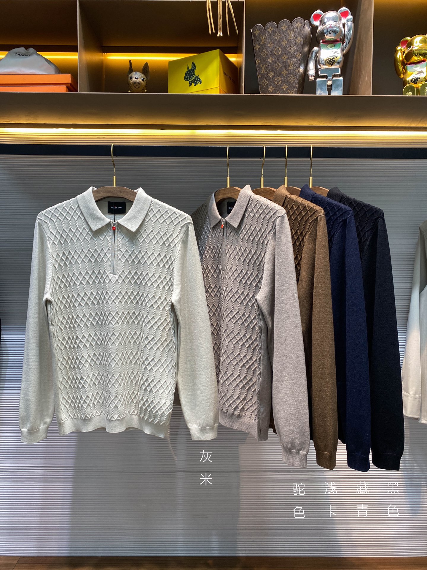 NO:613381,[KITON25FW new autumn and winter sheep wool Tencel blended knitted lapel sweater, men's three-dimensional rhombus knotted jacquard business casual knitted Polo shirt!  Trading company channels are rare and available on the official website simultaneously!  Kiton's new knitted Polo shirt has become a classic in the fashion industry with its excellent fabrics, unique design, exquisite details and perfect fit!  The choice of fabric for this Polo shirt shows extraordinary ingenuity right from the beginning. It is carefully woven with imported sheep wool and Tencel blended yarn. It is soft, skin-friendly, delicate and warm!  This unique blended fabric not only gives the clothes the ultimate comfort, but also has excellent warmth retention and breathability properties. In the cold winter, it can protect you from the biting cold wind and let the warmth wrap you tightly!  The three-dimensional rhombus knotted striped jacquard design on the front is like an exquisite work of art, instantly attracting everyone's attention!  The lines of the rhombus are regular and rhythmic, and the embellishment of the knots adds a sense of agility and playfulness. The two are intertwined to form a unique visual effect!  This design not only looks stylish and stylish visually, but also shows the brand’s ultimate pursuit of details!  The placket is embellished with a classic red metal zipper. The warmth of red and the coldness of metal collide, creating a strong visual impact and injecting vigorous vitality into the entire Polo shirt!  The metal zipper shows quality and texture. Its smooth surface and exquisite craftsmanship all demonstrate the brand's persistent pursuit of high quality!  This small embellishment not only enhances the fashion sense of the entire dress, but also reveals the brand's charm without reservation. People can recognize it as a masterpiece from Kiton at a glance!  The classic lapel shape is simple and elegant, yet elegant, perfectly showing the wearer's neck line, adding a sense of sophistication and handsomeness!  The well-fitting design fully takes into account the principles of ergonomics and fits the curves of the body. It is neither too loose and looks bloated nor too tight and restricts the body!  No matter you are tall or short, fat or thin, you can find your perfect fit in this Polo shirt!  Black/Navy Blue/Light Card/Camel/Gray Beige, five colors available!  Size 48-56 Size 48 has shoulder width 43cm - chest 100cm - dress length 68cm - sleeve length 60cm Size 50 has shoulder width 44cm - chest 104cm - dress length 69cm - sleeve length 61cm Size 52 has shoulder width 45cm - chest 108cm - dress length 70cm - sleeve length 62cm  Size 54 has shoulder width 46cm - bust 112cm - dress length 71cm - sleeve length 63cm. Size 56 has shoulder width 47cm - chest 116cm - dress length 72cm - sleeve length 64cm. Size recommendation (standard version). Height 174-140 catties. Try on size 50 which is suitable!  Boys weighing less than 130 pounds should choose size 48, 130-142 pounds should choose size 50, 142-155 pounds should choose size 52, 155-168 pounds should choose size 54, and 168-182 pounds should choose size 56!  ,,sweaters,alexander wang19860909【KITON25FW秋冬新款绵羊毛天丝混纺针织翻领毛衣,男士立体菱格绳结提花商务休闲针织Polo衫！贸易公司渠道稀出,同步官网发售！Kiton新款针织Polo衫,以其卓越的面料、独特的设计、精致的细节和完美的版型,成为了时尚界的经典之作！ 这款Polo衫面料的选择开始便彰显出非凡的匠心,采用了客供进口的绵羊毛天丝混纺纱线精心织造而成,柔软亲肤、细腻而温暖！这种独特的混纺面料不仅赋予了衣物极致的舒适感,还具备出色的保暖与透气性能,在寒冷的冬日里,它能为你抵御凛冽的寒风,让温暖紧紧包裹着你！前幅立体菱格绳结条纹提花设计宛如一件精美的艺术品,瞬间吸引了所有人的目光！菱格的线条规整而富有韵律,绳结的点缀则增添了一份灵动与俏皮,两者相互交织,形成了一种独特的视觉效果！这种设计不仅在视觉上显得时髦有型,更展现出了品牌对于细节的极致追求！ 门襟处经典红色金属拉链点缀,红色的热烈与金属的冷峻相互碰撞,产生了强烈的视觉冲击,为整件Polo衫注入了一股蓬勃的生命力！而金属拉链则彰显出品质与质感,其光滑的表面和精致的工艺,无不展现出品牌对于高品质的执着追求！这一小小的点缀,不仅提升了整件衣服的时尚感,更将品牌魅力毫无保留地展露无疑,让人一眼便能认出这是来自Kiton的杰作！经典的翻领造型简洁大方,又不失优雅气质,完美地展现了穿着者的颈部线条,增添了一份精致与帅气！而合身的版型设计,充分考虑了人体工程学原理,贴合身体曲线,既不会过于宽松而显得臃肿,也不会过于紧身而束缚身体！无论是高矮胖瘦,都能在这件Polo衫中找到属于自己的完美贴合感！黑色/藏青/浅卡/驼色/灰米,五色入！尺码48-56 48码肩宽43cm-胸围100cm-衣长68cm-袖长60cm  50码肩宽44cm-胸围104cm-衣长69cm-袖长61cm  52码肩宽45cm-胸围108cm-衣长70cm-袖长62cm  54码肩宽46cm-胸围112cm-衣长71cm-袖长63cm  56码肩宽47cm-胸围116cm-衣长72cm-袖长64cm 尺码推荐（标准版型） 身高174-140斤,试穿50码合适！ 男生体重130斤以内选择48码,130-142斤选择50码,142-155斤选择52码,155-168斤选择54码,168-182斤选择56码！,,sweaters,alexander wang,Men's clothing