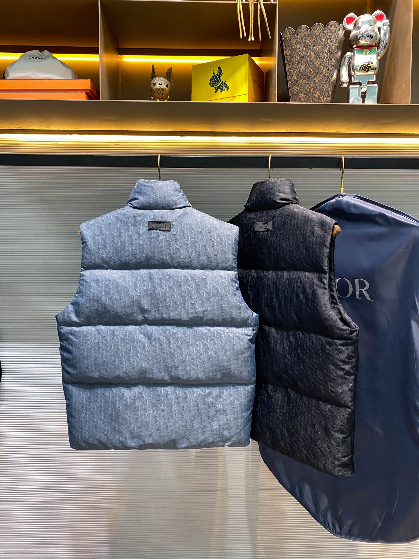 高版本（里布有logo）配专属防尘袋 DR DIoR 25FW新款羽绒马甲面料采用科技提花技术：在面料上