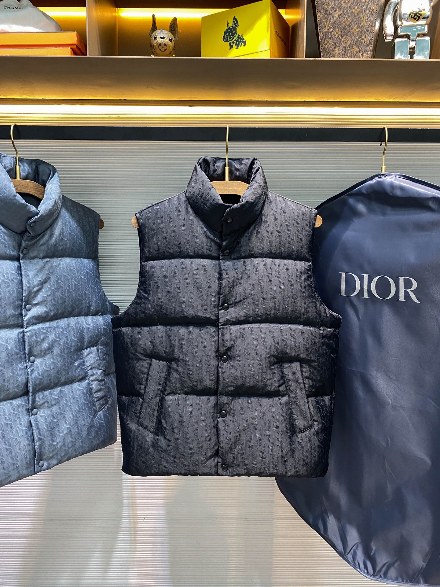 高版本（里布有logo）配专属防尘袋 DR DIoR 25FW新款羽绒马甲面料采用科技提花技术：在面料上