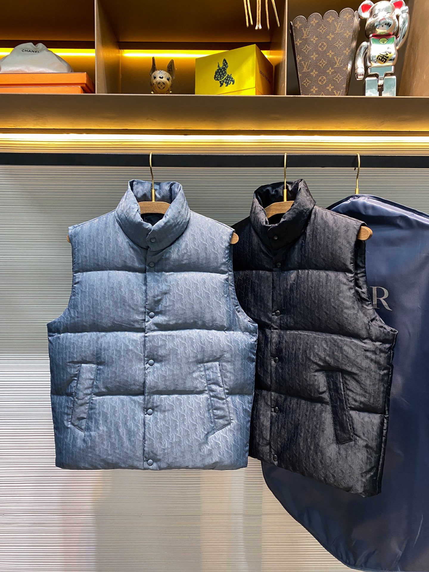 NO:612944,High version (with logo on the lining) with exclusive dust bag DR DIoR 25FW new down vest  The fabric uses scientific jacquard technology to apply laser jacquard technology to the fabric, making the entire piece more concave and convex, with a stronger three-dimensional effect. This technology not only improves the visual effect of the fabric, but also enhances the durability and comfort of the fabric. The custom-woven high-density satin nylon material, combined with the dark jacquard weave method, makes the down highly waterproof, anti-fouling, and dust-proof. This ensures that it can maintain good appearance and performance in bad weather.  Printing process Oblique printing is applied to the fabric through precise printing technology, perfectly integrated with the fabric, showing a low-key and luxurious visual effect. (Higher version pays attention to details) (with logo on the lining) Comes with an exclusive dust bag. The down filling is strictly processed and screened to ensure the fluffiness and warmth of the down. The down is evenly filled into the liner and fixed by sewing and gluing.  Detail processing is carried out on the collar, cuffs, hem and other parts to improve the practicality and beauty. At the same time, ironing and inspection are carried out to ensure that the product quality meets the standards. Black, same style for men and women!  SIZE: S-XL three standard complete (higher version pays attention to details (logo on the lining) with exclusive dust bag, dior, down jacket, alexander wang19860909高版本（里布有logo）配专属防尘袋 DR DIoR 25FW新款羽绒马甲 面料采用科技提花技术在面料上应用激光提花技术,使整件凹凸有致,立体感更强.这种技术不仅提升了面料的视觉效果,还增强了面料的耐用性和舒适度.定织高密度缎面尼龙材质,结合暗纹提花织法,使得羽绒具有极高的防水、防污、防尘性能.这确保了在恶劣天气下也能保持良好的外观和性能. 印花工艺Oblique印花通过精密的印刷技术应用于面料上,与面料完美融合,呈现出低调而奢华的视觉效果.（高版本 注意细节）（里布有logo）配专属防尘袋 羽绒填充经过严格的处理和筛选,确保羽绒的蓬松度和保暖性.将羽绒均匀地填充到的内胆中,并通过缝制压胶等方式固定. 细节处理在的领口、袖口、下摆等部位进行细节处理,以提升的实用性和美观度.wt同时,对进行整烫和检验,确保产品质量符合标准. 黑色,男女同款！ SIZE:S-XL 三标齐全（高版本注意细节（里布有logo）配专属防尘袋,,dior,down jacket,alexander wang,Men's clothing