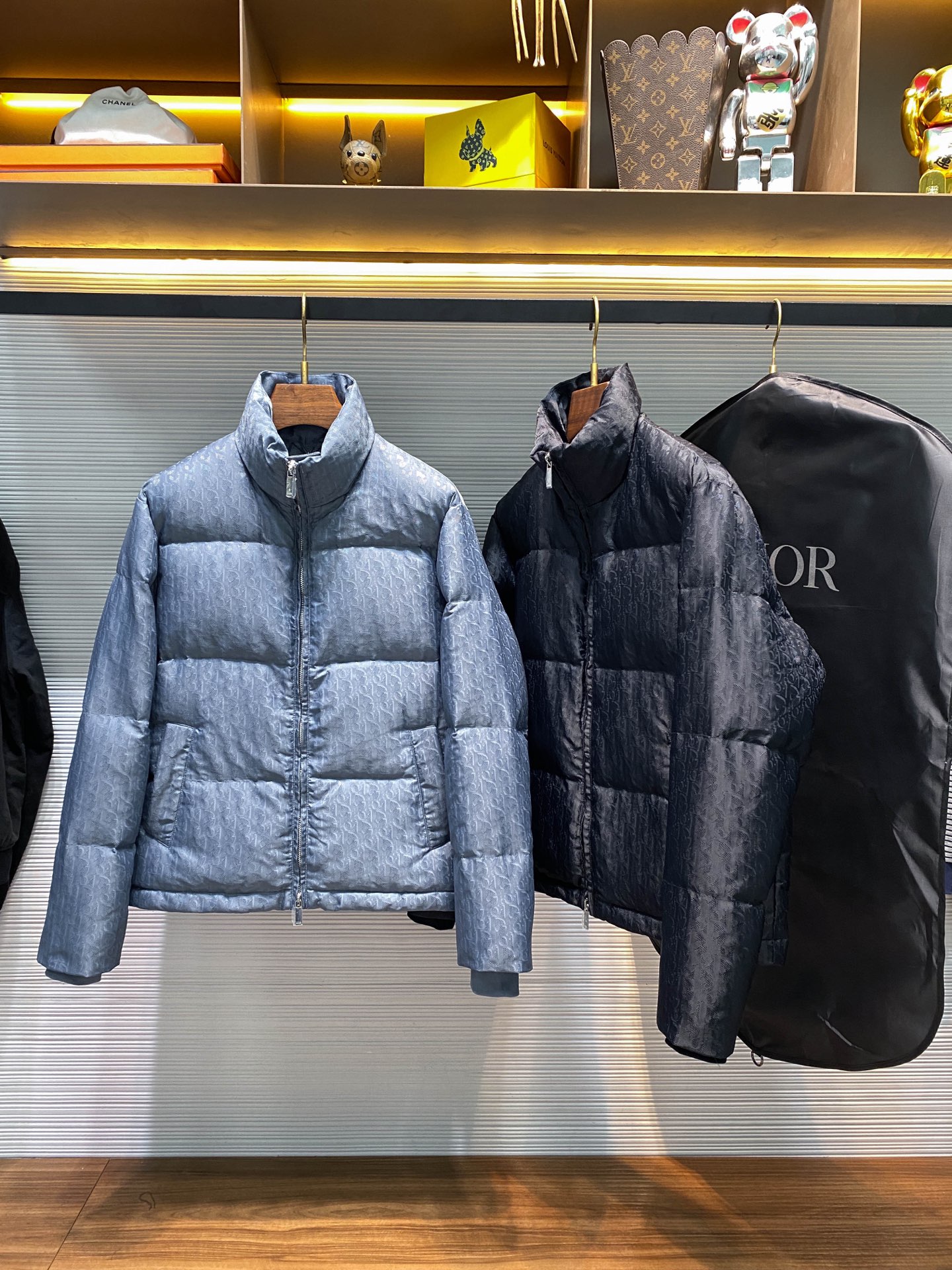 NO:612940,The high version (with logo on the lining) comes with an exclusive dust bag. This 25-year-old jacket highlights Dior's classic Oblique print. It is carefully made of black technical jacquard fabric, with a Dior rubber patch on the back, and a stand-up collar to highlight your personality. The whole body is decorated with tonal printing, and exquisite details enhance the style. Comes with the original dust bag. The back is decorated with a Dior rubber patch and the whole body is decorated with an Oblique stand-up collar (the high version pays attention to details (with logo on the lining) and comes with an exclusive dust bag)  Two-way zipper closure, with Dior logo zipper puller, with CD snap button, color black, haze blue, size S-XL (higher version, attention to details (logo on lining) with exclusive dust bag),, dior, jackets & coats, alexander wang19860909高版本（里布有logo）配专属防尘袋 25年这款夹克突显 Dior 经典的 Oblique 印花.采用黑色科技提花面料精心制作,背面饰以 Dior 橡胶补丁,搭配立领彰显个性.通体饰以同色调印花,精巧细节提升造型格调.配原版防尘袋. 背面饰以 Dior 橡胶补丁 通体饰以 Oblique 立领（高版本 注意细节（里布有logo）配专属防尘袋） 双向拉链开合,搭配 Dior 标志拉链头 搭配 CD 按扣 颜色黑色 雾霾蓝 尺码S-XL（高版本 注意细节（里布有logo）配专属防尘袋）,,dior,jackets & coats,alexander wang,Men's clothing