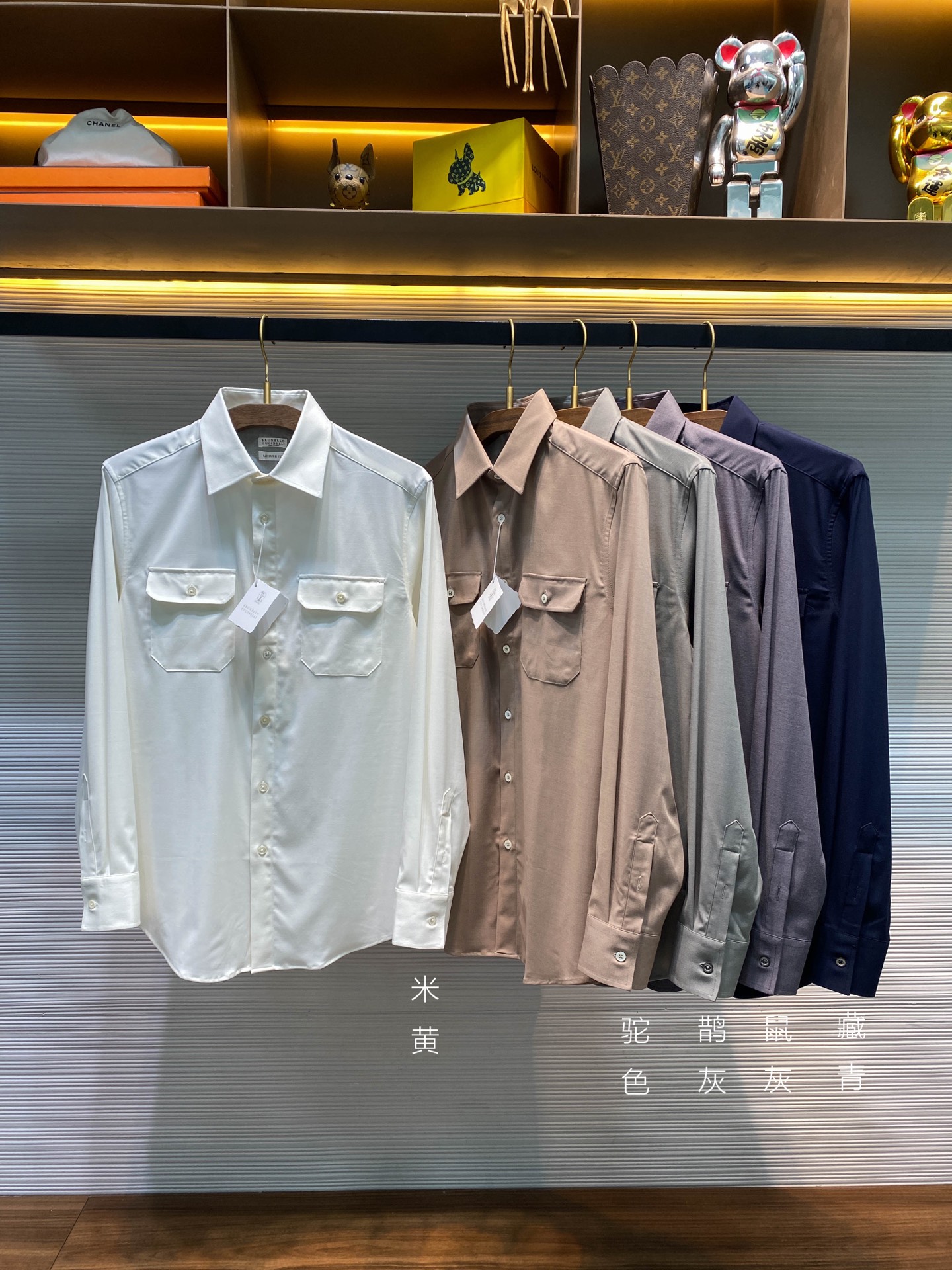 NO:677487,【67013】-BC25FW new autumn and winter Tencel cotton blend solid color lapel shirt, men's classic double pocket business casual versatile long-sleeved shirt!  Trading company channels are rare and available on the official website simultaneously!  BC's new double-pocket shirt has become a dazzling star in the fashion industry with its customized high-quality fabrics, unique design details and loose fashion fit!  The shirt is made of custom-made Tencel cotton blend material. Tencel is like a silky elf gifted by nature, giving the shirt a delicate touch like satin, gently sliding over the skin without any roughness or itch, leaving only endless comfort and comfort!  The addition of cotton adds warmth and affinity to the silkiness, allowing the shirt to fit the body while giving the skin the most natural breathing space!  The design on the chest is the finishing touch. The symmetrical double flap pocket patches are like a pair of smart wings, adding a bit of liveliness and playfulness to the entire shirt!  The edges of the pockets have been carefully processed, and the lines are smooth and natural, complementing the overall style of the shirt, as if they were born there, without any sense of inconsistency!  Customized brand-engraved natural mother-of-pearl buckles are undoubtedly synonymous with sophistication and luxury!  The addition of brand engraving adds an exclusive sense of nobility to these buttons, as if announcing to the world the unique identity and high-quality pedigree of this shirt!  The loose design style does not stick to traditional constraints and gives the body ample free space!  Whether you are a tall and straight person or a person with a plump figure, wearing it can show a casual and confident temperament!  Navy blue/mouse gray/magpie gray/camel/beige, five colors available!  Sizes M-3XL M size shoulder width 46cm-bust 108cm-shirt length 75cm-sleeve length 64cm L size shoulder width 47cm-chest 112cm-shirt length 77cm-sleeve length 65cm  3XL size, shoulder width 50cm - bust 124cm - length 83cm - sleeve length 68cm Recommended size (loose fit) Height 174-140 pounds, try on size L!  Boys weighing less than 138 pounds should choose M size, 138-150 pounds should choose L size, 150-162 pounds should choose XL size, 162-174 pounds should choose XXL size, and 174-188 pounds should choose 3XL size!  ,men's clothing,shirts,silk fabric,19860909【67013】-BC25FW秋冬新款天丝棉质混纺纯色翻领衬衣,男士经典双口袋商务休闲百搭长袖衬衫！贸易公司渠道稀出,同步官网发售！BC全新双口袋衬衫,以其客供定制的优质面料、独特的设计细节和宽松的时尚版型,成为了时尚界的一颗耀眼明星！ 该衬衫采用客供定制天丝棉质混纺材质,天丝宛如大自然馈赠的丝滑精灵,赋予了衬衫如绸缎般细腻的触感,轻轻滑过肌肤,没有丝毫的粗糙与刺痒,只留下无尽的舒适与惬意！而棉质的加入,则为这份丝滑增添了一份温暖与亲和,让衬衫在贴合身体的同时,又能给予肌肤最自然的呼吸空间！胸前的设计堪称点睛之笔,对称的双翻盖口袋贴饰,犹如一对灵动的翅膀,为整件衬衫增添了几分活泼与俏皮！口袋的边缘经过精心处理,线条流畅自然,与衬衫的整体风格相得益彰,仿佛是天生就长在那里一般,毫无违和感！客供定制品牌刻印天然母贝扣,无疑是精致与奢华的代名词！品牌刻印的加入,更是为这些纽扣增添了一份专属的尊贵感,仿佛在向世人宣告着这件衬衫的独特身份和高品质血统！宽松的设计风格,它不拘泥于传统的束缚,给予身体充分的自由空间！无论是身材高挑挺拔的人,还是体型较为丰满的人,穿上它都能展现出一种随性而又自信的气质！藏青/鼠灰/鹊灰/驼色/米黄,五色入！尺码M-3XL M码肩宽46cm-胸围108cm-衣长75cm-袖长64cm L码肩宽47cm-胸围112cm-衣长77cm-袖长65cm XL码肩宽48cm-胸围116cm-衣长79cm-袖长66cm XXL码肩宽49cm-胸围120cm-衣长81cm-袖长67cm 3XL码肩宽50cm-胸围124cm-衣长83cm-袖长68cm 尺码推荐（宽松版型） 身高174-140斤,试穿L码合适！ 男生体重138斤以内选择M码,138-150斤选择L码,150-162斤选择XL码,162-174斤选择XXL码,174-188斤选择3XL码！,男装,shirts,silk fabric,,Women's clothing