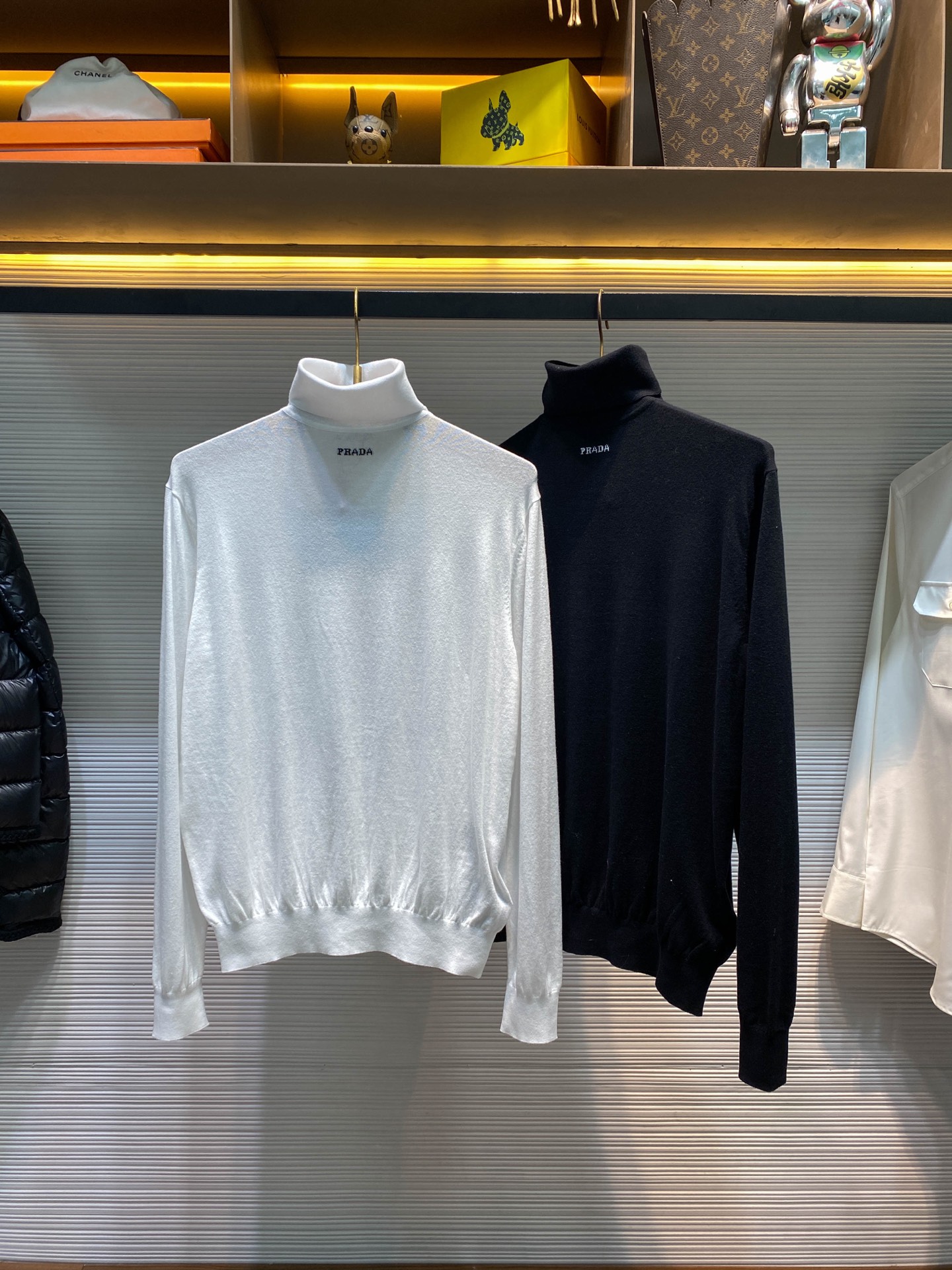 NO:677497,【25283】-PRA25FW new autumn and winter lightweight mercerized wool turtleneck sweater, men’s classic jacquard logo fashionable and versatile base sweater and sweater!  Trading company channels are rare, and it is available on the official website for 13,640 RMB!  P's new sweater is undoubtedly an exquisite interpretation of the brand's aesthetic concept. It is like a flowing work of art, perfectly integrating luxury and simplicity!  This sweater is made of custom-woven mercerized worsted wool. When you touch it gently, the soft and delicate touch is like the spring breeze blowing across your cheek, instantly bringing an indescribable sense of comfort!  Not only does it feel great, it also has excellent breathability, allowing you to always stay dry and comfortable while wearing it!  In terms of color selection, the designer used pure black and white as the main color, and accurately anchored a contrasting color logo under the collarbone of the sweater. Black and white, the two most classic and pure colors, formed a sharp contrast, but achieved a harmonious balance in the contrast!  This logo is not only the logo of a brand, but also a vivid interpretation of the P family’s minimalist and luxury brand philosophy!  It represents the brand's persistent pursuit of quality, deep understanding of simple aesthetics, and unique insights into fashion!  This sweater adopts a form-fitting design. It is like a considerate stylist, able to accurately fit your body curves and show your most perfect side!  The high collar design is one of the core highlights of this sweater. It is not only designed to provide functional warmth, but also sublimates warmth into an aesthetic expression!  The high collar tightly wraps your neck, giving you a warm and safe feeling. It can also modify the neck line, making your neck look more slender and elegant!  In the cold season, the high collar can effectively block the invasion of cold wind and protect you from the severe cold. On the fashion stage, it has become a unique decorative element, adding mystery and elegance to the overall look!  Black/white, two colors available!  Size 46-52 Size 46 has shoulder width 42cm - chest 106cm - dress length 63cm - sleeve length 62cm Size 48 has shoulder width 43cm - chest 110cm - dress length 65cm - sleeve length 63cm Size 50 has shoulder width 44cm - chest 114cm - dress length 67cm - sleeve length 64cm  Size 52, shoulder width 45cm - bust 118cm - length 69cm - sleeve length 65cm. Recommended sizes (standard version). Height 174kg, trying on size 48 which is suitable!  For boys, choose size 46 if you weigh less than 150 pounds, choose size 48 if you weigh less than 150 pounds, choose size 50 if you weigh 150-165 pounds, and choose size 52 if you weigh 165-183 pounds!  ,Prada-clothing,prada,prada,sweaters,19860909【25283】-PRA25FW秋冬新款轻薄丝光羊毛高领毛衣,男士经典提花标识时尚百搭打底毛衣针织衫！贸易公司渠道稀出,同步官网发售13640RMB！P家新款毛衣无疑是品牌美学理念的一次精妙诠释,宛如一件流动的艺术品,将奢华与简约完美融合！ 该毛衣采用定织丝光精纺羊毛,当你轻轻触摸它时,那种柔软细腻的触感如同春风拂过脸颊,瞬间带来一种难以言喻的舒适感！不仅触感绝佳,还具有出色的透气性,能够让你在穿着过程中始终保持干爽与舒适！在色彩的选择上,设计师以纯粹的黑白色作为主色调,并于毛衣的锁骨下方精准地锚定着一个对比色的徽标,黑色与白色,这两种最经典、最纯粹的色彩形成了鲜明的对比,却又在对比中达到了一种和谐的平衡！这个徽标不仅仅是一个品牌的标志,更是P家极简即奢侈品牌哲学的生动诠释！它代表着品牌对品质的执着追求,对简约美学的深刻理解,以及对时尚的独特见解！ 这款毛衣采用了合身版型设计,它就像是一位贴心的造型师,能够精准地贴合你的身体曲线,展现出你最完美的一面！高领的设计是这件毛衣的核心亮点之一,它不仅仅是为了提供功能性保暖,更是将保暖升华为一种美学表达！高领紧紧地包裹着你的颈部,给人一种温暖而安全的感觉,同时还能修饰颈部线条,让你的颈部看起来更加修长优雅！在寒冷的季节里,高领能够有效地阻挡寒风的侵袭,为你抵御严寒,而在时尚的舞台上,它则成为了一种独特的装饰元素,为整体造型增添了一份神秘与优雅！黑色/白色,两色入！尺码46-52 46码肩宽42cm-胸围106cm-衣长63cm-袖长62cm  48码肩宽43cm-胸围110cm-衣长65cm-袖长63cm  50码肩宽44cm-胸围114cm-衣长67cm-袖长64cm  52码肩宽45cm-胸围118cm-衣长69cm-袖长65cm 尺码推荐（标准版型） 身高174-斤,试穿48码合适！ 男生体重斤以内选择46码,-150斤选择48码,150-165斤选择50码,165-183斤选择52码！,普拉达-服装,prada,prada,sweaters,,Women's clothing