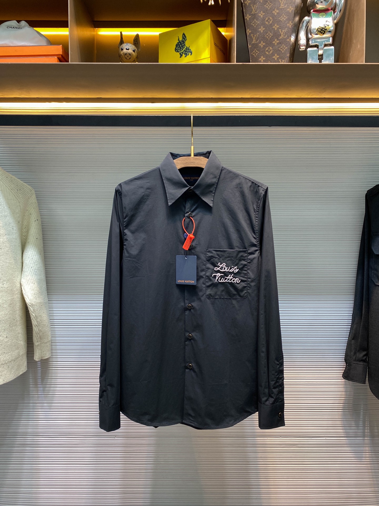 NO:677475,[BB] P-1V25FW new autumn and winter black silk-cotton blended lapel shirt, men's beaded embroidered logo pocket business casual long-sleeved shirt!  The trading company channel is rare, and it is available for sale on the official website at the same time for 11RMB!  A fashionable item that combines luxury, personality and comfort!  It is not just a piece of clothing, but an expression of an attitude towards life and a pursuit of beautiful things!  This shirt is made of custom-made silk and cotton blended royal fabric. It has a delicate and soft texture, as if clouds are floating lightly on your fingertips. It is not only as smooth as silk, but also breathable and comfortable as cotton!  The shirt uses deep matte black as the main tone. It is unassuming but has an irresistible charm. It seems to be telling a story about luxury and low-key!  The design of the chest pocket is a highlight of this shirt!  The handwritten logo embroidered with pearlescent beads in contrasting colors is like a gorgeous fireworks suddenly blooming in the night sky, instantly attracting everyone's attention!  The contrasting design cleverly blends two completely different but complementary colors together, creating a strong visual impact!  Under the refraction of light, the pearl beads shine with colorful light, as if they are a group of smart elves jumping happily!  These beaded embroideries are stacked in three-dimensional space to create a three-dimensional relief effect of the brand logo, like a miniature art building!  Using beads as pen and time as ink, the designer skillfully used the size, color and arrangement of beads to outline a lifelike logo on the shirt!  This logo is no longer a flat pattern, but has a three-dimensional and layered feel, as if it is growing out of the shirt!  It not only represents the brand's glory and status, but also symbolizes the wearer's unique understanding and control of fashion!  The neck design of the shirt is also unique. The elegant lines outline the charming style of the neck. It is neither too tight, making people feel uncomfortable, nor too loose, losing the sense of refinement it deserves!  This just-right line design is like a skilled sculptor carving a wo19860909【BB】P-1V25FW秋冬新款黑色丝棉混纺翻领衬衣,男士串珠刺绣标识口袋商务休闲长袖衬衫！贸易公司渠道稀出,同步官网发售11RMB！一款集奢华、个性与舒适于一身的时尚单品！它不仅仅是一件衣服,更是一种生活态度的表达,一种对美好事物的追求！ 这款衬衫选用定制丝棉混纺御品织料,细腻而柔软的质感,仿佛是云朵在指尖轻盈飘过,它不仅有着丝绸般的顺滑,还兼具棉质的透气与舒适！衬衫以深邃的哑光黑作为主基调,它不张扬却有着一种让人无法抗拒的魅力,仿佛在诉说着一个关于奢华与低调的故事！而胸前口袋处的设计,更是这款衬衫的一大亮点！以撞色珠光串珠刺绣手写体标识,宛如夜空中突然绽放的绚丽烟火,瞬间吸引了所有人的目光！那撞色的设计,巧妙地将两种截然不同却又相得益彰的颜色融合在一起,形成了强烈的视觉冲击！珠光串珠在光线的折射下,闪烁着五彩斑斓的光芒,仿佛是一群灵动的小精灵在欢快地跳跃！ 这些串珠刺绣于三维空间叠砌出立体浮雕效果的品牌标识,仿佛是一座微型的艺术建筑！以珠为笔,时为墨,设计师巧妙地运用了串珠的大小、颜色和排列方式,在衬衫上勾勒出了一个栩栩如生的标识！这个标识不再是平面的图案,而是具有了立体感和层次感,仿佛是从衬衫上生长出来的一般！它不仅仅代表着品牌的荣耀与地位,更象征着穿着者对时尚的独特理解和掌控力！衬衫的颈部设计同样独具匠心,优雅的线条勾勒出颈部迷人的风采,它既不会过于紧绷,让人感到不适,也不会过于宽松,失去了应有的精致感！这种恰到好处的线条设计,就像是一位技艺精湛的雕塑家在雕琢一件艺术品,将颈部的优美曲线完美地展现出来！当你穿上这款衬衫,行走在人群中,那优雅的颈部线条会成为一道亮丽的风景线,吸引着众人的目光！尺码S-XL S码肩宽46cm-胸围110cm-衣长79cm-袖长69cm M码肩宽48cm-胸围114cm-衣长80cm-袖长70cm L码肩宽50cm-胸围118cm-衣长81cm-袖长71cm XL码肩宽52cm-胸围122cm-衣长82cm-袖长72cm 尺码推荐（宽松版型） 身高174-斤,试穿M码合适！ 男生体重138斤以内选择S码,138-153斤选择M码,153-168斤选择L码,168-185斤选择XL码！,路易威登-服装,louis vuitton,shirts,,Women's clothing