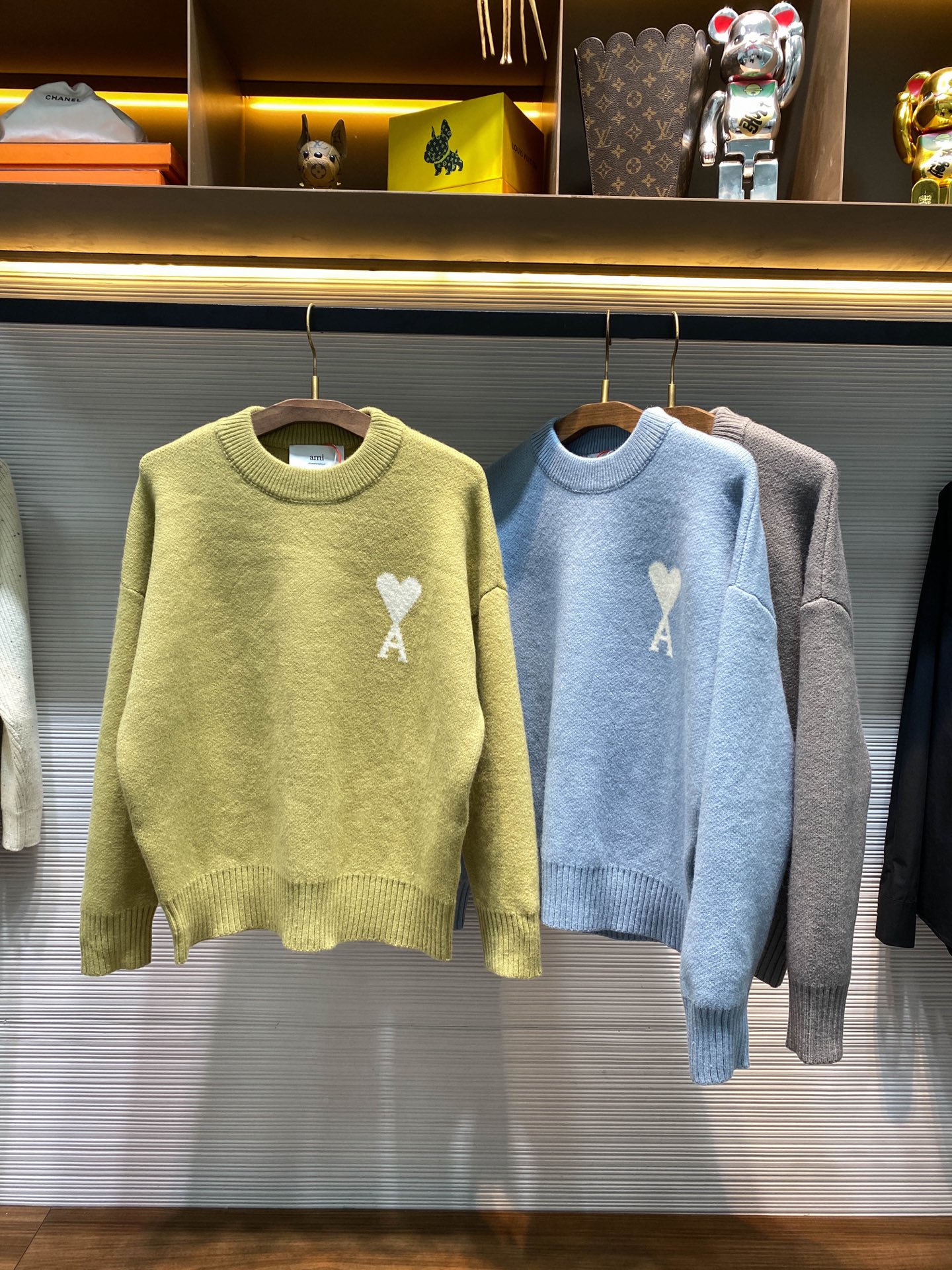 NO:677417,【25374】-AMI25FW new autumn and winter merino wool knitted round neck sweater, same style for men and women with contrasting color love letter A intarsia loose casual pullover sweater!  The trading company channel is rare, and it is available for sale on the official website at the same time for 4940 RMB!  Encountering this Ami love round neck sweater is like encountering an extremely simple fashion feast!  With its luxurious and soft materials, unique design, elegant style and versatile features, it has become a shining pearl in the fashion industry, allowing everyone who owns it to shine with their own brilliance on the road of fashion!  This sweater is made of custom-woven and dyed luxurious Merino wool. Merino wool is famous for its fine fibers and excellent qua19860909【25374】-AMI25FW秋冬新款美丽诺羊毛针织圆领毛衣,男女同款撞色爱心A字母嵌花宽松休闲套头毛衣针织衫！贸易公司渠道稀出,同步官网发售4940RMB！邂逅这款Ami爱心圆领毛衣,就像是邂逅了一场极致简约的时尚盛宴！它以奢柔的材质、独特的设计、优雅的风格和百搭的特性,成为了时尚界的一颗璀璨明珠,让每一个拥有它的人都能在时尚的道路上绽放出属于自己的光彩！ 这款毛衣采用定织定染奢柔美丽诺羊毛,美丽诺羊毛以其细腻的纤维和卓越的品质闻名于世,而定织定染的工艺更是赋予了它独一无二的灵魂！当你轻轻触摸它,那种细腻的触感仿佛是春风轻拂过脸颊,温柔而舒适！将它穿在身上就像被一层轻柔的云朵包裹着,贴肤而不刺激,给予肌肤最贴心的呵护,让你在寒冷的季节里也能感受到如春日暖阳般的温暖！胸前撞色爱心跃然其上,宛如夜空中最亮的星,瞬间吸引了所有人的目光！这颗爱心并非普通的装饰,它经过设计师的精心构思和巧妙搭配,撞色的设计让爱心与毛衣主体形成了鲜明而又和谐的对比！它不仅仅是一个简单的图案,更是品牌辨识度的象征！宽松版型设计,打破了传统毛衣的束缚感,给人一种自由、随性的感觉！无论你是身材高挑的模特,还是身材娇小的可爱女孩,亦或是身材微胖的时尚达人,它都能完美地贴合你的身形,展现出你最自然、最舒适的一面！绿色/蓝色/灰色,三色入！尺码S-XL S码肩宽64cm-胸围122cm-衣长65cm-袖长51cm M码肩宽66cm-胸围126cm-衣长67cm-袖长52cm L码肩宽68cm-胸围130cm-衣长69cm-袖长53cm XL码肩宽70cm-胸围134cm-衣长71cm-袖长54cm 尺码推荐（宽松版型） 身高174-斤,试穿S码合适！ 男生体重斤以内选择S码,-160斤选择M码,160-175斤选择L码,175-193斤选择XL码！ 女生全部选择S码即可！,男装女装,sweaters,,Women's clothing
