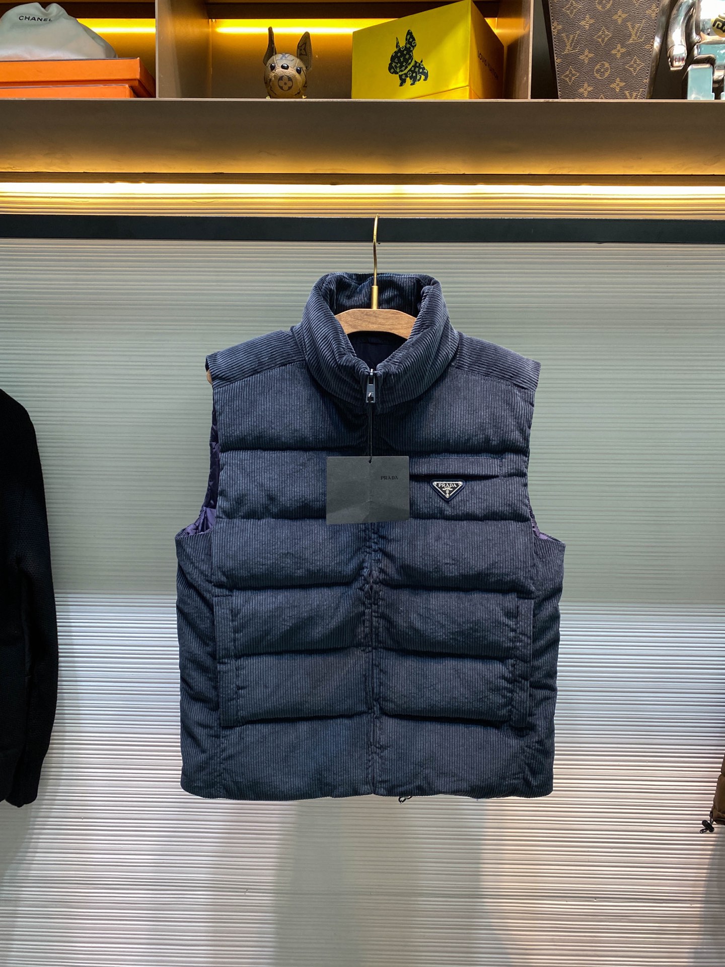 NO:612960,PRA25FW new autumn and winter corduroy stand-up collar warm down vest, the same classic triangle logo badge zipper chest pocket down jacket for men and women, sleeveless jacket vest jacket!  The trading company channel is rare, and it is available for sale on the official website simultaneously for 18210RMB!  The P family’s high-looking down vest in autumn and winter is a fashionable tool for both men and women in autumn and winter. For this kind of classic that is not easily outdated, fashionable men and women can buy it with confidence. It is definitely the best choice as a daily commuting item!  This down vest is made of custom-woven corduroy material supplied by customers. The surface of the fabric has three-dimensional and warm groove details, which visually brings a retro and nostalgic tone. It has a bit of 70s feel mixed in, giving people a lazy and relaxing feeling!  The delicate and smooth fiber lining inside is filled with 90% white goose down. It has sufficient down filling and is free of stems and clumps. It has a full and soft down texture. It rebounds instantly when pressed. It can effectively lock in and gather body temperature, bringing you the warmest and most comfortable wearing experience!  The eye-catching enamel-coated triangular logo patch under the front zipper chest pocket, and the placket and body-painted metal zipper closure add some highlights and a sense of luxury to the entire piece!  The basic and conventional stand-up collar vest style cutting, simple and neat design, can easily create a fashionable and elegant casual look!  Sizes S-XL S size shoulder width 45cm - bust 110cm - length 64cm M size shoulder width 46cm - bust 114cm - length 65cm L size shoulder width 47cm - bust 118cm - length 66cm  For boys, choose size S if you weigh less than 143 pounds, choose size M if you are between 143 pounds and 160 pounds, choose size L if you weigh 143-160 pounds, and choose size XL if you weigh 160-178 pounds!  All girls can choose size S!  ,,prada,jackets & coats,jackets & coats,down jacket,alexander wang19860909PRA25FW秋冬新款灯芯绒立领保暖羽绒马甲,男女同款经典三角标徽章拉链胸袋羽绒服无袖夹克背心外套！贸易公司渠道稀出,同步官网发售18210RMB！P家秋冬季高颜值羽绒背心,男女通穿的秋冬时尚着装利器,对于这种不易过时的经典之作,各位潮男潮女们可以放心入手,作为日常通勤单品搭配绝对是最佳的选择！ 此款羽绒背心甄选客供定织灯芯绒材质制作而成,面料表面立体温润的坑条细节,视觉上自带复古怀旧腔调,骨子里混了些许70年代的feel,给人慵懒放松的感觉！内里细腻爽滑的纤维内衬,搭配90白鹅绒填充,充绒量足且无梗不结块,饱满柔软的羽绒质感,按压下去瞬间回弹,着身可以有效的锁温聚温,带来最保暖舒适的着穿体验！正面拉链胸袋下方醒目的珐琅涂层三角徽标贴饰,及门襟同衣身漆面刻印金属拉链闭合,为整件单品平添了些许亮点与奢华档次感！基础常规的立领马甲版型裁剪,简洁利落的设计,可轻松打造时尚大气的休闲造型！尺码S-XL S码肩宽45cm-胸围110cm-衣长64cm M码肩宽46cm-胸围114cm-衣长65cm L码肩宽47cm-胸围118cm-衣长66cm XL码肩宽48cm-胸围122cm-衣长68cm 尺码推荐（标准版型） 身高174-斤,试穿M码合适！ 男生体重斤以内选择S码,-143斤选择M码,143-160斤选择L码,160-178斤选择XL码！ 女生全部选择S码即可！,,prada,jackets & coats,jackets & coats,down jacket,alexander wang,Men's clothing