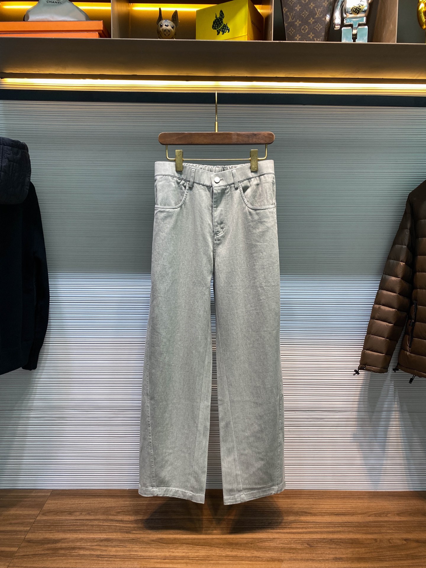 NO:677422,【4983】-MM6 25FW new autumn and winter off-white fashionable cotton jeans, men's washed four-corner stitching pattern loose casual scimitar denim trousers!  Trading company channels are rare and available on the official website simultaneously!  MM6’s new jeans for autumn and winter have become the darling of the fashion industry with their unique fabrics and classic design elements. Whether paired with a simple T-shirt or a fashionable jacket, they can be easily worn and create different fashion looks for you!  The trousers are made of custom-made off-white washed denim cotton, which feels as soft as the spring breeze, gently brushing against the skin, bringing a delicate and gentle touch!  However, it is not only soft, but also contains a just right sense of firmness in the softness!  The back pocket has a unique washed four-corner stitching pattern. This seemingly simple stitching pattern actually contains profound brand heritage!  It continues the brand’s classic design elements and is like a unique business card for the brand, telling the brand’s history and heritage!  This unique design is not only full of fashion, making you stand out from the crowd, but also highly recognizable!  The design of the semi-elastic waistband cleverly combines comfort and practicality. It will neither make you feel too tight nor baggy and shapeless!  The three-dimensional loose scimitar trousers are a unique cut and can skillfully modify various leg shapes. For people with less than perfect leg shapes, it is simply a savior. It can cleverly cover up small flaws in the legs and make the legs look straighter and slender!  The shape design of the scimitar gradually narrows from the thigh to the calf, forming a natural arc, which is not only ergonomic, but also shows a casual and fashionable style!  Sizes XS-L  M size waist 82/86cm - hip 108cm - front 33cm - thigh 74cm - trouser length 107cm - trouser leg 50cm L size waist 86/90cm - hip 112cm - front 33cm - thigh 76cm - trouser length 108cm - trouser leg 50cm Recommended size (standard version) Height 174-140 catties, try on size S!  Boys weighing less than 130 kilograms should choose XS size, 130-145 kilograms should choose S size, 145-162 kilograms should choose M size, and 162-180 kilograms should choose L size!  ,men's and women's clothing,masion margiela,jeans,jackets & coats,tees,t-shirt,19860909【4983】-MM6 25FW秋冬新款灰白色时尚全棉牛仔裤,男士水洗四角缝线图案宽松休闲弯刀牛仔长裤！贸易公司渠道稀出,同步官网发售！MM6家秋冬季全新牛仔裤装奉献,它以独特的面料、经典的设计元素成为了时尚界的宠儿,无论是搭配简约的T恤,还是时尚的外套,它都能轻松驾驭,为你打造出不同的时尚造型！ 该裤装采用客供定制灰白色水洗牛仔棉布,触感柔软得如同春日里的微风,轻轻拂过肌肤,带来一种细腻而温和的触感！然而它又不仅仅只是柔软,在柔软之中还蕴含着一股恰到好处的挺括感！后口袋处别具一格的水洗四角缝线图案,这看似简单的缝线图案,实则蕴含着深厚的品牌底蕴！它延续了品牌经典的设计元素,就像是品牌的一张独特名片,诉说着品牌的历史与传承！这种独特的设计不仅充满了时尚感,让你在人群中脱颖而出,更具有极高的辨识度！ 半松紧裤腰的设计,巧妙地结合了舒适与实用,既不会让你感到过于紧绷,也不会松松垮垮没有型！立体宽松弯刀裤型裁剪堪称一绝,能够巧妙地修饰各种腿型,对于腿型不够完美的人来说,它简直就是救星,它能够巧妙地掩盖腿部的小瑕疵,让双腿看起来更加笔直修长！弯刀的形状设计,从大腿到小腿逐渐收窄,形成一种自然的弧度,既符合人体工程学,又能展现出一种随性而又时尚的风格！尺码XS-L XS码腰围74/78cm-臀围100cm-前档31cm-大腿围70cm-裤长105cm-裤脚48cm S码腰围78/82cm-臀围104cm-前档32cm-大腿围72cm-裤长106cm-裤脚49cm M码腰围82/86cm-臀围108cm-前档33cm-大腿围74cm-裤长107cm-裤脚50cm L码腰围86/90cm-臀围112cm-前档33cm-大腿围76cm-裤长108cm-裤脚50cm 尺码推荐（标准版型） 身高174-140斤,试穿S码合适！ 男生体重130斤以内选择XS码,130-145斤选择S码,145-162斤选择M码,162-180斤选择L码！,男装女装,masion margiela,jeans,jackets & coats,tees，t-shirt,,Women's clothing