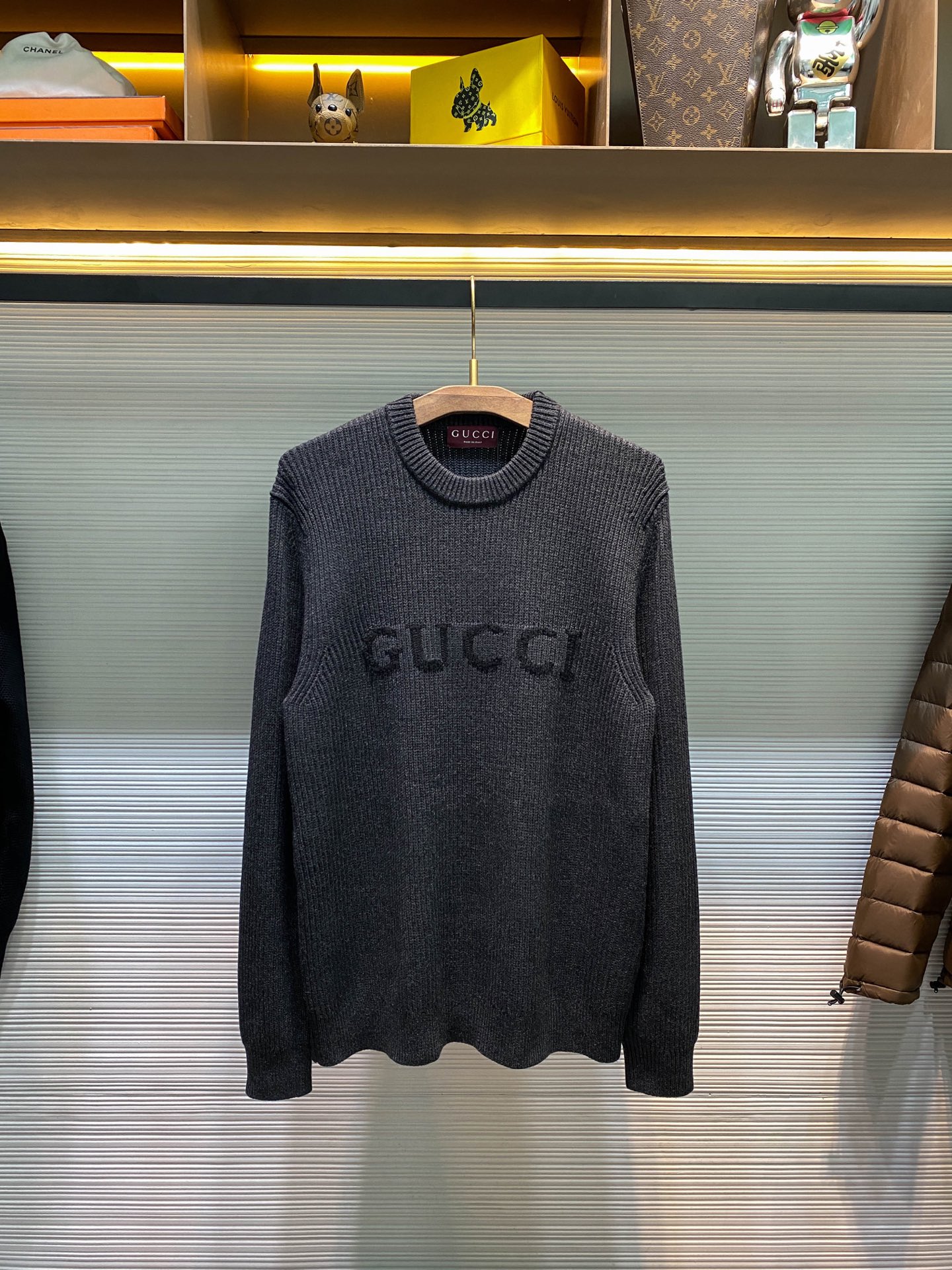 NO:677503,【D199】-GU25FW new autumn and winter top-quality gray cashmere wool blended crew neck sweater, the same fashionable intarsia logo loose casual pullover sweater for men and women!  Trading company channels are rare, and it is available for sale on the official website at the same time for 16840RMB!  G's new fall and winter sweater is the perfect crystallization of the brand's exquisite craftsmanship and unique design concept, and has become an indispensable classic item in the wardrobe of fashionistas!  This sweater is made from a blend of wool and cashmere, where wool provides structure, warmth and durability, while cashmere is known for its unparalleled softness and lightweight!  The combination of the two achieves a perfect balance in comfort and quality!  The rib knitting method gives the sweater good elasticity and vertical texture, which not only makes it slim and easy to move, but also makes the item look neater and layered!  Dark gray and black yarns are blended to create a deep, high-end and detailed variegated effect!  The classic letter logo pattern is decorated through a high needle count and fine gauge loom, combined with the orderly direction of the internal yarn. The floating yarn is cleverly woven and stored, with almost no unnecessary thread mess. The color switching of each pattern letter is synchronized with the knitting needle in milliseconds, forming an exquisite letter logo jacquard decoration on the chest. The black and gray combination is low-key but not recognizable!  Sizes S-XL S size shoulder width 45cm-bust 108cm-shirt length 69cm-sleeve length 67cm M size shoulder width 46cm-chest 112cm-shirt length 70cm-sleeve length 68cm L size shoulder width 47cm-chest 116cm-shirt length 71cm-sleeve length 69cm XL size shoulder width 48cm-chest 120cm-shirt length 72cm-sleeve length 70cm  Recommended size (loose fit) I am 174 pounds tall, so I tried on size S which is suitable!  Boys weighing less than 150 pounds should choose S size, -155 pounds should choose M size, 155-170 pounds should choose L size, and 170-185 pounds should choose XL size!  All girls can choose size S!  ,Gucci-clothing,gucci,gucci,sweaters,19860909【D199】-GU25FW秋冬新款顶级灰色山羊绒羊毛混纺圆领毛衣,男女同款时尚嵌花标识宽松休闲套头毛衣针织衫！贸易公司渠道稀出,同步官网发售16840RMB！G家秋冬新款毛衣是品牌精湛工艺与独特设计理念的完美结晶,成为时尚达人们衣橱中不可或缺的经典单品！ 这款毛衣选用羊毛山羊绒混纺而成,羊毛提供良好的结构感、保暖性和耐用性,而山羊绒则以其无与伦比的柔软触感、轻质而闻名！两者结合,在舒适度和品质感上达到了完美平衡！罗纹针织织法赋予了毛衣良好的弹性和竖状的纹理,不仅修身、易于活动,也让单品看起来更加利落、有层次感！深灰色与黑色的纱线混纺,创造出一种深沉、高级且富有细节的杂色效果！经典字母标识图案装饰,通过高针数细针距织机,结合内部纱线井井有条的走向,浮线被巧妙的编织收纳,几乎无多余的线头杂乱,每一个图案字母色彩的切换与织针毫秒不差的同步,形成精致的字母Logo提花饰于胸口处,黑灰搭配低调而不是辨识度！尺码S-XL S码肩宽45cm-胸围108cm-衣长69cm-袖长67cm M码肩宽46cm-胸围112cm-衣长70cm-袖长68cm L码肩宽47cm-胸围116cm-衣长71cm-袖长69cm XL码肩宽48cm-胸围120cm-衣长72cm-袖长70cm 尺码推荐（宽松版型） 身高174-斤,试穿S码合适！ 男生体重斤以内选择S码,-155斤选择M码,155-170斤选择L码,170-185斤选择XL码！ 女生全部选择S码即可！,古驰-服装,gucci,gucci,sweaters,,Women's clothing