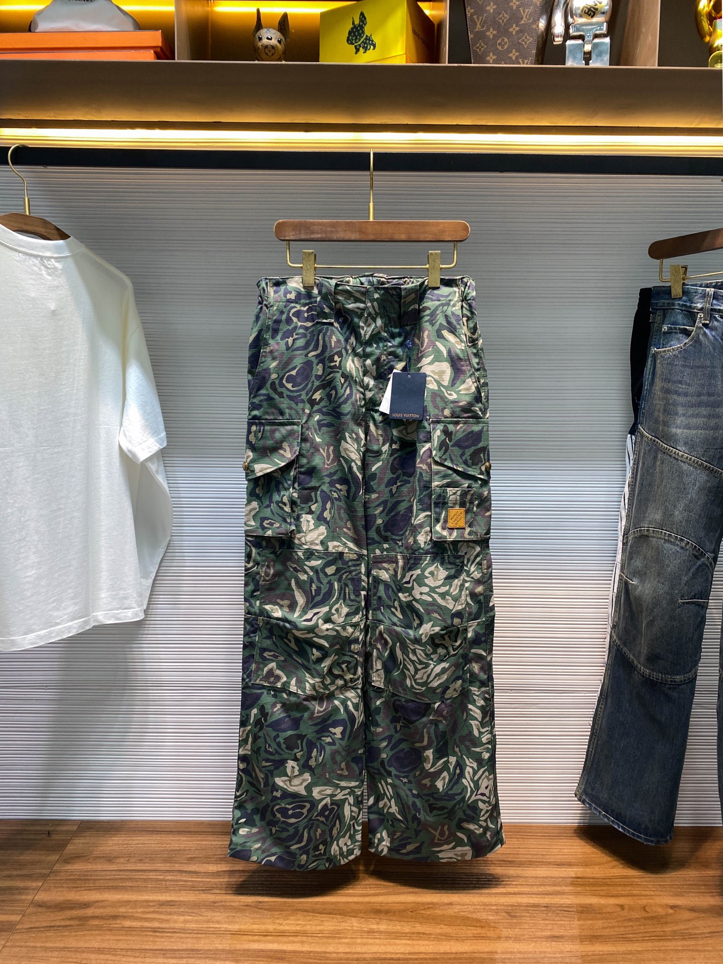 NO:677566,【BB719】-1V25FW new autumn and winter high weight cotton jungle camouflage straight casual pants, men's three-dimensional workwear with flap pockets, fashionable and versatile loose casual pants!  Trading company channels are rare, and it is available for sale on the official website simultaneously for 15,740 RMB!  In the vast universe of fashion, there are always some items that stand out with their unique charm and become the center of attention!  V's new camouflage overalls are such a stunning piece. They are like a bright star, blooming with dazzling light in the fashionable night sky!  These overalls are carefully made of custom-made dark olive green double-sided yarn-dyed combed cotton. The fabric is extremely dense and has excellent next-to-skin comfort!  The dark olive green tone is like the mysterious and deep color in the twilight of the jungle, with the unique charm of nature!  It is not just a color, but a poem about the jungle, telling the tranquility and power of nature!  This kind of green breaks the boundaries between seasons and styles. Whether it is the vitality of spring, the calmness and restraint of autumn, or the casual street style, it can be perfectly integrated, impressing people with the depth of its tone, and making people fall for it!  The exquisite patch on the left pocket has become a low-key medal. It is like a treasure hidden in the corner. Although it is not ostentatious, it exudes unique charm. The iconic Mon**ram is cleverly hidden in the camouflage canvas. It is no longer a straightforward show off, but hides the brand gene into a wild totem, perfectly combining fashion and wildness!  These overalls are not only unique in appearance, but also unique in functional design!  It uses three-dimensional pockets on both sides as the skeleton to reshape the pragmatic and advanced form!  These three-dimensional pockets are like two loyal guards, silently guarding your belongings. They have sufficient capacity and can easily hold various daily small items such as mobile phones, wallets, keys, etc., so that you no longer have to worry about storing your belongings when traveling!  Moreover, the design of the pockets not only focuses on practicality, but also takes into account aesthetics, complementing the overall camouflage style and adding a unique sense of fashion to the pants!  Wearing camouflage overalls, you feel like you are in a fashion feast. The loose and straight fit is like a free stage, allowing your legs to stretch freely without being restrained, showing different styles and charms!  Size 46-52 Size 46 waist 80cm - hip 108cm - front 32cm - thigh 70cm - trouser length 109cm - trouser leg 56cm Size 48 waist 84cm - hip 112cm - front 33cm - thigh 72cm - trouser length 110cm - trouser leg 57cm  Size 50 waist 88cm - hip 116cm - front 34cm - thigh 74cm - trouser length 111cm - trouser leg 58cm Size 52 waist 92cm - hip 120cm - front 34cm - thigh 76cm - trouser length 112cm - trouser leg 59cm Recommended size (loose fit) Height 174kg, try on size 48!  Boys weighing less than 100 pounds should choose size 46, -153 pounds should choose size 48, 153-168 pounds should choose size 50, and 168-185 pounds should choose size 52!  ,Louis Vuitton-clothing,louis vuitton,wallets,19860909【BB719】-1V25FW秋冬新款高克重棉质丛林迷彩直筒休闲裤,男士立体工装翻盖口袋时尚百搭宽松休闲长裤！贸易公司渠道稀出,同步官网发售15740RMB！在时尚的浩瀚宇宙中,总有一些单品能凭借独特魅力脱颖而出,成为众人瞩目的焦点！V家新款迷彩工装裤,便是这样一件惊艳之作,它宛如一颗璀璨的星辰,在时尚的夜空中绽放出夺目的光芒！ 这款工装裤采用定制深橄榄绿双面色织精梳棉精心打造,面料密度极高,同时具有极佳的贴肤舒适性！深橄榄绿的色调,宛如丛林暮色中那一抹神秘而深邃的色彩,带着大自然独有的韵味！它不仅仅是一种颜色,更是一首关于丛林的诗篇,诉说着大自然的宁静与力量！这种绿色打破了季节与风格的界限,无论是春日的生机盎然,还是秋日的沉稳内敛,亦或是休闲的街头风格,它都能完美融合,以色调的深度打动人心,让人为之倾倒！在左侧口袋上精美的贴饰成为了低调的勋章,它就像是一个隐藏在角落里的宝藏,虽不张扬,却散发着独特的魅力.标志性Mon**ram巧妙地隐入迷彩画布之中,它不再是那种直白的炫耀,而是将品牌基因藏进野性图腾,让时尚与野性完美结合！ 这款工装裤不仅在外观上独具匠心,在功能设计上更是别具一格！它以两侧立体口袋为骨架,重塑了实用主义的高级形态！这些立体口袋就像是两个忠诚的卫士,默默地守护着你的物品,它们有着充足的容量,可以轻松装下手机、钱包、钥匙等各种日常小物,让你出行无需再为物品的存放而烦恼！而且口袋的设计不仅注重实用性,还兼顾了美观性,与整体的迷彩风格相得益彰,为裤子增添了一份独特的时尚感！穿上迷彩工装裤,你仿佛置身于一场时尚盛宴之中,宽松直筒的版型,就像是一个自由的舞台,让你的双腿能够自由舒展,不受束缚,展现出不同的风格与魅力！尺码46-52 46码腰围80cm-臀围108cm-前档32cm-大腿围70cm-裤长109cm-裤脚56cm 48码腰围84cm-臀围112cm-前档33cm-大腿围72cm-裤长110cm-裤脚57cm 50码腰围88cm-臀围116cm-前档34cm-大腿围74cm-裤长111cm-裤脚58cm 52码腰围92cm-臀围120cm-前档34cm-大腿围76cm-裤长112cm-裤脚59cm 尺码推荐（宽松版型） 身高174-斤,试穿48码合适！ 男生体重斤以内选择46码,-153斤选择48码,153-168斤选择50码,168-185斤选择52码！,路易威登-服装,louis vuitton,wallets,,Women's clothing