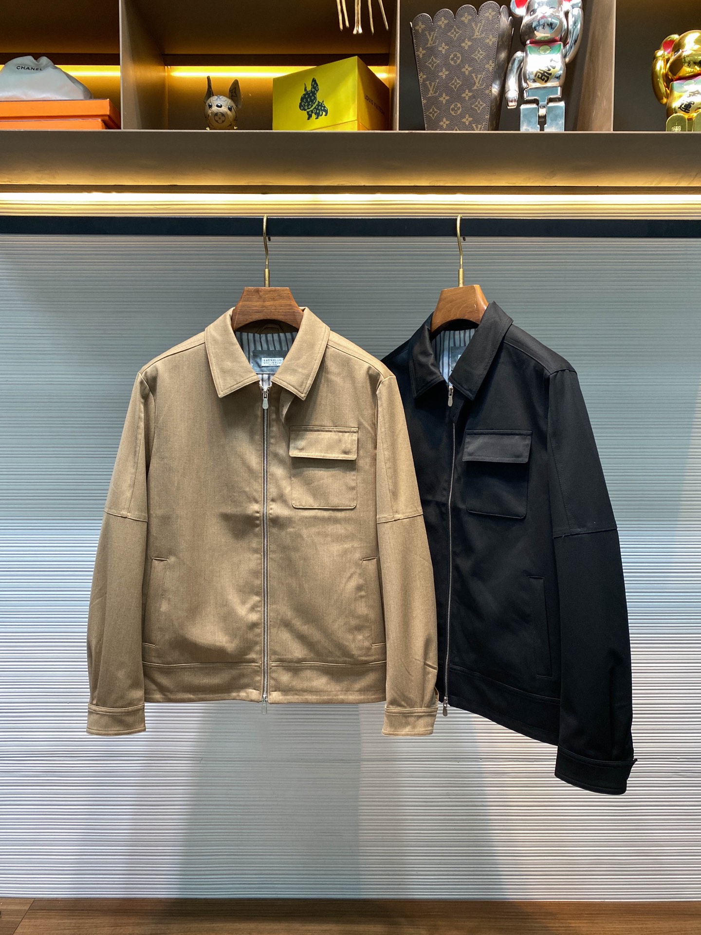 NO:611105,[-BC25FW new autumn and winter imported densely woven twill cotton lapel jacket, men's three-dimensional flap single pocket business casual executive zipper jacket!  Trading company channels are rare and available on the official website simultaneously!  On the fashion stage, there are always some items that can stand out with their unique design and excellent quality, and the BC executive jacket is one of them!  The jacket is made of custom-made densely woven twill cotton. This fabric is extraordinary. When you touch it gently, you can feel its crisp and stylish texture, as if every fiber is telling delicacy and quality!  It is not as soft and weak as some ordinary fabrics, but full of strength and three-dimensionality. When you put it on, you will instantly become energetic, as if you have a capable aura!  The classic vertical striped lining inside is equally stunning. Not only does it visually give people a sense of extension and make them look more slender, but when it fits the skin, the comfortable and breathable feeling is simply unparalleled!  It's like a gentle breeze blowing through your skin all the time, taking away all the heat and discomfort, allowing you to stay refreshed and comfortable in various situations!  The decoration of the cargo pocket on the chest breaks the dullness and monotony of the traditional executive jacket, injecting a sense of fashion into the whole. It is perfectly integrated with the overall style of the jacket, not only does it not appear obtrusive, but also highlights the unique taste of the wearer!  The two-way metal zipper opening and closing design with the brand logo engraved on the placket highlights its quality and details. The metal zipper is full of texture and is extremely smooth to pull without any lag!  The two-way opening and closing design provides more convenience. You can freely adjust it according to your own needs. Whether you want to put it on or take it off quickly, it is very easy!  The classic lapel jacket style has been tested over the years and has always been the darling of the fashion industry. It is simple and elegant, without too many complicated decorations, but with its smooth lines and just right tailoring, it can perfectly fit the body curve and show the elegance and confidence of the wearer!  Black/khaki, two colors included!  Size 48-56 Size 48 has shoulder width 46cm - chest 114cm - dress length 66cm - sleeve length 62cm Size 50 has shoulder width 47cm - chest 118cm - dress length 67cm - sleeve length 63cm Size 52 has shoulder width 48cm - chest 122cm - dress length 68cm - sleeve length 64cm  Size 54 has a shoulder width of 49cm - bust 126cm - dress length 70cm - sleeve length 65cm. Size 56 has a shoulder width of 50cm - bust 130cm - dress length 72cm - sleeve length 66cm. Size recommendations (standard version). Height 174-140 catties, try on size 50!  Boys weighing less than 133 pounds should choose size 48, 133-148 pounds should choose size 50, 148-162 pounds should choose size 52, 162-176 pounds should choose size 54, and 176-190 pounds should choose size 56!  ,,jackets & coats,jackets & coats,alexander wang19860909【-BC25FW秋冬新款进口密织斜纹全棉翻领夹克,男士立体翻盖单口袋商务休闲行政拉链夹克外套！贸易公司渠道稀出,同步官网发售！在时尚的舞台上,总有一些单品能够凭借其独特的设计与卓越的品质脱颖而出,BC行政夹克便是其中之一！ 该夹克采用客供定制密织斜纹棉布制成,这种面料可不一般,当你轻轻触摸,便能感受到它那挺括有型的质感,仿佛每一根纤维都在诉说着精致与品质！它不像一些普通面料那样软塌无力,而是充满了力量感与立体感,穿上它整个人瞬间就精神了起来,仿佛自带一种干练的气场！里面的经典竖条纹内衬同样令人惊艳,不仅在视觉上给人一种延伸感,显得更加修长,而且当它贴合在肌肤上时,那种舒适透气的感受简直无与伦比！就好像有一阵轻柔的微风,时刻在肌肤间穿梭,带走所有的闷热与不适,让你在各种场合下都能保持清爽自在！ 胸前工装口袋装饰,打破了传统行政夹克的沉闷与单调,为整体注入了一股时尚感,与夹克的整体风格完美融合,既不会显得突兀,又能凸显出穿着者的独特品味！门襟处刻有品牌Logo的双向金属拉链开合设计,更是彰显了它的品质与细节,金属拉链质感十足,拉动起来顺滑无比,没有丝毫的卡顿！双向开合的设计则提供了更多的便利,你可以根据自己的需求自由调整,无论是想要快速穿上还是脱下,都十分轻松！经典的翻领夹克版型,历经岁月的考验始终是时尚界的宠儿,简洁大方,没有过多的繁杂装饰,却能凭借其流畅的线条和恰到好处的剪裁,完美地贴合身体曲线,展现出穿着者的优雅与自信！黑色/卡其,两色入！尺码48-56 48码肩宽46cm-胸围114cm-衣长66cm-袖长62cm  50码肩宽47cm-胸围118cm-衣长67cm-袖长63cm  52码肩宽48cm-胸围122cm-衣长68cm-袖长64cm  54码肩宽49cm-胸围126cm-衣长70cm-袖长65cm  56码肩宽50cm-胸围130cm-衣长72cm-袖长66cm 尺码推荐（标准版型） 身高174-140斤,试穿50码合适！ 男生体重133斤以内选择48码,133-148斤选择50码,148-162斤选择52码,162-176斤选择54码,176-190斤选择56码！,,jackets & coats,jackets & coats,alexander wang,Men's clothing