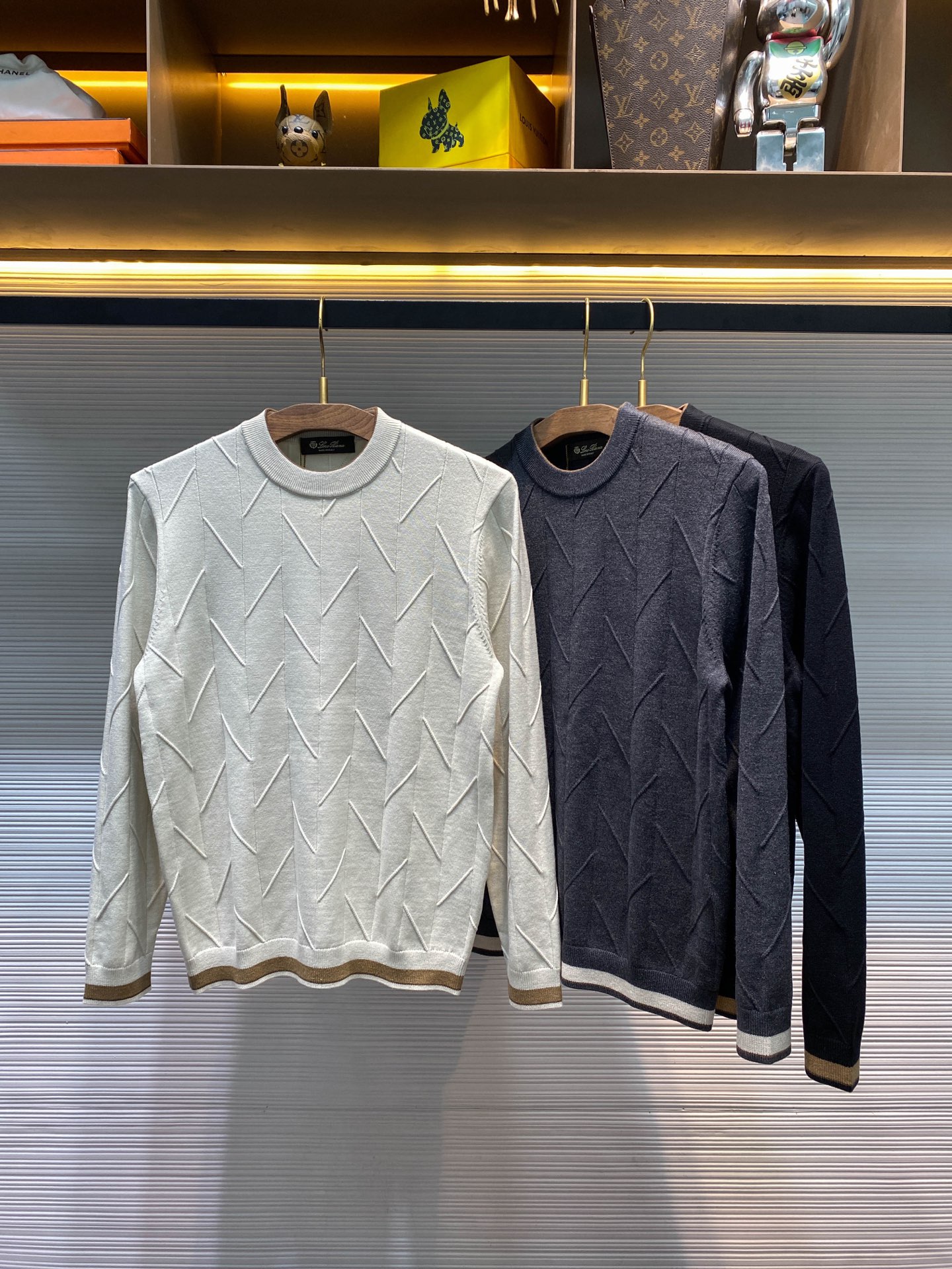 NO:611109,[LFW autumn and winter new imported sheep wool Tencel blended crew neck sweater, men's three-dimensional diagonal stripe contrast trim pullover sweater and sweater!  Trading company channels are rare and available on the official website simultaneously!  In the vast world of fashion, there are always some items that stand out with their unique design and excellent quality and become the focus of everyone's attention!  And this knitted sweater is such a fashion treasure that is loved by thousands of people!  Starting from the choice of fabric, this sweater shows the ultimate pursuit of quality!  It is carefully woven with custom-made sheep wool and Tencel fiber blended yarns. Sheep wool is a warm treasure given by nature. Its fibers are delicate and soft, as if they are like clouds and gently adhere to the skin, giving the body the most gentle care!  The addition of Tencel fiber adds unique charm to this sweater!  Tencel fiber has excellent elastic properties, which gives knitted sweaters good stretchability!  The appearance design is even more original. The whole body adopts a three-dimensional diagonal strip texture design. These diagonal strip textures are like smart musical notes, jumping on the surface of the sweater, adding a unique sense of dynamics and layering to the whole!  The contrasting trims on the collar, cuffs and hem are undoubtedly the finishing touch of this sweater!  The designer cleverly uses contrasting colors and cleverly blends lines of different colors together. The contrasting trim on the neckline is like a delicate ribbon, wrapping around the neck, adding elegance and playfulness to your face!  The contrasting trim on the cuffs sways gently with the swing of the arms, as if telling a fashion story!  The contrasting color trim on the hem adds stability and grandeur to the overall look!  This contrasting color design breaks the monotony and dullness of traditional sweaters, making the whole sweater instantly fashionable and stylish!  The fitted design is neither too loose and bloated, nor too tight to restrict the body. It can perfectly outline your body curves and show off your upright posture!  Black/beige/grey, three colors included!  Size 48-56 Size 48 has shoulder width 40cm-bust 98cm-shirt length 63cm-sleeve length 59cm Size 50 has shoulder width 41cm-chest 102cm-shirt length 64cm-sleeve length 60cm Size 52 has shoulder width 42cm-chest 106cm-shirt length 66cm-sleeve length 61cm  Size 54 has shoulder width 44cm - chest 110cm - dress length 68cm - sleeve length 62cm. Size 56 has shoulder width 46cm - chest 114cm - dress length 70cm - sleeve length 63cm. Size recommendation (standard version). Height 174-140 catties, try on size 50!  Boys weighing less than 128 pounds should choose size 48, 128-140 pounds should choose size 50, 140-153 pounds should choose size 52, 153-166 pounds should choose size 54, and 166-180 pounds should choose size 56!  ,,sweaters,alexander wang19860909【LFW秋冬新款进口绵羊毛天丝混纺圆领毛衣,男士立体斜条纹撞色饰边套头毛衣针织衫！贸易公司渠道稀出,同步官网发售！在时尚的广袤天地中,总有一些单品能够凭借独特的设计与卓越的品质脱颖而出,成为众人瞩目的焦点！而这款针织衫,便是这样一件集万千宠爱于一身的时尚瑰宝！ 从面料的选择开始,这款针织衫就展现出了对品质的极致追求！采用了客供定制的绵羊毛天丝纤维混纺纱线精心织造而成,绵羊毛,那可是大自然赐予的温暖宝藏,其纤维细腻而柔软,仿佛是云朵般轻柔地贴合在肌肤上,给予身体最温柔的呵护！而天丝纤维的加入,更是为这款针织衫增添了独特的魅力！天丝纤维具有出色的弹力性能,它赋予了针织衫良好的伸缩性！外观设计更是独具匠心,通体采用了立体斜条纹理的设计,这些斜条纹理如同灵动的音符,在针织衫的表面跳跃着,为整体增添了一份独特的动感与层次感！ 而领口、袖口及下摆处的撞色饰边,无疑是这款针织衫的点睛之笔！设计师巧妙地运用了对比鲜明的色彩,将不同颜色的线条巧妙地融合在一起,领口的撞色饰边,如同一条精致的丝带,环绕在颈部,为你的脸庞增添了一份优雅与俏皮！袖口的撞色饰边,随着手臂的摆动而轻轻摇曳,仿佛是在诉说着时尚的故事！下摆的撞色饰边,则为整体造型增添了一份稳重与大气！这种撞色的设计,打破了传统针织衫的单调与沉闷,让整件针织衫瞬间变得时髦有型起来！合体版型设计既不会过于宽松而显得臃肿,也不会过于紧身而束缚身体,能够完美地勾勒出你的身体曲线,展现出你的立挺身姿！黑色/米色/灰色,三色入！尺码48-56 48码肩宽40cm-胸围98cm-衣长63cm-袖长59cm  50码肩宽41cm-胸围102cm-衣长64cm-袖长60cm  52码肩宽42cm-胸围106cm-衣长66cm-袖长61cm  54码肩宽44cm-胸围110cm-衣长68cm-袖长62cm  56码肩宽46cm-胸围114cm-衣长70cm-袖长63cm 尺码推荐（标准版型） 身高174-140斤,试穿50码合适！ 男生体重128斤以内选择48码,128-140斤选择50码,140-153斤选择52码,153-166斤选择54码,166-180斤选择56码！,,sweaters,alexander wang,Men's clothing