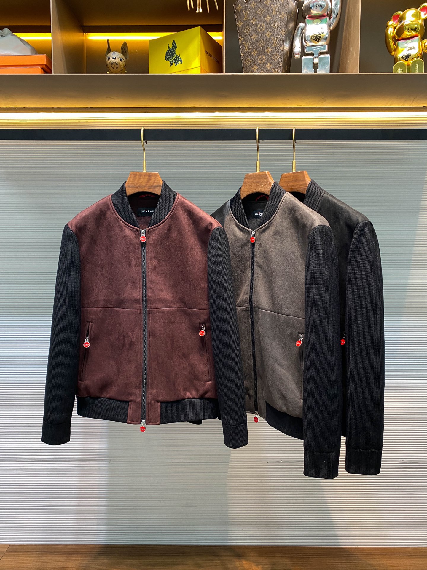 NO:611113,[KITON25FW new autumn and winter eco-friendly suede knitted splicing stand collar jacket, men's red logo zipper placket fashionable baseball collar leather jacket!  Trading company channels are rare and available on the official website simultaneously!  Kiton's new suede patchwork jacket is not just a piece of clothing, it is an expression of a fashion attitude and a pursuit of quality life!  When you wear it, you feel like you are in the palace of fashion, feeling the unique charm and confidence!  The fabric selection of this jacket is excellent. The main body is made of environmentally friendly suede fabric, which not only feels great, but also has great texture. Every time you wear it, you feel like you are wearing a luxurious coat, making you stand out from the crowd!  The sleeves are cleverly spliced ​​with knitted fabrics, which forms a sharp contrast with the suede on the body!  The soft knitted fabric adds a sense of spontaneity and ease to the jacket. This splicing design not only brings a strong visual impact to people, but also achieves a perfect balance between comfort and fashion in terms of wearing experience!  The iconic red logo zipper closure on the placket and pockets of the jacket is the finishing touch. As a color full of vitality and passion, red is particularly eye-catching on this jacket with mainly calm tones!  It's like a blazing flame, instantly igniting the fashionable atmosphere of the entire jacket!  The design of the knitted rib collar and hem is unique, and the collar adopts the shape of a baseball collar. This classic style is not too ostentatious, but also shows a casual and fashionable temperament!  The hem also uses a knitted rib design, which echoes the collar, making the lines of the entire jacket more smooth and natural!  This form-fitting design can show off your body curves without being too tight, making you feel comfortable when wearing it!  Burgundy/black/grey, three colors included!  Size 48-56 Size 48 has shoulder width 46cm - chest 108cm - dress length 63cm - sleeve length 61cm Size 50 has shoulder width 47cm - chest 112cm - dress length 64cm - sleeve length 62cm Size 52 has shoulder width 48cm - chest 116cm - dress length 65cm - sleeve length 63cm  Size 54 has a shoulder width of 49cm - chest 120cm - dress length 67cm - sleeve length 64cm. Size 56 has a shoulder width of 50cm - chest 124cm - dress length 69cm - sleeve length 66cm. Size recommendations (standard version). Height 174-140 catties, try on size 50!  Boys weighing less than 130 pounds should choose size 48, 130-142 pounds should choose size 50, 142-155 pounds should choose size 52, 155-168 pounds should choose size 54, and 168-183 pounds should choose size 56!  ,,jackets & coats,jackets & coats,leather jacket,chamois leather,alexander wang19860909【KITON25FW秋冬新款环保麂皮绒针织拼接立领夹克,男士红色徽标拉链门襟时尚棒球领皮衣夹克外套！贸易公司渠道稀出,同步官网发售！Kiton全新麂皮绒拼接夹克,它不仅仅是一件衣服,更是一种时尚态度的表达,一种对品质生活的追求！当你穿上它,仿佛置身于时尚的殿堂,感受着那份独特的魅力与自信！ 这款夹克的面料选择堪称一绝,大身部分采用了环保麂皮绒面料,不仅触感绝佳,还极具质感,每一次穿上它,都仿佛给自己披上了一层奢华的外衣,让你在人群中脱颖而出！而衣袖部分则巧妙地采用了针织面料进行拼接,与大身的麂皮绒形成了鲜明的对比！柔软的针织面料为夹克增添了一份随性与自在,这种拼接设计不仅在视觉上给人带来了强烈的冲击感,更在穿着体验上达到了舒适与时尚的完美平衡！ 夹克的门襟及插袋处标志性的红色徽标拉链开合堪称点睛之笔,红色作为一种充满活力与激情的颜色,在这款以沉稳色调为主的夹克上显得格外醒目！它就像一颗炽热的火焰,瞬间点燃了整个夹克的时尚氛围！针织罗纹衣领和下摆的设计独具匠心,衣领采用了棒球领造型,这种经典的款式既不会过于张扬,又能展现出一种休闲与时尚并存的气质！下摆同样采用了针织罗纹设计,与衣领相呼应,使整个夹克的线条更加流畅自然！这种合身的版型设计,既能够展现出你的身材曲线,又不会过于紧身,让你在穿着时感到自在舒适！酒红色/黑色/灰色,三色入！尺码48-56 48码肩宽46cm-胸围108cm-衣长63cm-袖长61cm  50码肩宽47cm-胸围112cm-衣长64cm-袖长62cm  52码肩宽48cm-胸围116cm-衣长65cm-袖长63cm  54码肩宽49cm-胸围120cm-衣长67cm-袖长64cm  56码肩宽50cm-胸围124cm-衣长69cm-袖长66cm 尺码推荐（标准版型） 身高174-140斤,试穿50码合适！ 男生体重130斤以内选择48码,130-142斤选择50码,142-155斤选择52码,155-168斤选择54码,168-183斤选择56码！,,jackets & coats,jackets & coats,leather jacket,chamois leather,alexander wang,Men's clothing