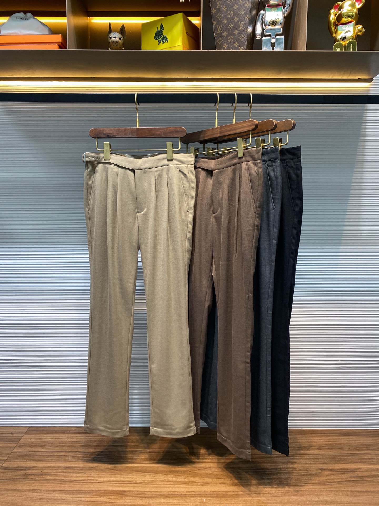 NO:611121,[LFW autumn and winter new imported herringbone fabric straight trousers, men's one-piece belt three-dimensional wrinkled casual trousers!  Trading company channels are rare and available on the official website simultaneously!  LP's new casual trousers perfectly combine fashion and comfort with their high-quality fabrics, unique designs and classic styles!  It is not just an ordinary piece of clothing, but also a symbol of life attitude, allowing you to always maintain your confidence and calmness in the pursuit of fashion!   These casual trousers are made of custom-made Tencel blended herringbone fabric. When you gently touch the fabric with your fingers, you can really feel the smooth texture, just like touching a piece of delicate silk, without any roughness!  Moreover, the fabric is extremely skin-friendly and comfortable. It can lock in a certain temperature and provide warm care to the body, allowing the wearer to feel the ultimate comfort experience in different seasons!  The integrated belt design is not only to enhance the overall fashion sense, but also to provide a more fitting wearing effect!  The three-dimensional wrinkled design on the waistband adds a unique charm to these trousers. This design is like a paintbrush in the hands of an artist, outlining unique lines on the waistband, making the outfit more stylish!  When you put on these trousers, the three-dimensional wrinkles at the waistband will naturally show a sense of layering and three-dimensionality, as if they are carefully carved works of art!  It can subtly modify the waist line, making your waist look more straight and stylish. Whether paired with a simple shirt or a fashionable jacket, it can easily show your unique temperament and fashion taste!  Black/grey/khaki/coffee, four colors included!  Size 30-38 (no 35) Size 30 waist 78cm - hip 94cm - front 28cm - thigh 58cm - trouser length 105cm - trouser leg 37cm Size 31 waist 81cm - hip 97cm - front 29cm - thigh 59cm - trouser length 106cm - trouser leg 38cm  Size 32 waist 84cm - hip 100cm - front 30cm - thigh 60cm - trouser length 107cm - trouser leg 39cm Size 33 waist 87cm - hip 103cm - front 31cm - thigh 62cm - trouser length 108cm - trouser leg 40cm  Size 34 waist 90cm - hip 106cm - front 31cm - thigh 64cm - trouser length 108cm - trouser leg 40cm Size 36 waist 94cm - hip 110cm - front 32cm - thigh 66cm - trouser length 109cm - trouser leg 41cm  Size 38, waist circumference 98cm - hip circumference 114cm - front part 32cm - thigh circumference 68cm - trouser length 109cm - trouser leg 41cm Recommended size (standard version) Height 174-140 catties, try on size 31 which is suitable!  Boys weighing less than 133 pounds choose size 30, 133-142 pounds choose size 31, 142-152 pounds choose size 32, 152-162 pounds choose size 33, 162-172 pounds choose size 34, 172-182 pounds choose size 36, 182-192 pounds choose size 38!  ,,loro piana,jackets & coats,shirts,alexander wang19860909【LFW秋冬新款进口人字纹面料直筒西裤,男士一体式腰带立体压皱休闲西裤！贸易公司渠道稀出,同步官网发售！LP新款休闲西裤以其优质的面料、独特的设计和经典的版型,将时尚与舒适完美地融合在一起！它不仅仅是一件普通的服饰,更是一种生活态度的象征,让你在追求时尚的道路上,始终保持那份自信和从容！  这款休闲西裤采用客供定制天丝混纺人字纹面料,当手指轻轻触摸面料时,能真切感受到它织纹的平顺,就像触摸到了一片细腻的丝绸,没有丝毫的粗糙感！而且面料极其亲肤舒适,它能锁住一定的温度,给予身体温暖的呵护,让穿着者在不同的季节里都能感受到极致的舒适体验！一体式腰带设计,不仅仅是为了提升整体的时尚感,更是能够提供更加合贴的穿着效果！裤腰部分立体压皱设计为这款西裤增添了一份别样的魅力,这种设计就像是艺术家手中的画笔,在裤腰上勾勒出了独特的线条,令着身更加有型！当你穿上这条西裤,裤腰处的立体压皱会自然地展现出一种层次感和立体感,仿佛是经过精心雕琢的艺术品！它能够巧妙地修饰腰部线条,让你的腰部看起来更加挺拔和有型,无论是搭配简约的衬衫还是时尚的夹克,都能轻松展现出你的独特气质和时尚品味！黑色/灰色/卡其/咖色,四色入！尺码30-38（无35） 30码腰围78cm-臀围94cm-前档28cm-大腿围58cm-裤长105cm-裤脚37cm 31码腰围81cm-臀围97cm-前档29cm-大腿围59cm-裤长106cm-裤脚38cm 32码腰围84cm-臀围100cm-前档30cm-大腿围60cm-裤长107cm-裤脚39cm 33码腰围87cm-臀围103cm-前档31cm-大腿围62cm-裤长108cm-裤脚40cm 34码腰围90cm-臀围106cm-前档31cm-大腿围64cm-裤长108cm-裤脚40cm 36码腰围94cm-臀围110cm-前档32cm-大腿围66cm-裤长109cm-裤脚41cm 38码腰围98cm-臀围114cm-前档32cm-大腿围68cm-裤长109cm-裤脚41cm 尺码推荐（标准版型） 身高174-140斤,试穿31码合适！ 男生体重133斤以内选择30码,133-142斤选择31码,142-152斤选择32码,152-162斤选择33码,162-172斤选择34码,172-182斤选择36码,182-192斤选择38码！,,loro piana,jackets & coats,shirts,alexander wang,Men's clothing