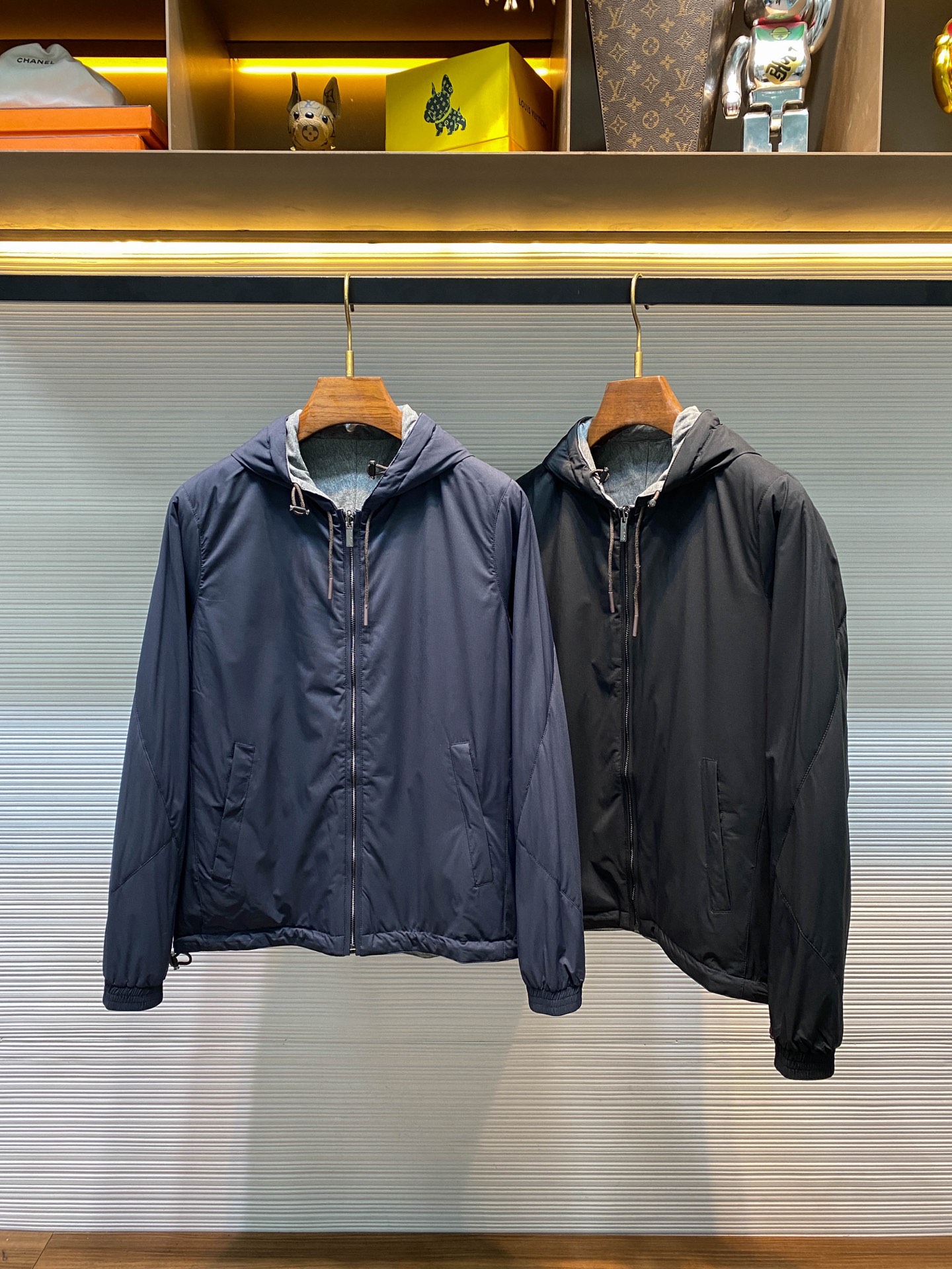 NO:611104,[-EZ25FW autumn and winter new technology waterproof material leather drawstring hooded cotton jacket, men's three-dimensional logo embroidery gray knitted double-sided zipper quilted warm jacket!  Trading company channels are rare, leading official website sales!  The Z family autumn and winter men's contemporary urban series is basically versatile and easy to wear on both sides, with one basic color and one fashionable color, satisfying a variety of styles!  Whether you are exploring the city alone, or traveling in the mountains with a group of people, you will be escorted by the Z family's selected jackets, so that you can go on a journey of exploration without fear of rain or shine!  This reversible jacket combines fashionable urban style with practical design. One side is made of technical lightweight waterproof fabric, which can easily withstand the erosion of autumn wind and drizzle. Practical designs such as non-detachable and adjustable hems are combined with the classic floral gray color. The leather decorative drawstring can add eye-catching effect in all occasions, making the jacket more fashionable in addition to practical wear, and perfectly adapts to various travel needs!  The gray surface is spliced ​​with knitted fabrics, which feels soft, comfortable and high-end. The three-dimensional logo embroidery on the chest is embellished, which interprets the symbol of status!  The interior is filled with light quilting, making it comfortable and warm without looking bulky!  There is no need to hesitate when it comes to products from Z. The reversible design makes it easier to match with various weather conditions and occasions, making it the perfect outerwear item for daily commuting!  Black/blue, two colors included!  Sizes M-3XL M size shoulder width 44cm - bust 114cm - dress length 62cm - sleeve length 61cm L size shoulder width 45cm - chest length 118cm - dress length 63cm - sleeve length 62cm  3XL size, shoulder width 49cm-bust 130cm-length 66cm-sleeve length 64cm. Size recommendation (standard version). Height 174-140 catties, try on L size!  Boys weighing less than 130 kilograms should choose M code, 130-143 kilograms should choose L code, 143-156 kilograms should choose XL code, 156-170 kilograms should choose XXL code, and 170-186 kilograms should choose 3XL code!  ,,jackets & coats,jackets & coats,hats,alexander wang19860909【-EZ25FW秋冬新款科技防水材质皮质抽绳连帽棉衣夹克,男士立体标识Logo刺绣花灰色针织双面穿拉链夹棉保暖外套！贸易公司渠道稀出,领先官网发售！ Z家秋冬男士当代都市系列,基础百搭不挑人的双面穿,一个基础色配一个时尚色,满足多种风格的搭配！ 一个人探索都市,抑或一群人逐步山野,皆有Z家精选外套护航相伴,共赴风雨无惧的探索之旅！这款双面穿夹克集时髦的都市风格与实用设计于一体,一面为科技轻质防水面料,可轻松抵挡秋风细雨的侵蚀,不可拆卸与可调节下摆等实用设计结合经典花灰色系,皮革装饰抽绳可在所有场合增加醒目效果,让外套在实穿之余更具时尚,完美适配各种出行需求！灰色面则采用针织面料拼接,触感软糯舒适显高级,胸前立体标识Logo刺绣点缀,诠释了身份地位的象征！内里轻薄夹棉填充,着身舒适保暖的同时,又不显臃肿感！Z家出品根本无需迟疑,双面穿的设计更易融入各种天气和场合搭配,成为日常通勤最完美的外套单品！黑色/蓝色,两色入！尺码M-3XL M码肩宽44cm-胸围114cm-衣长62cm-袖长61cm L码肩宽45cm-胸围118cm-衣长63cm-袖长62cm XL码肩宽46cm-胸围122cm-衣长64cm-袖长63cm XXL码肩宽47cm-胸围126cm-衣长65cm-袖长64cm 3XL码肩宽49cm-胸围130cm-衣长66cm-袖长64cm 尺码推荐（标准版型） 身高174-140斤,试穿L码合适！ 男生体重130斤以内选择M码,130-143斤选择L码,143-156斤选择XL码,156-170斤选择XXL码,170-186斤选择3XL码！,,jackets & coats,jackets & coats,hats,alexander wang,Men's clothing