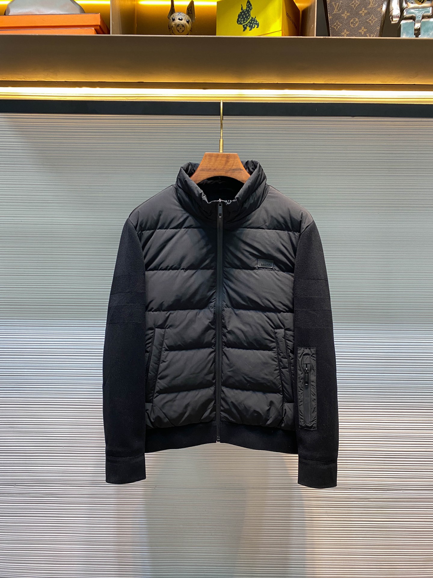 NO:611108,【-EZ25FW new autumn and winter heavy knitted fabric spliced ​​stand collar down jacket, men's classic rubber nameplate badge fashion zipper down jacket!  Trading company channels are rare, leading official website sales!  This down jacket from Z's latest autumn and winter series has become the focus of the fashion world with its unique design and high-quality materials!  The front panel of the garment is made of imported high-density matte nylon material. Through quilting technology, the inner Rio standard down filling is evenly distributed to every corner, bringing comfort and warmth to the wearer!  Different from other jackets, the sleeves and back panel are made of heavy knitted fabric for splicing. This clever design not only enhances the overall fashion, but also adds a unique sense of design!  The classic rubber nameplate badge on the chest is embellished, as well as the fully laminated matte letter-engraved metal zipper on the placket, etc. The details show the brand's luxurious identity!  The fashionable stand-up collar tailoring design makes this down jacket more fashionable and capable to wear. It is low-key and shows high taste. It is an ideal choice for those who pursue both personality and quality!  Size 48-56 Size 48 has shoulder width 48cm - chest 120cm - dress length 64cm - sleeve length 65cm Size 50 has shoulder width 49cm - chest 124cm - dress length 65cm - sleeve length 66cm Size 52 has shoulder width 50cm - chest 128cm - dress length 66cm - sleeve length 67cm  Size 54 has a shoulder width of 51cm - chest 132cm - dress length 67cm - sleeve length 68cm. Size 56 has a shoulder width of 52cm - chest 136cm - dress length 68cm - sleeve length 70cm. Size recommendation (standard version). Height 174-140 catties, try on size 50!  Boys weighing less than 135 pounds should choose size 48, 135-148 pounds should choose size 50, 148-162 pounds should choose size 52, 162-176 pounds should choose size 54, and 176-190 pounds should choose size 56!  ,,jackets & coats,jackets & coats,down jacket,alexander wang19860909【-EZ25FW秋冬新款重磅针织面料拼接立领羽绒夹克,男士经典橡胶铭牌徽章时尚拉链羽绒服外套！贸易公司渠道稀出,领先官网发售！来自Z家秋冬最新系列的这款羽绒夹克,以其独特的设计和高品质的材料成为了时尚界的焦点！ 衣身前幅采用了客供进口高密度哑光尼龙材质,通过绗缝工艺将内里欧标羽绒填充均匀分布到每个角落,为穿着者带来舒适和保暖！与其他夹克不同的是,衣袖和后幅则采用了重磅针织面料进行拼接,这种巧妙的设计不仅提升了整体时尚度,还增添了独特的设计感！胸前经典橡胶铭牌徽章点缀,以及门襟全压胶哑光字母刻印金属拉链等,细节处展现出品牌奢华身份！时尚立领版型剪裁设计使得这款羽绒夹克在穿着上更加时髦干练,它既低调又展现出高品味,是追求个性与品质并存之人的理想选择！尺码48-56 48码肩宽48cm-胸围120cm-衣长64cm-袖长65cm 50码肩宽49cm-胸围124cm-衣长65cm-袖长66cm 52码肩宽50cm-胸围128cm-衣长66cm-袖长67cm 54码肩宽51cm-胸围132cm-衣长67cm-袖长68cm 56码肩宽52cm-胸围136cm-衣长68cm-袖长70cm 尺码推荐（标准版型） 身高174-140斤,试穿50码合适！ 男生体重135斤以内选择48码,135-148斤选择50码,148-162斤选择52码,162-176斤选择54码,176-190斤选择56码！,,jackets & coats,jackets & coats,down jacket,alexander wang,Men's clothing