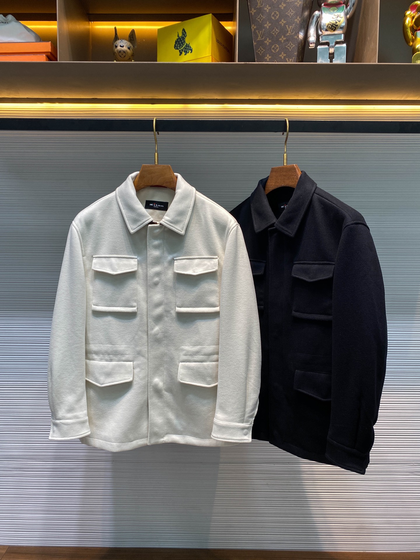 NO:611112,[KITON25FW new autumn and winter woolen and leather lapel jacket, men's classic four-pocket business casual zippered woolen jacket!  Trading company channels are rare and available on the official website simultaneously!  Kiton's new woolen jacket has become a dazzling star in the fashion world with its high-end fabrics, classic design, luxurious details and diverse wear possibilities!  This jacket is made of customized imported woolen fabric. Its texture is amazingly high-end. When you put it on, the delicate and soft touch will instantly wrap you up, as if you are surrounded by a layer of soft clouds, and you will feel comfortable!  The front design can be called a classic among classics, and the four-pocket design seems to be the guardian of time, carrying classic and eternal charm!  They are arranged neatly and orderly on the front of the jacket. The lines of each pocket are smooth and natural, as if they are carefully carved works of art!  This style is classic and never goes out of style. No matter how the fashion trends change, it can always stand at the forefront of the trend and become an indispensable must-have item in the wardrobe of fashionistas!  If you savor its details carefully, you will find more exciting surprises!  The leather patchwork design under the lapel and placket is like the twinkling stars in the night sky, adding a unique touch of luxury to this jacket!  And with the embroidery of the letter logo on the back collar, it takes luxury to the extreme!  The iconic red logo double zipper closure at the placket is highly brand-recognizable, and people can recognize it as a classic of the brand at a glance!  The straight cut is simple and elegant, and can well modify the body shape. Whether you are tall or petite, you can easily control it!  It's neither too tight nor too loose, showing off your figure just right!  The drawstring waist design inside adds more dressing possibilities to this jacket. You can freely adjust the tightness of the drawstring according to your own preferences and the needs of the occasion, allowing you to show your unique fashion taste in different occasions!  Black/apricot, two colors included!  Size 48-56 Size 48 has shoulder width 48cm - chest 108cm - dress length 72cm - sleeve length 58cm Size 50 has shoulder width 49cm - chest 112cm - dress length 73cm - sleeve length 59cm Size 52 has shoulder width 50cm - chest 116cm - dress length 74cm - sleeve length 60cm  Size 54 has shoulder width 51cm - bust 120cm - dress length 75cm - sleeve length 61cm. Size 56 has shoulder width 52cm - chest 124cm - dress length 77cm - sleeve length 62cm. Size recommendation (standard version). Height 174-140 catties. Try on size 50 which is suitable!  Boys weighing less than 130 pounds should choose size 48, 130-142 pounds should choose size 50, 142-155 pounds should choose size 52, 155-168 pounds should choose size 54, and 168-183 pounds should choose size 56!  ,,jackets & coats,jackets & coats,alexander wang19860909【KITON25FW秋冬新款羊毛呢拼皮翻领夹克,男士经典四口袋商务休闲拉链毛呢夹克外套！贸易公司渠道稀出,同步官网发售！Kiton新款毛呢外套,以其高级的面料、经典的设计、奢华的细节和多样的穿搭可能性,成为了时尚界的一颗耀眼明星！ 这款外套采用客供定制的进口羊毛呢面料,其质感高级得令人惊叹,当你将它穿在身上,那种细腻而柔软的触感瞬间包裹着你,仿佛被一层轻柔的云朵所环绕,着身舒适之感油然而生！前幅设计堪称经典中的经典,四口袋设计仿佛是时光的守护者,承载着经典与永恒的魅力！它们整齐而有序地排列在外套的前幅,每一个口袋的线条都流畅而自然,仿佛是经过精心雕琢的艺术品！这种风格经典不过时,无论时尚潮流如何变迁,它始终能屹立于潮流的前沿,成为时尚达人们衣橱中不可或缺的必备单品！ 再细细品味它的细节之处,你会发现更多令人心动的惊喜！翻领下方及门襟处的拼皮设计,宛如夜空中闪烁的繁星,为这件外套增添了一抹别样的奢华气息！而搭配后领处的字母标识刺绣点缀,更是将奢华推向了极致！门襟处的标志性红色徽标双拉链开合,它极具品牌辨识度,让人一眼就能认出这是品牌的经典之作！直筒版型裁剪,简洁而大方,能够很好地修饰身形,无论你是高挑的身材还是娇小的体型,都能轻松驾驭！它不会过于紧身,也不会过于宽松,恰到好处地展现出你的身材线条！而内里的抽绳束腰设计,更是为这件外套增添了更多的穿搭可能性,你可以根据自己的喜好和场合的需求,自由调节抽绳的松紧程度,让你在不同的场合中都能展现出独特的时尚品味！黑色/杏色,两色入！尺码48-56 48码肩宽48cm-胸围108cm-衣长72cm-袖长58cm  50码肩宽49cm-胸围112cm-衣长73cm-袖长59cm  52码肩宽50cm-胸围116cm-衣长74cm-袖长60cm  54码肩宽51cm-胸围120cm-衣长75cm-袖长61cm  56码肩宽52cm-胸围124cm-衣长77cm-袖长62cm 尺码推荐（标准版型） 身高174-140斤,试穿50码合适！ 男生体重130斤以内选择48码,130-142斤选择50码,142-155斤选择52码,155-168斤选择54码,168-183斤选择56码！,,jackets & coats,jackets & coats,alexander wang,Men's clothing