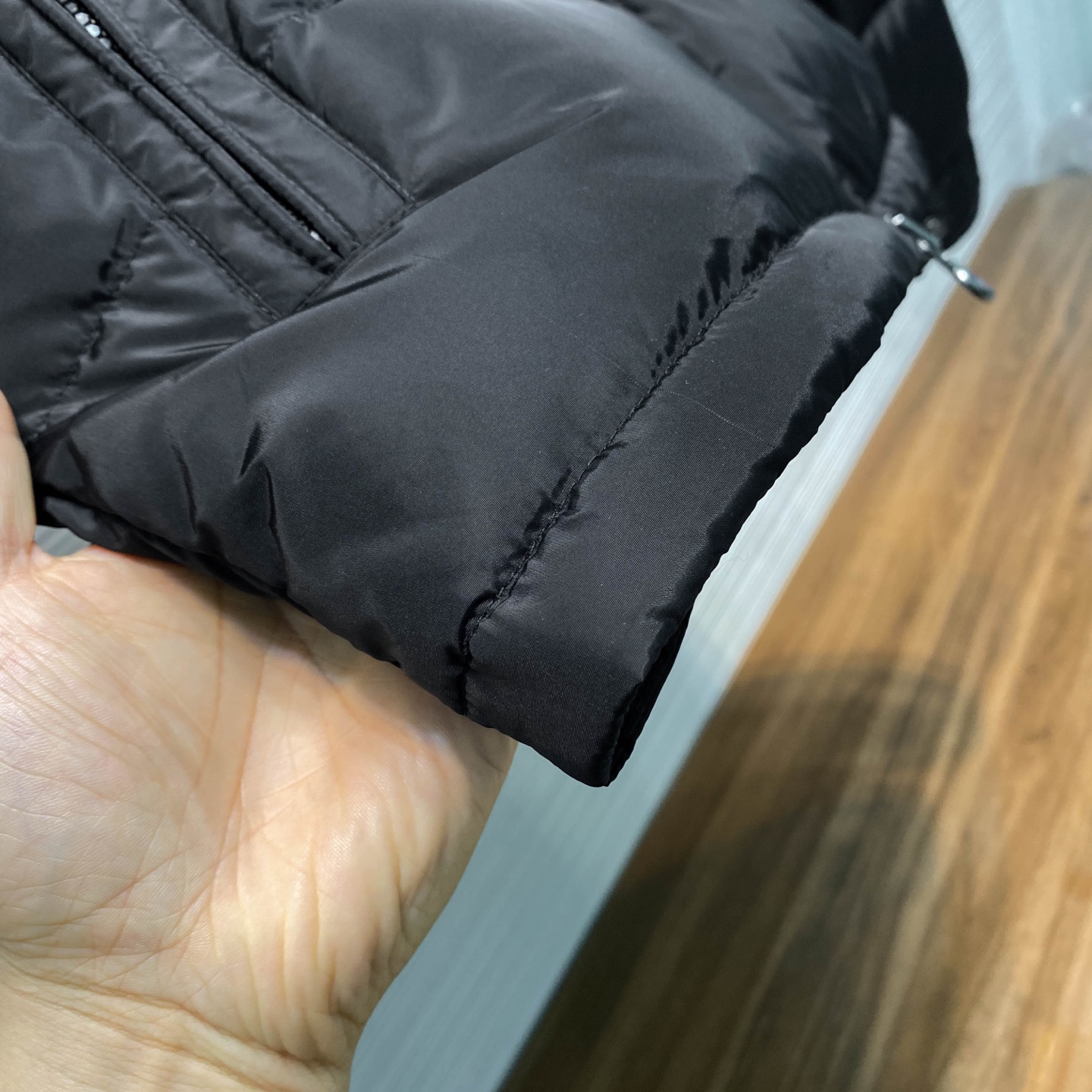 MOC25FW秋冬新款哑光黑色尼龙Maya羽绒夹克，男女同款经典徽章口袋可拆卸连帽立领拉链羽绒服外套！贸