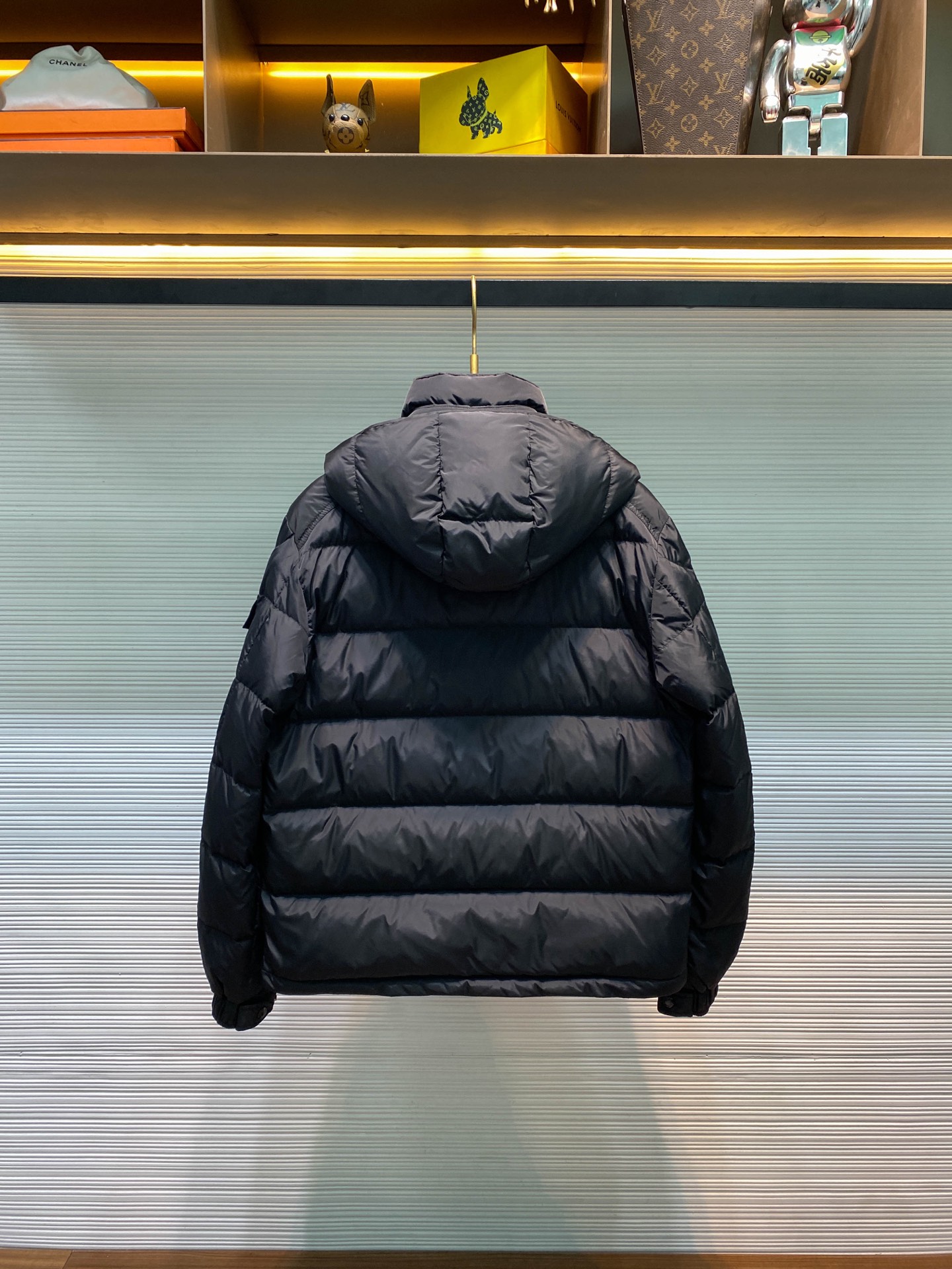 MOC25FW秋冬新款哑光黑色尼龙Maya羽绒夹克，男女同款经典徽章口袋可拆卸连帽立领拉链羽绒服外套！贸
