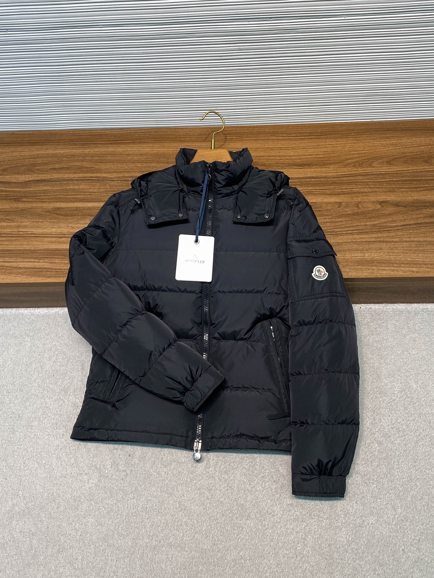 MOC25FW秋冬新款哑光黑色尼龙Maya羽绒夹克，男女同款经典徽章口袋可拆卸连帽立领拉链羽绒服外套！贸