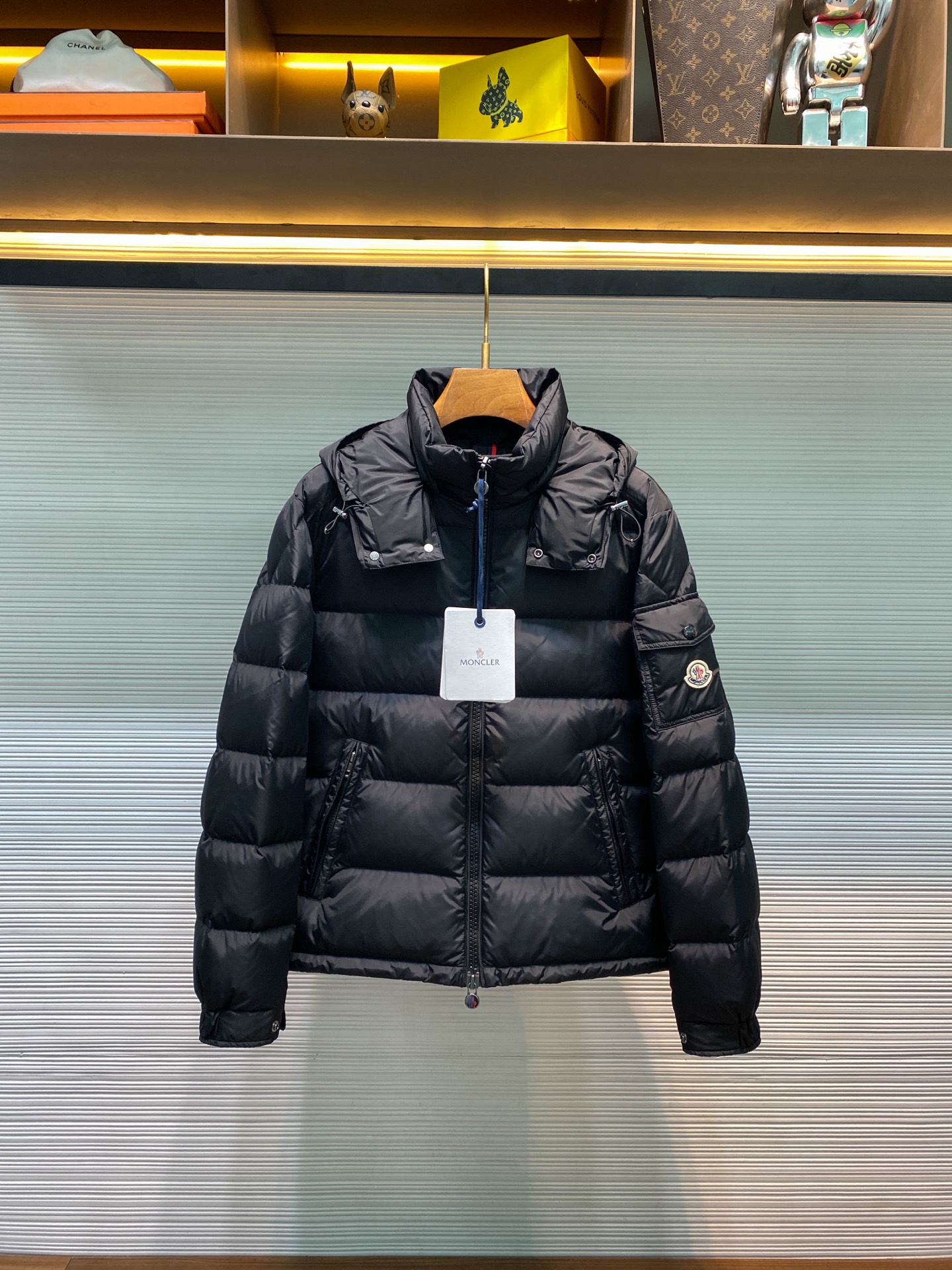 MOC25FW秋冬新款哑光黑色尼龙Maya羽绒夹克，男女同款经典徽章口袋可拆卸连帽立领拉链羽绒服外套！贸