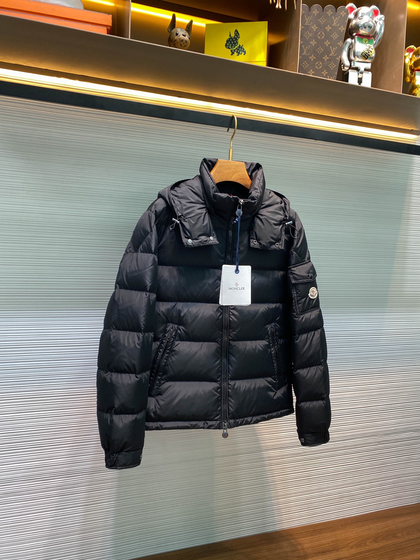 MOC25FW秋冬新款哑光黑色尼龙Maya羽绒夹克，男女同款经典徽章口袋可拆卸连帽立领拉链羽绒服外套！贸