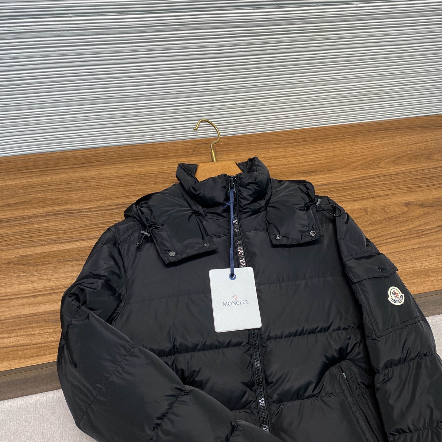 MOC25FW秋冬新款哑光黑色尼龙Maya羽绒夹克，男女同款经典徽章口袋可拆卸连帽立领拉链羽绒服外套！贸