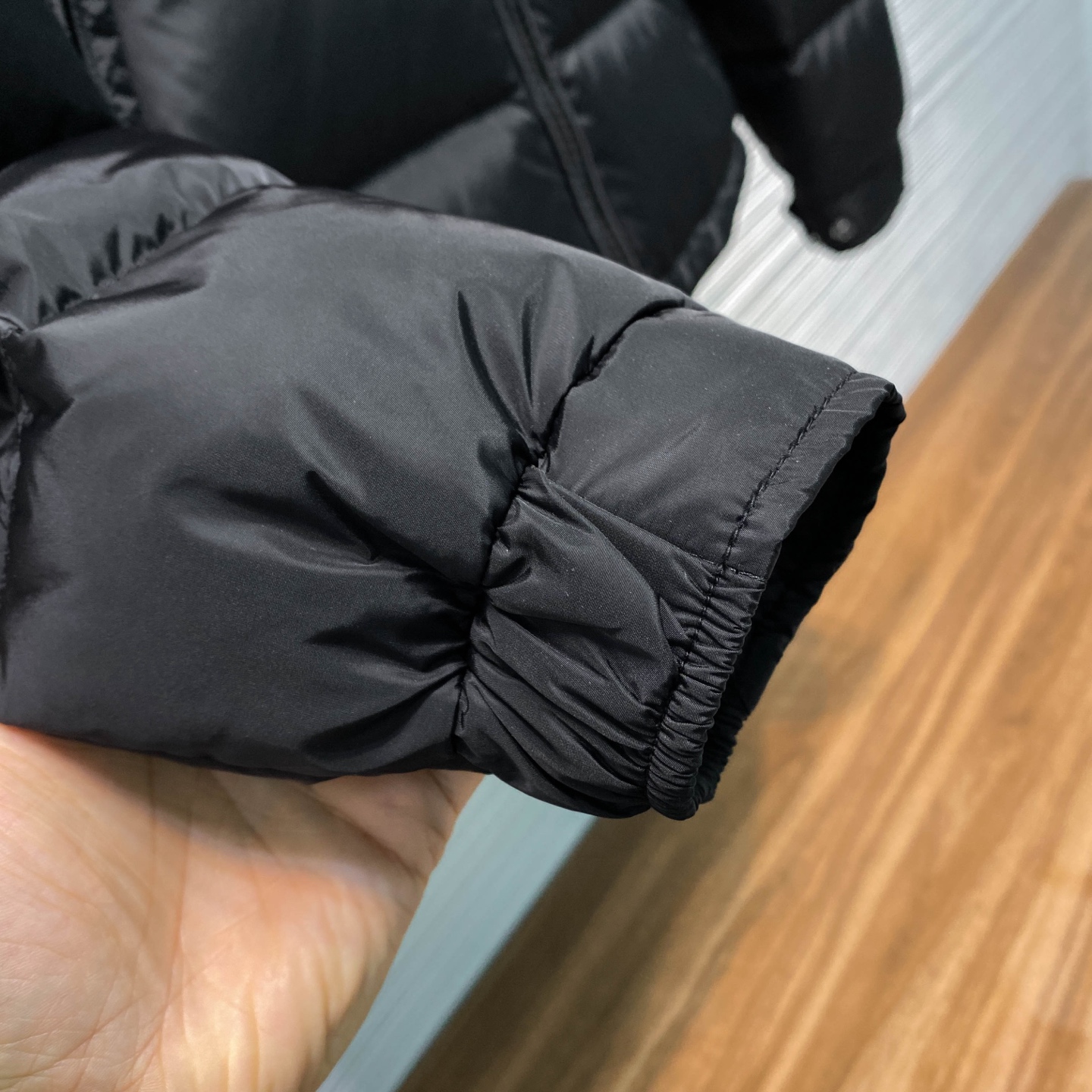 MOC25FW秋冬新款哑光黑色尼龙Maya羽绒夹克，男女同款经典徽章口袋可拆卸连帽立领拉链羽绒服外套！贸