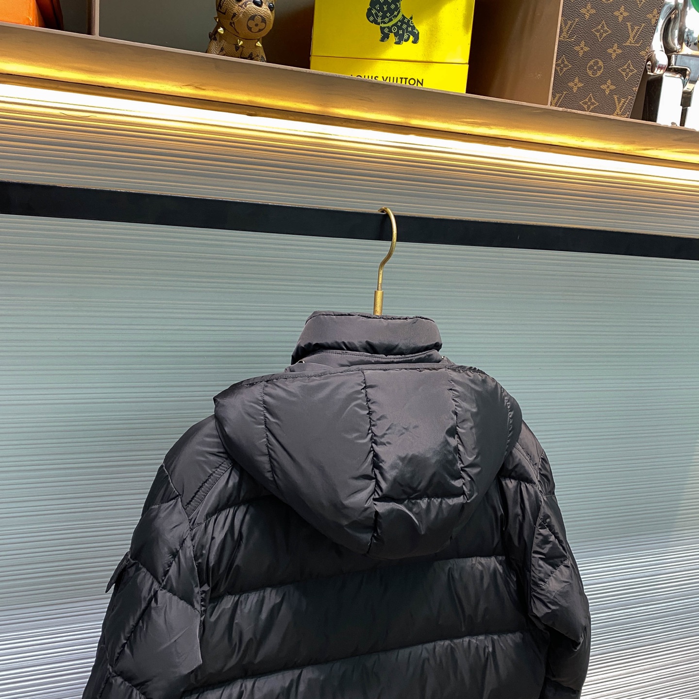 MOC25FW秋冬新款哑光黑色尼龙Maya羽绒夹克，男女同款经典徽章口袋可拆卸连帽立领拉链羽绒服外套！贸