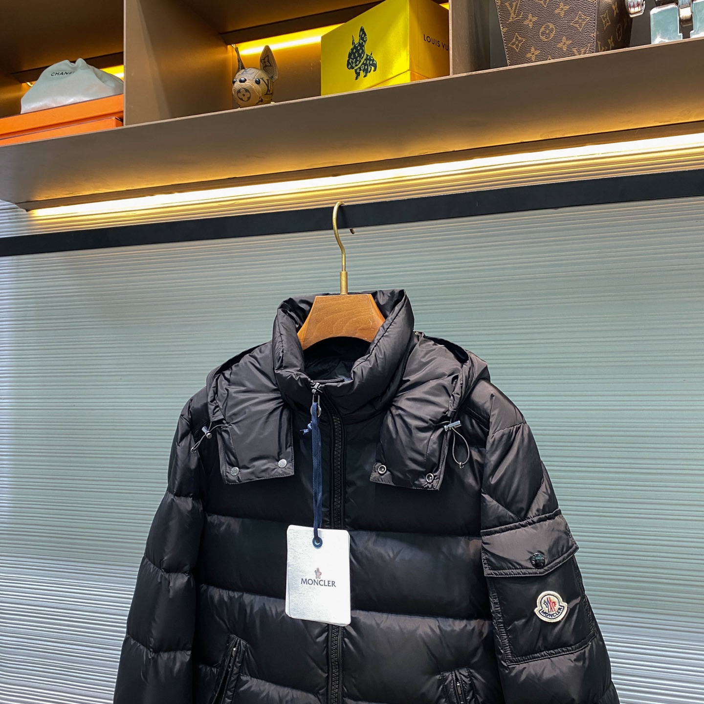 MOC25FW秋冬新款哑光黑色尼龙Maya羽绒夹克，男女同款经典徽章口袋可拆卸连帽立领拉链羽绒服外套！贸