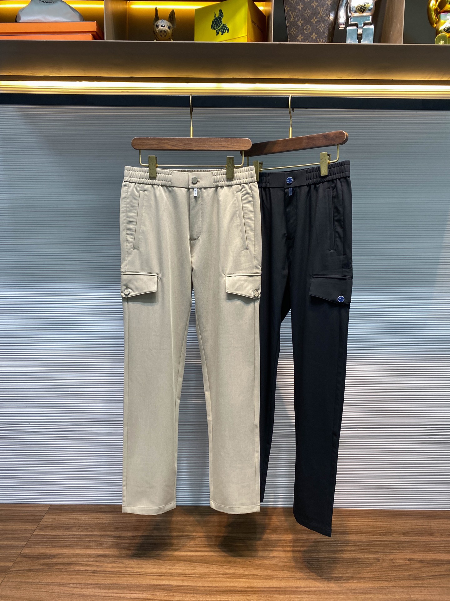 NO:611116,【-KITON25FW new autumn and winter twill cotton straight casual pants, men's classic label placket three-dimensional trouser legs, flap pocket casual trousers!  Trading company channels are rare, leading official website sales!  Kiton's new straight-leg casual pants for autumn and winter perfectly integrate the brand's high-end texture and fashion attitude, and have become the favorite of many people who pursue quality life!  The trousers are made of custom-made twill fabric. The silky touch feels like silk dancing on your fingertips. It is delicate and soft, and you can't help but rub it again and again!  This kind of fabric not only has outstanding texture, but is also skin-friendly and comfortable. Wearing it is like being wrapped in a layer of soft clouds, without any sense of restraint, as if it blends into the skin, allowing you to feel unparalleled freedom and comfort in every daily moment!  The exquisite embroidered label decoration on the placket highlights luxury in a low-key manner and fully demonstrates the unique charm of the brand!  The classic brand element buttons on the placket and pockets on both sides of the trouser legs push the exquisite details to the extreme!  Every button contains the brand's unique concept and cultural connotation. From the selection of materials to the design of the shape, everything has been carefully considered and polished!  The straight version is like an elegant gentleman, with simple and elegant lines. This version does not matter the body shape. Whether it is a tall and straight man or a person with a rounder body, it can be easily controlled!  The straight design is neither too tight to make people feel cramped nor too loose to look sloppy!  It modifies the leg lines just right, making the legs look straighter and slender, showing a confident and calm temperament!  Black/khaki, two colors included!  Size M-4XL M size waist 74/78cm - hip 98cm - front 28cm - thigh 60cm - trouser length 102cm - trouser leg 36cm L size waist 78/82cm - hip 102cm - front 29cm - thigh 62cm - trouser length 103cm - trouser leg 37cm  XL size waist 82/86cm - hip 106cm - front 30cm - thigh 64cm - trouser length 104cm - trouser leg 38cm XXL size waist 86/90cm - hip 110cm - front 30cm - thigh 66cm - trouser length 104cm - trouser leg 39cm  3XL size waist 91/95cm - hip 114cm - front 31cm - thigh 68cm - trouser length 105cm - trouser leg 40cm 4XL size waist 96/100cm - hip 118cm - front 31cm - thigh 70cm - trouser length 105cm - trouser leg 40cm Recommended size (standard version) Height 174-140 catties, try on L size!  Boys weighing less than 130 pounds should choose M size, 130-142 pounds should choose L size, 142-154 pounds should choose XL size, 154-166 pounds should choose XXL size, 166-178 pounds should choose 3XL size, and 178-190 pounds should choose 3XL size!  ,,alexander wang19860909【-KITON25FW秋冬新款斜纹全棉直筒休闲裤,男士经典标签门襟立体裤腿翻盖口袋休闲长裤！贸易公司渠道稀出,领先官网发售！Kiton秋冬全新直筒休闲裤,将品牌的高端质感与时尚态度完美融合,成为了众多追求品质生活人士的心头好！ 该裤装采用客供定制斜纹棉布面料,丝滑的触感仿佛是丝绸在指尖上翩翩起舞,细腻而柔和,让人忍不住反复摩挲！这种面料不仅质地出众,更有着亲肤舒适的特性,穿上它就如同被一层轻柔的云朵所包裹,没有丝毫的束缚感,仿佛与肌肤融为一体,让你在每一个日常的瞬间都能感受到无与伦比的自在与惬意！门襟处精致绝伦的刺绣标签装饰,在低调中彰显着奢华,将品牌的独特魅力展现得淋漓尽致！ 门襟以及裤腿两侧口袋上的经典品牌元素纽扣,更是将细节的精致推向了极致！每一颗纽扣都蕴含着品牌的独特理念和文化内涵,从材质的选择到造型的设计,都经过了反复的推敲和打磨！直筒版型宛如一位优雅的绅士,有着简洁而大气的线条,这种版型不挑身材,无论是身材高挑挺拔的男士,还是体型较为圆润的人士,都能轻松驾驭！直筒的设计既不会过于紧身而让人感到局促不安,也不会过于宽松而显得拖沓邋遢！它恰到好处地修饰了腿部线条,让双腿看起来更加笔直修长,展现出一种自信而从容的气质！黑色/卡其,两色入！尺码M-4XL M码腰围74/78cm-臀围98cm-前档28cm-大腿围60cm-裤长102cm-裤脚36cm L码腰围78/82cm-臀围102cm-前档29cm-大腿围62cm-裤长103cm-裤脚37cm XL码腰围82/86cm-臀围106cm-前档30cm-大腿围64cm-裤长104cm-裤脚38cm XXL码腰围86/90cm-臀围110cm-前档30cm-大腿围66cm-裤长104cm-裤脚39cm 3XL码腰围91/95cm-臀围114cm-前档31cm-大腿围68cm-裤长105cm-裤脚40cm 4XL码腰围96/100cm-臀围118cm-前档31cm-大腿围70cm-裤长105cm-裤脚40cm  尺码推荐（标准版型） 身高174-140斤,试穿L码合适！ 男生体重130斤以内选择M码,130-142斤选择L码,142-154斤选择XL码,154-166斤选择XXL码,166-178斤选择3XL码,178-190斤选择3XL码！,,alexander wang,Men's clothing