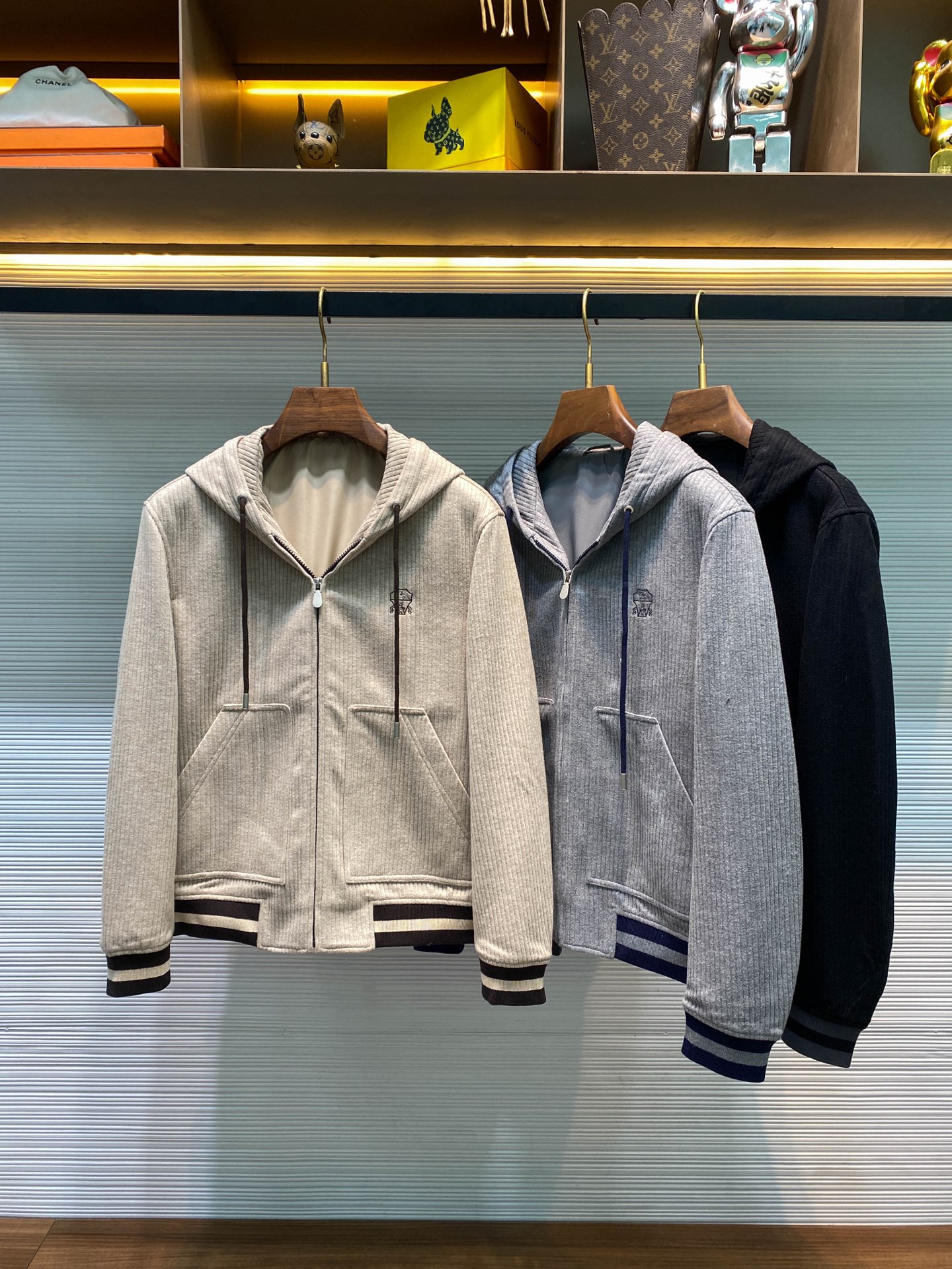 NO:662707,【-BC25FW new autumn and winter top quality corduroy fabric fashion hooded jacket, men's classic badge embroidered casual zipper jacket!  Trading company channels are rare, leading official website sales!  BC's new corduroy jacket is a trendy item that combines fashion and comfort. It can not only satisfy your pursuit of comfort, but also show your personality and taste!  This jacket is made of custom-made rayon-cotton blended corduroy fabric. This fabric has the ultimate softness and silky feel, and fits the body like a second skin, bringing an unparalleled comfort experience!  A classic badge pattern embroidered on the chest is clearly visible and has a high-end feel!  This embroidery not only shows the exquisite craftsmanship, but also interprets the brand's unique style, making it unforgettable at a glance!  On the cuffs and hem, the designer cleverly uses contrasting ribbing to add a touch of dynamic style to the entire jacket with contrasting colors and textures!  This design not only improves the overall visual effect, but also highlights the wearer's personality and taste!  Casual hooded jacket with a tailored silhouette, smooth lines and a great fit!  It perfectly combines the comfort and fashion of sportswear, highlighting the typical style of sportswear. Whether it is daily travel or sports and fitness, it can be easily controlled and becomes the focus of the streets!  Black/grey/beige, three colors available!  Size 48-56 Size 48 has shoulder width 46cm - chest 108cm - dress length 64cm - sleeve length 61cm Size 50 has shoulder width 47cm - chest 112cm - dress length 65cm - sleeve length 62cm Size 52 has shoulder width 48cm - chest 116cm - dress length 67cm - sleeve length 63cm  Size 54 has shoulder width 49cm - bust 120cm - dress length 69cm - sleeve length 64cm. Size 56 has shoulder width 50cm - chest 124cm - dress length 71cm - sleeve length 65cm. Size recommendation (standard version). Height 174-140 catties, try on size 50!  Boys weighing less than 130 pounds should choose size 48, 130-142 pounds should choose size 50, 142-155 pounds should choose size 52, 155-168 pounds should choose size 54, and 168-183 pounds should choose size 56!  ,,chanel,jackets & coats,jackets & coats,hats, 19860909【-BC25FW秋冬新款顶级条绒面料时尚连帽夹克,男士经典徽章刺绣休闲拉链夹克外套！贸易公司渠道稀出,领先官网发售！BC家新款条绒外套奉献,一款集时尚与舒适于一身的潮流单品,它不仅能够满足您对舒适度的追求,更能展现您的个性与品味！ 这款夹克采用客供定制的人棉混纺条绒面料,这种面料拥有极致的软糯与丝滑触感,仿佛第二层肌肤般贴合着身,带来无与伦比的舒适体验！胸前一枚经典的徽章图案刺绣跃然其上,清晰可见,高级感十足！这枚刺绣不仅展现了精湛的工艺水平,更演绎了品牌的独特格调,让人一眼难忘！ 袖口及下摆,设计师巧妙地运用了撞色罗纹拼接,以对比鲜明的色彩与质感,为整件夹克增添了一抹动感风范！这种设计不仅提升了整体的视觉效果,更彰显了穿着者的个性与品味！休闲连帽夹克版型裁剪,线条流畅,剪裁合身！它完美结合了运动服装的舒适性与时尚感,凸显出运动服装的典范风格,无论是日常出行还是运动健身,都能轻松驾驭,成为街头巷尾的焦点！黑色/灰色/米色,三色入！尺码48-56 48码肩宽46cm-胸围108cm-衣长64cm-袖长61cm 50码肩宽47cm-胸围112cm-衣长65cm-袖长62cm 52码肩宽48cm-胸围116cm-衣长67cm-袖长63cm 54码肩宽49cm-胸围120cm-衣长69cm-袖长64cm 56码肩宽50cm-胸围124cm-衣长71cm-袖长65cm 尺码推荐（标准版型） 身高174-140斤,试穿50码合适！ 男生体重130斤以内选择48码,130-142斤选择50码,142-155斤选择52码,155-168斤选择54码,168-183斤选择56码！,,chanel,jackets & coats,jackets & coats,hats, ,Men's clothing