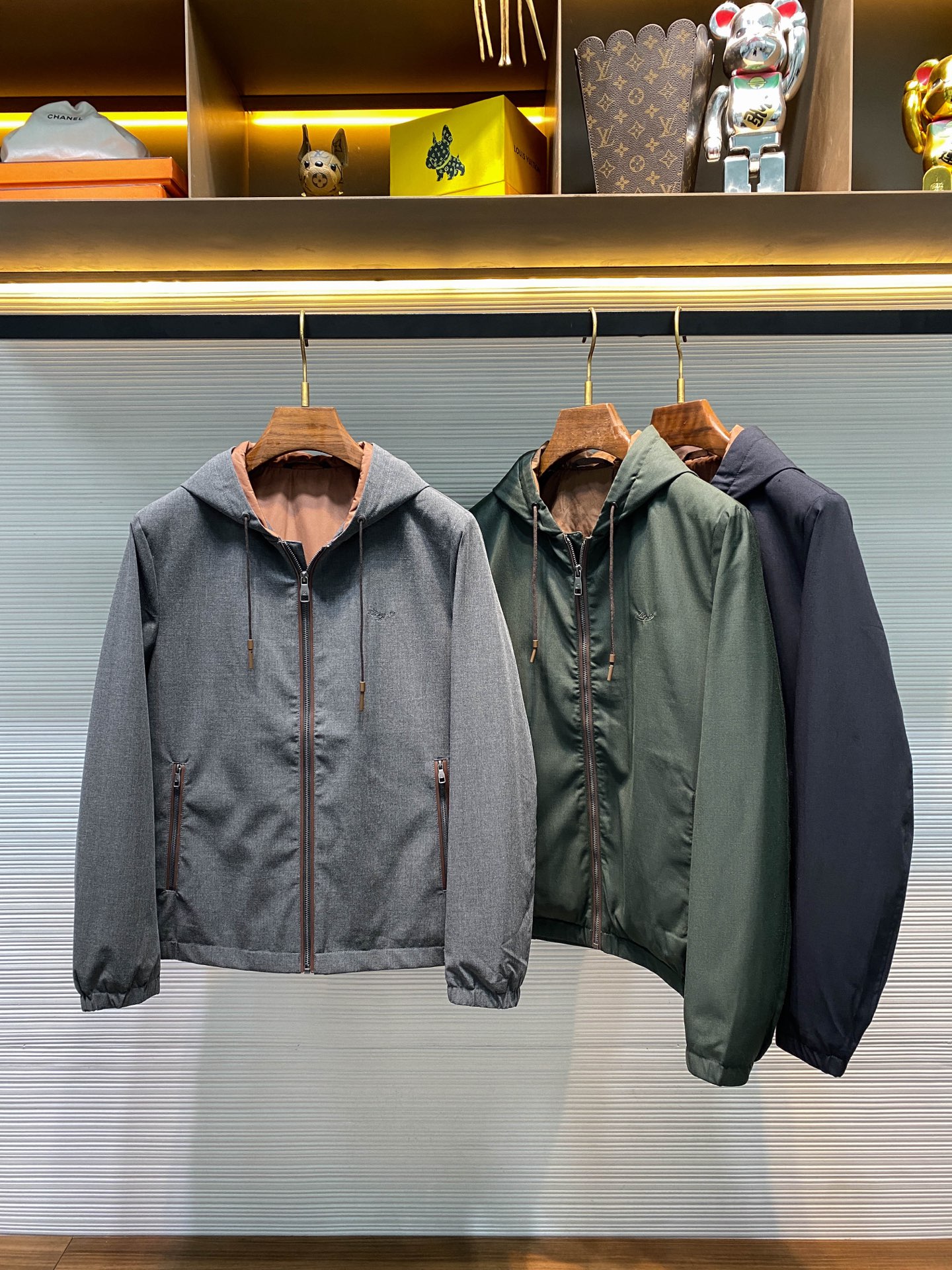 NO:662710,[EZ25FW new high-end densely woven cotton drawstring hooded jacket, men's classic small letter logo embroidery fashion leather piping zipper jacket filled warm jacket!  Trading company channels are rare, leading official website sales!  The most popular high-end men's clothing brand among successful men has launched an exciting new product series in 2025. One of the most eye-catching is this embroidered logo hooded jacket, which has conquered many fashionistas with its exquisite design and excellent quality!  In order to ensure wearing comfort, Z family chose high-end densely woven cotton material as the fabric!  It feels soft and skin-friendly, giving people an excellent touch. The inside is made of technical fiber lining and thin cotton filling, which feels silky and delicate, and has good breathability and comfort performance. This material combination not only makes the jacket more comfortable and durable, but also provides all-day warmth and protection!  In terms of design, the embroidery of the classic small letter logo on the chest has become a unique and exquisite highlight of this jacket. It is carefully embroidered using imported embroidery machines. Every line has been carefully crafted, showing ingenuity and unparalleled craftsmanship quality!  In the details, the hood is sewn with genuine leather and equipped with a drawstring adjustment function, which is both practical and fashionable. The custom-made Z-engraved metal zipper highlights the unique personality of the brand!  In addition, the placket and double pockets are designed with genuine leather piping, which is delicate and exquisite. This clever design not only increases the overall texture of the jacket, but also shows the brand's unique style of luxury charm!  The basic hooded jacket has just the right cut, making it suitable for business occasions as well as casual occasions. It is a versatile, practical and fashionable jacket!  Green/grey/blue, three colors included!  Size 48-56 Size 48 has shoulder width 46cm - chest 112cm - dress length 66cm - sleeve length 62cm Size 50 has shoulder width 47cm - chest 116cm - dress length 67cm - sleeve length 63cm Size 52 has shoulder width 48cm - chest 120cm - dress length 68cm - sleeve length 64cm  Size 54 has shoulder width 49cm - bust 124cm - dress length 70cm - sleeve length 65cm. Size 56 has shoulder width 51cm - chest 128cm - dress length 72cm - sleeve length 66cm. Size recommendation (standard version). Height 174-140 catties, try on size 50!  Boys weighing less than 135 pounds should choose size 48, 135-148 pounds should choose size 50, 148-162 pounds should choose size 52, 162-176 pounds should choose size 54, and 176-190 pounds should choose size 56!  ,,jackets & coats,jackets & coats,hats, 19860909【EZ25FW新款高端密织全棉抽绳连帽夹克,男士经典小字母标识刺绣时尚拼皮滚边拉链夹克填充保暖外套！贸易公司渠道稀出,领先官网发售！成功男士们最青睐的高奢男装品牌,在2025年推出了令人心动的新品系列,其中一款备受瞩目的是这款刺绣标识连帽外套,以其精致的设计和卓越的品质征服了众多时尚达人！ 为了确保穿着舒适度,Z家选择了高端密织全棉材质作为面料！手感柔软亲肤,给人以极佳触感,内里采用科技纤维内衬,以及薄棉填充处理,触感丝滑细腻,并具有良好的透气舒适性能,这种材质组合不仅让外套更加舒适耐穿,还能提供全天候的温暖与保护！在设计上胸前经典小字母标识刺绣成为这款外套独特而精致的亮点,采用进口刺绣机精心绣制,每一个线条都经过精雕细琢,展现出匠心独运和无与伦比的工艺品质！ 细节之处帽兜采用真皮缝制,配有抽绳调节功能,既实用又不失时尚感,而定制的Z字刻印金属拉链更是彰显了品牌的独特个性！除此之外,门襟与双插袋口均采用真皮滚边拼接设计,细腻而精致,这种巧妙的设计不仅增加了外套的整体质感,还展现出品牌奢华魅力的独有风格！基础连帽夹克版型剪裁恰到好处,既适合商务场合穿搭,又能轻松应对休闲场合,它是一款百搭、实用且兼具时尚气息的外套！绿色/灰色/蓝色,三色入！尺码48-56 48码肩宽46cm-胸围112cm-衣长66cm-袖长62cm 50码肩宽47cm-胸围116cm-衣长67cm-袖长63cm 52码肩宽48cm-胸围120cm-衣长68cm-袖长64cm 54码肩宽49cm-胸围124cm-衣长70cm-袖长65cm 56码肩宽51cm-胸围128cm-衣长72cm-袖长66cm 尺码推荐（标准版型） 身高174-140斤,试穿50码合适！ 男生体重135斤以内选择48码,135-148斤选择50码,148-162斤选择52码,162-176斤选择54码,176-190斤选择56码！,,jackets & coats,jackets & coats,hats, ,Men's clothing