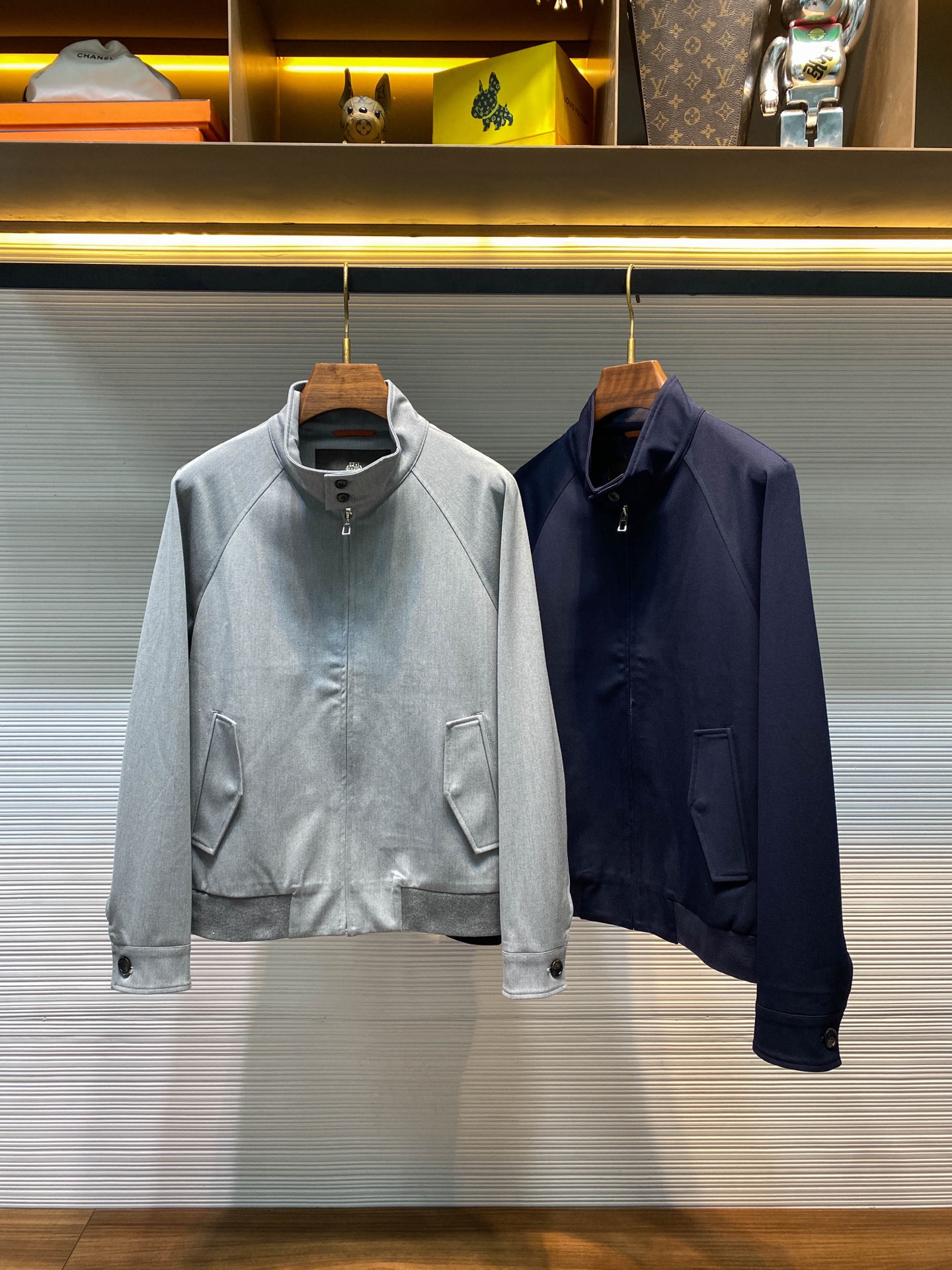 NO:662713,【-LFW new fall and winter lyocell tencel cotton blend stand collar jacket, men's business casual versatile zipper executive jacket!  Trading company channels are rare and available on the official website simultaneously!  In the vast ocean of fashion, there are always some items that can stand out with their unique design and excellent quality. LP’s new stand-up collar jacket is one of the shining stars!  This jacket is made of custom-made Lyocell Tencel cotton blend fabric. The silky touch feels like stroking a piece of fine silk, delicate and soft!  It is not only silky on the surface, but also has an indescribable texture. This texture gives the jacket a low-key and luxurious temperament, making people know that it is extraordinary at a glance!  The lining of the jacket should not be underestimated either. The design of the classic plaid lining not only adds a retro charm to the whole, but also brings the ultimate comfortable experience when worn next to the skin!  The double-button stand-up collar design is both smart and fashionable, and the double-button embellishment is the finishing touch, adding sophistication and stability to the overall look!  When you zip up the zipper and raise the stand-up collar, you instantly show a chic and uninhibited temperament, as if you are a fashionista walking on the urban streets, confident and calm!  The zipper opening and closing design of the placket is not only convenient to put on and take off, but also highlights the quality in details!  The ribbed cuff design on the hem is also a highlight of this jacket. The ribbed material has a certain degree of elasticity and can fit the body curve well. It not only plays a role in keeping warm, but also makes the overall shape more neat and stylish!  When you move, the hem will not swing randomly, but will fit tightly to your body, allowing you to move freely without any sense of restraint!  The last thing I have to mention is the fit of this jacket. It seems to be tailor-made for you. It can perfectly fit the contours of your body and show your body advantages. Whether you have a slender figure or a stronger body, you can exude a unique charm when wearing it!  Gray/blue, two colors included!  Size 48-56 Size 48 should have sleeve length 76cm - bust 114cm - dress length 64cm Size 50 should have sleeve length 77cm - bust 118cm - dress length 66cm Size 52 should have sleeve length 78cm - bust 122cm - dress length 68cm Size 54 should have sleeve length 79cm - chest 126cm - dress length 70cm  Size 56 shoulder sleeve length 80cm - bust 130cm - dress length 72cm Recommended size (standard version) Height 174-140 catties, try on size 50 which is suitable!  Boys weighing less than 130 pounds should choose size 48, 130-143 pounds should choose size 50, 143-156 pounds should choose size 52, 156-170 pounds should choose size 54, and 170-186 pounds should choose size 56!  ,,loro piana,jackets & coats,jackets & coats, 19860909【-LFW秋冬新款莱赛尔天丝棉质混纺立领夹克,男士商务休闲百搭拉链行政夹克外套！贸易公司渠道稀出,同步官网发售！在时尚的浩瀚海洋中,总有一些单品能凭借独特的设计与卓越的品质脱颖而出,LP新款立领夹克便是其中一颗璀璨的明星！ 这款夹克采用客供定制莱赛尔天丝棉质混纺面料,丝滑的触感仿佛在抚摸着一匹上等的丝绸,细腻而柔软！它不仅仅只是表面上的丝滑,更富有一种难以言喻的质感,这种质感赋予了夹克一种低调而奢华的气质,让人一眼便知其不凡！夹克的内里同样不容小觑,经典格纹内里的设计,不仅为整体增添了一份复古的韵味,更在贴肤穿着时带来了极致的舒适体验！双纽扣立领造型设计,既显得干练又充满了时尚感,双纽扣的点缀更是点睛之笔,为整体造型增添了一份精致与稳重！当你拉上拉链,将立领竖起时,瞬间展现出一种潇洒不羁的气质,仿佛是一位行走在都市街头的时尚达人,自信而又从容！ 门襟的拉链开合设计,不仅方便穿脱,更在细节处彰显了品质！下摆的罗纹束口设计也是这款夹克的一大亮点,罗纹的材质具有一定的弹性,能够很好地贴合身体曲线,不仅起到了保暖的作用,还能让整体造型更加利落有型！当你活动时,下摆不会随意摆动,而是紧紧贴合身体,让你行动自如,毫无束缚感！最后不得不提的是这款夹克的合身版型,它仿佛是为你量身定制一般,能够完美地贴合你的身体轮廓,展现出你的身材优势,无论是修长的身材还是较为健硕的体型,穿上它都能散发出独特的魅力！灰色/蓝色,两色入！尺码48-56 48码肩连袖长76cm-胸围114cm-衣长64cm  50码肩连袖长77cm-胸围118cm-衣长66cm  52码肩连袖长78cm-胸围122cm-衣长68cm  54码肩连袖长79cm-胸围126cm-衣长70cm  56码肩连袖长80cm-胸围130cm-衣长72cm 尺码推荐（标准版型） 身高174-140斤,试穿50码合适！ 男生体重130斤以内选择48码,130-143斤选择50码,143-156斤选择52码,156-170斤选择54码,170-186斤选择56码！,,loro piana,jackets & coats,jackets & coats, ,Men's clothing