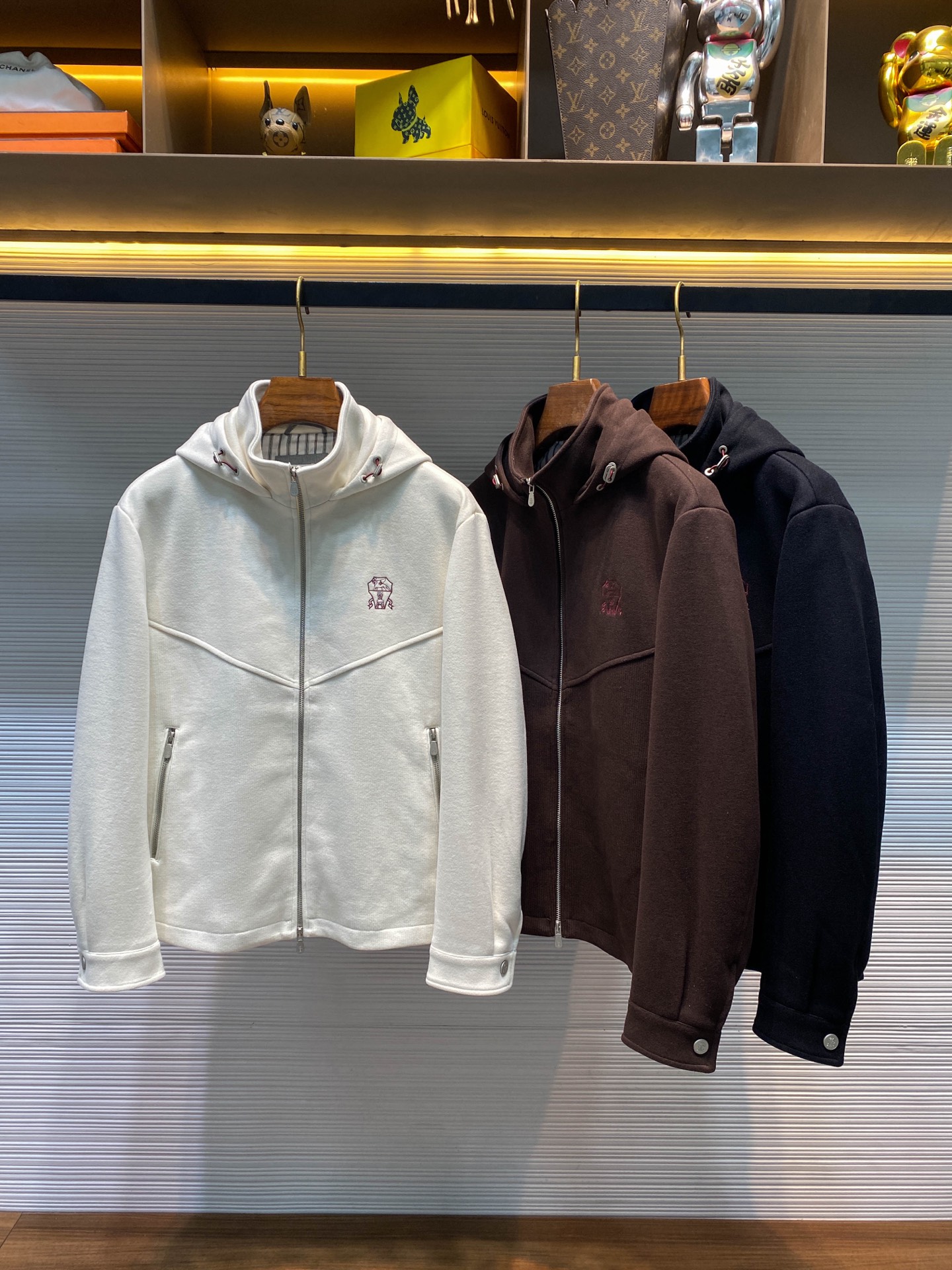 NO:662716,-BC25FW new autumn and winter imported cotton woolen hooded stand-collar jacket, men's classic badge embroidered business casual zipper jacket!  Trading company channels are rare and available on the official website simultaneously!  On the fashion stage, there are always some items that can stand out with their unique design and excellent quality and become the focus of everyone's attention!  And this BC woolen zipper jacket is undoubtedly such an exciting thing!  The jacket is made of custom-made cotton woolen fabrics. This jacket skillfully splices jersey fabric and vertical striped texture fabric. The delicate texture of the jersey fabric is like the ripples on a calm lake, giving people a soft and delicate touch!  The vertical striped texture fabric is like a sharp light on the fashion stage, with a sense of competence and neatness!  The interior is lined with technical fiber. When you gently put the jacket on your body and make contact with your skin, you can feel the ultimate comfort experience it brings!  The classic badge embroidery on the chest is a symbol of the brand's identity. It is not just a simple pattern, but also the condensation of the brand's history, culture and spirit!  Every stitch and thread is embroidered with exquisite detail, as if telling the story behind the brand!  When you walk on the street wearing this jacket, the embroidered badge on the chest is like a silent declaration, showing the world your pursuit of quality and fashion, allowing you to exude a unique confidence and charm among the crowd!  In terms of hardware accessories, we have also achieved the ultimate. Customized brand-engraved zippers and snap buttons are provided for customers. Every detail demonstrates the brand's intentions and strict requirements for quality!  The zipper is extremely smooth, and you can feel the smoothness and convenience with just one pull!  The four-button buckle is strong and durable, and makes a crisp sound when fastened, as if to applaud the quality of this jacket!  The hardware part is of excellent texture and sparkles with a charming luster under the light, adding a sense of luxury and nobility to the entire jacket!  The hooded stand-up collar shape design, the hooded part can not only protect you from the wind and cold in cold weather, but also add a casual and casual feeling!  The stand-up collar looks smart and neat, and can well modify the neck line, making you look more energetic!  The fitted version has been carefully designed to perfectly fit the curves of the body. It is neither too loose and bloated, nor too tight to make you feel restrictive!  It is like a considerate fashion partner that can show your most perfect side according to your body characteristics!  Beige/brown/black, three colors available!  Size 48-56 Size 48 has shoulder width 48cm - chest 112cm - dress length 64cm - sleeve length 58cm Size 50 has shoulder width 49cm - chest 116cm - dress length 66cm - sleeve length 59cm Size 52 has shoulder width 50cm - chest 120cm - dress length 68cm - sleeve length 60cm  Size 54 has shoulder width 51cm - bust 124cm - dress length 70cm - sleeve length 61cm. Size 56 has shoulder width 52cm - chest 128cm - dress length 72cm - sleeve length 62cm. Size recommendation (standard version). Height 174-140 catties, try on size 50!  Boys weighing less than 130 pounds should choose size 48, 130-143 pounds should choose size 50, 143-156 pounds should choose size 52, 156-170 pounds should choose size 54, and 170-186 pounds should choose size 56!  ,,jackets & coats,jackets & coats,hats, 19860909-BC25FW秋冬新款进口棉毛呢连帽立领夹克,男士经典徽章刺绣商务休闲拉链夹克外套！贸易公司渠道稀出,同步官网发售！在时尚的舞台上,总有一些单品能够凭借独特的设计与卓越的品质脱颖而出,成为众人瞩目的焦点！而这款BC毛呢拉链外套,无疑就是这样一件令人心动的存在！ 该夹克采用客供定制棉毛呢面料,这件外套巧妙地将平纹针织面料与竖条纹纹理面料进行了拼接,平纹针织面料,那细腻的纹理如同平静湖面泛起的丝丝涟漪,给人一种柔和、细腻的触感！而竖条纹纹理面料,则像是时尚舞台上的一道道锐利光芒,带着一种干练与利落！内里采用科技纤维内衬,当你轻轻将外套穿在身上,与肌肤接触的那一刻,便能感受到它所带来的极致舒适体验！胸前经典徽章刺绣,是品牌身份的象征,它不仅仅是一个简单的图案,更是品牌历史、文化与精神的凝聚！每一针每一线都绣得精致入微,仿佛在诉说着品牌背后的故事！当你穿着这件外套走在街头,胸前的徽章刺绣就像是一个无声的宣言,向世界展示着你对品质与时尚的追求,让你在人群中散发出一种独特的自信与魅力！ 而在五金配件方面同样做到了极致,客供定制的品牌刻印拉链和四合扣,每一处细节都彰显着品牌的用心与对品质的严格要求！拉链顺滑无比,轻轻一拉,便能感受到那种流畅与便捷！四合扣则坚固耐用,扣合时发出清脆的声响,仿佛是在为这件外套的品质喝彩！五金部分的质感极佳,在光线的照耀下闪烁着迷人的光泽,为整件外套增添了一份奢华与高贵！连帽立领的造型设计,连帽部分既能在寒冷的天气里为你遮挡风寒,又增添了一份休闲与随性的感觉！立领则显得干练利落,能够很好地修饰颈部线条,让你看起来更加精神抖擞！合身的版型经过精心设计,能够完美地贴合身体曲线,既不会过于宽松显得臃肿,也不会过于紧身让人感到束缚！它就像是一位贴心的时尚伙伴,能够根据你的身材特点,展现出你最完美的一面！米色/咖啡色/黑色,三色入！尺码48-56 48码肩宽48cm-胸围112cm-衣长64cm-袖长58cm 50码肩宽49cm-胸围116cm-衣长66cm-袖长59cm 52码肩宽50cm-胸围120cm-衣长68cm-袖长60cm 54码肩宽51cm-胸围124cm-衣长70cm-袖长61cm 56码肩宽52cm-胸围128cm-衣长72cm-袖长62cm 尺码推荐（标准版型） 身高174-140斤,试穿50码合适！ 男生体重130斤以内选择48码,130-143斤选择50码,143-156斤选择52码,156-170斤选择54码,170-186斤选择56码！,,jackets & coats,jackets & coats,hats, ,Men's clothing