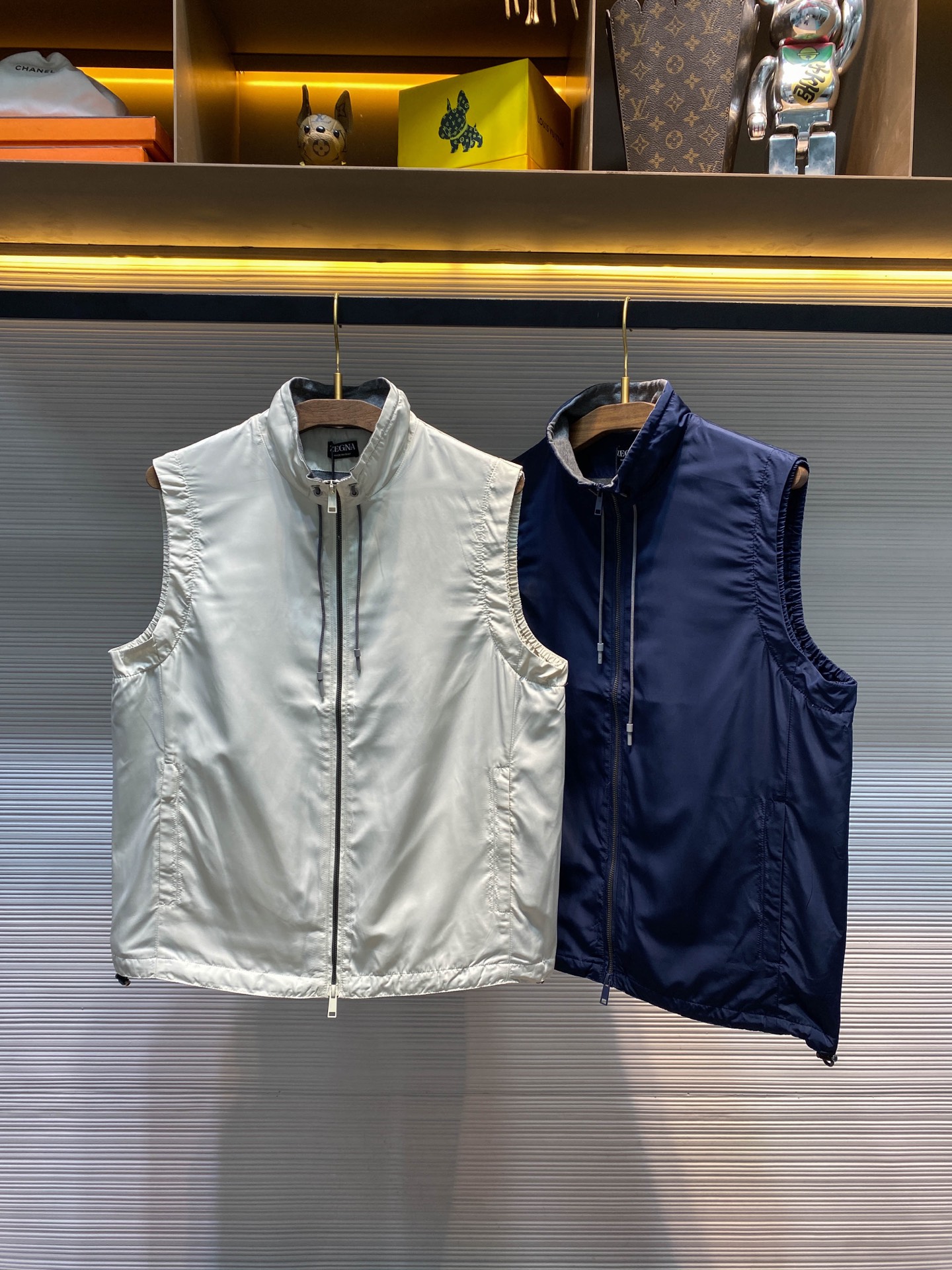 NO:662696,【-EZ25FW latest lightweight genuine leather drawstring stand-collar vest for autumn and winter, men’s business casual and versatile fashionable zipper sleeveless jacket!  Trading company channels are rare and available on the official website simultaneously!  Z's new vest not only has an elegant appearance and comfortable wearing feel, but also incorporates a variety of detailed designs to create a perfect fashion image for you!  This newly released vest from Z family is an ideal choice for men’s urban leisure and business!  This vest is made of soft and silky technical fiber fabric, and the interior is made of gray knitted lining, giving it a comfortable and light feeling. Not only that, it is also very easy to care for, saving you the tedious care steps in daily wear!  In terms of design, this jacket adopts a small stand-up collar design and is equipped with a metal bell and leather braided adjustable drawstring, which adds to the fashion sense of the overall shape!  The placket adopts a customized two-way opening and closing YKK lacquered metal zipper, which provides a more convenient and quick way to put on and take off, while the adjustable windproof hem can create a more fitting and comfortable wearing!  In addition, it also pays great attention to tailoring. The basic and regular version makes this vest not only suitable for business occasions, but also for casual occasions. Whether you are attending a meeting or gathering with friends, it can allow you to show the taste and style of a high-end man!  Beige/blue, two colors included!  Size 48-56 Size 48 has shoulder width 43cm - bust 114cm - dress length 67cm Size 50 has shoulder width 44cm - bust 118cm - dress length 68cm Size 52 has shoulder width 45cm - chest 122cm - dress length 70cm Size 54 has shoulder width 46cm - chest 126cm - dress length 72cm  Size 56, shoulder width 47cm - bust 130cm - length 74cm. Recommended size (standard version). Height 174-140 catties. Try on size 50 which is suitable!  For boys weighing less than 130 kilograms, choose size 48, between 130 and 143 kilograms, choose size 50, between 143 and 156 kilograms, choose size 54, between 156 and 170 kilograms, choose size 54, and between 170 and 186 kilograms, choose size 56!  ,,jackets & coats,jackets & coats, 19860909【-EZ25FW秋冬最新轻薄款真皮抽绳立领马甲,男士商务休闲百搭时尚拉链无袖夹克外套！贸易公司渠道稀出,同步官网发售！Z家新款马甲不仅具备优雅的外观和舒适的穿着感,还融入了多种细节设计,为你打造出完美的时尚形象！ Z家全新发售的该款马甲是男士们都市休闲商务的理想选择！这款马甲采用柔软丝滑的科技纤维面料,内里则采用灰色针织内衬拼接而成,给人一种舒适轻盈的感觉,不仅如此它还非常易打理,让你在日常穿着中省去了繁琐的护理步骤！设计上这件外套采用了小立领设计,并配备了金属吊钟真皮编织调节抽绳,增加了整体造型的时尚感！门襟则采用客供定制双向开合YKK漆面金属拉链,提供了更方便快捷的穿脱方式,而可调节防风设计的下摆,则能够打造更为贴合的穿着舒适度！除此之外在剪裁上也非常注重,基础常规的版型使得这件马甲不仅适合商务场合穿着,也能轻松驾驭休闲场合,无论是参加会议还是与朋友聚会,它都能让你展现出高端男士的品味和风范！米色/蓝色,两色入！尺码48-56 48码肩宽43cm-胸围114cm-衣长67cm  50码肩宽44cm-胸围118cm-衣长68cm  52码肩宽45cm-胸围122cm-衣长70cm  54码肩宽46cm-胸围126cm-衣长72cm  56码肩宽47cm-胸围130cm-衣长74cm 尺码推荐（标准版型） 身高174-140斤,试穿50码合适！ 男生体重130斤以内选择48码,130-143斤选择50码,143-156斤选择54码,156-170斤选择54码,170-186斤选择56码！,,jackets & coats,jackets & coats, ,Men's clothing