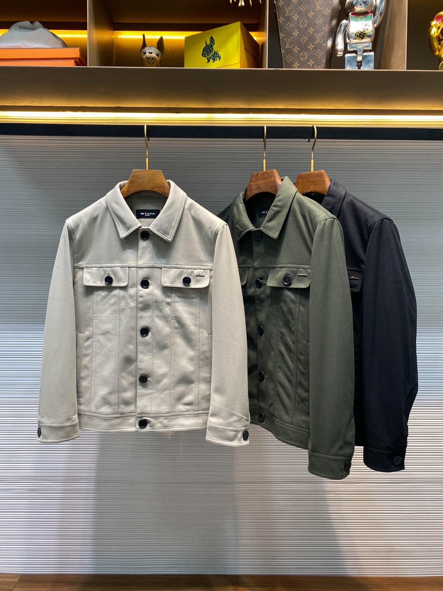 NO:662694,【-KITON25FW new autumn and winter brushed technical fiber lapel jacket, men's metal badge pocket fashionable casual versatile jacket!  Trading company channels are rare, leading official website sales!  In the vast starry sky of fashion, there are always some brands that shine like bright stars, and Kiton is one of them that exudes unique charm!  And its lapel jacket fully embodies luxury and quality, and has become a dream item in the hearts of many fashion lovers!  This jacket is made of imported brushed technical fiber material. Its soft and silky touch is like stroking a light cloud, delicate and warm!  This kind of texture is not incomparable to ordinary fabrics. It not only has good breathability, allowing your skin to breathe freely during wearing, but also has excellent wrinkle resistance and wear resistance. Even after being worn and washed many times, it can still remain crisp and stylish, and it will always look like new!  Take a look at its interior. The extremely silky lining is simply a pleasure. When you put on this jacket, the lining is in close contact with your skin, and the skin-to-skin comfort instantly spreads to your whole body!  It is like a soft protective film, gently caring for every inch of your skin, allowing you to enjoy unparalleled comfort while enjoying fashion!  Whether it's for daily travel or attending important events, this kind of skin-friendly comfort allows you to show off your charm without any burden!  From the perspective of style design, this jacket adopts the classic flip jacket style. This style has withstood the test of time and has always been a classic in the fashion industry!  It is simple and elegant, with smooth lines, which can not only show the toughness and ability of men, but also the elegance and intellectuality of women!  The fitting design is the finishing touch. It is not too loose to look procrastinating, nor is it too tight to make people feel restrictive. Instead, it fits the curves of the body just right, perfectly showing the advantages of your figure, so that you can become the center of attention no matter where you go!  And in the details, this jacket highlights the brand’s high-end luxury status!  The metal badge on the chest pocket is like a bright pearl, adding a sense of magnificence and nobility to the entire jacket. This metal badge is not only the logo of the brand, but also a symbol of quality and status!  Black/green/apricot, three colors available!  Size 48-56 Size 48 has shoulder width 45cm - chest 110cm - dress length 62cm - sleeve length 58cm Size 50 has shoulder width 46cm - chest 114cm - dress length 63cm - sleeve length 59cm Size 52 has shoulder width 47cm - chest 118cm - dress length 64cm - sleeve length 60cm  Size 54 has shoulder width 48cm - chest 122cm - dress length 66cm - sleeve length 62cm. Size 56 has shoulder width 49cm - chest 126cm - dress length 68cm - sleeve length 64cm. Size recommendation (standard version). Height 174-140 catties, try on size 50!  For boys weighing less than 130 kilograms, choose size 48, between 130 and 143 kilograms, choose size 50, between 143 and 156 kilograms, choose size 52, between 156 and 170 kilograms, choose size 54, and between 170 and 185 kilograms, choose size 56!  ,,jackets & coats,jackets & coats, 19860909【-KITON25FW秋冬新款磨毛科技纤维翻领夹克,男士金属徽章口袋时尚休闲百搭夹克外套！贸易公司渠道稀出,领先官网发售！在时尚的浩瀚星空中,总有一些品牌如璀璨星辰般闪耀,Kiton便是其中一颗散发着独特魅力的存在！而其旗下的这款翻领夹克,更是将奢华与品质演绎得淋漓尽致,成为了众多时尚爱好者心中的梦幻单品！ 这款夹克采用客供进口磨毛科技纤维材质,柔软丝滑的触感仿佛是在抚摸着一朵轻盈的云朵,细腻而又温暖！这种质感不是普通面料所无法比拟的,它不仅有着良好的透气性,能让你的肌肤在穿着过程中自由呼吸,还具备出色的抗皱性和耐磨性,即使经过多次穿着和洗涤,依然能保持挺括有型,始终如新！再瞧瞧它的内里,那极致丝滑的内衬简直是一种享受,当你穿上这件夹克,内衬与肌肤亲密接触,那种贴肤的舒适感瞬间蔓延至全身！它就像一层轻柔的保护膜,温柔地呵护着你的每一寸肌肤,让你在享受时尚的同时,也能感受到无与伦比的舒适！无论是日常出行还是参加重要活动,这种贴肤的舒适感都能让你毫无负担,尽情展现自己的魅力！ 从版型设计来看,这款夹克采用了经典的翻盖夹克版型,这种版型历经岁月的考验,始终是时尚界的经典之作！它简洁大方,线条流畅,既能展现出男性的硬朗与干练,又能体现出女性的优雅与知性！合身的版型设计更是点睛之笔,它不会过于宽松而显得拖沓,也不会过于紧身而让人感到束缚,而是恰到好处地贴合身体曲线,将你的身材优势完美展现出来,让你无论走到哪里,都能成为众人瞩目的焦点！而在细节之处,这款夹克更是彰显了品牌的高奢身份！胸前口袋处的金属徽章点缀,宛如一颗璀璨的明珠,为整个夹克增添了一份华丽与高贵,这枚金属徽章不仅是品牌的标志,更是一种品质和身份的象征！黑色/绿色/杏色,三色入！尺码48-56 48码肩宽45cm-胸围110cm-衣长62cm-袖长58cm 50码肩宽46cm-胸围114cm-衣长63cm-袖长59cm 52码肩宽47cm-胸围118cm-衣长64cm-袖长60cm 54码肩宽48cm-胸围122cm-衣长66cm-袖长62cm 56码肩宽49cm-胸围126cm-衣长68cm-袖长64cm 尺码推荐（标准版型） 身高174-140斤,试穿50码合适！ 男生体重130斤以内选择48码,130-143斤选择50码,143-156斤选择52码,156-170斤选择54码,170-185斤选择56码！,,jackets & coats,jackets & coats, ,Men's clothing