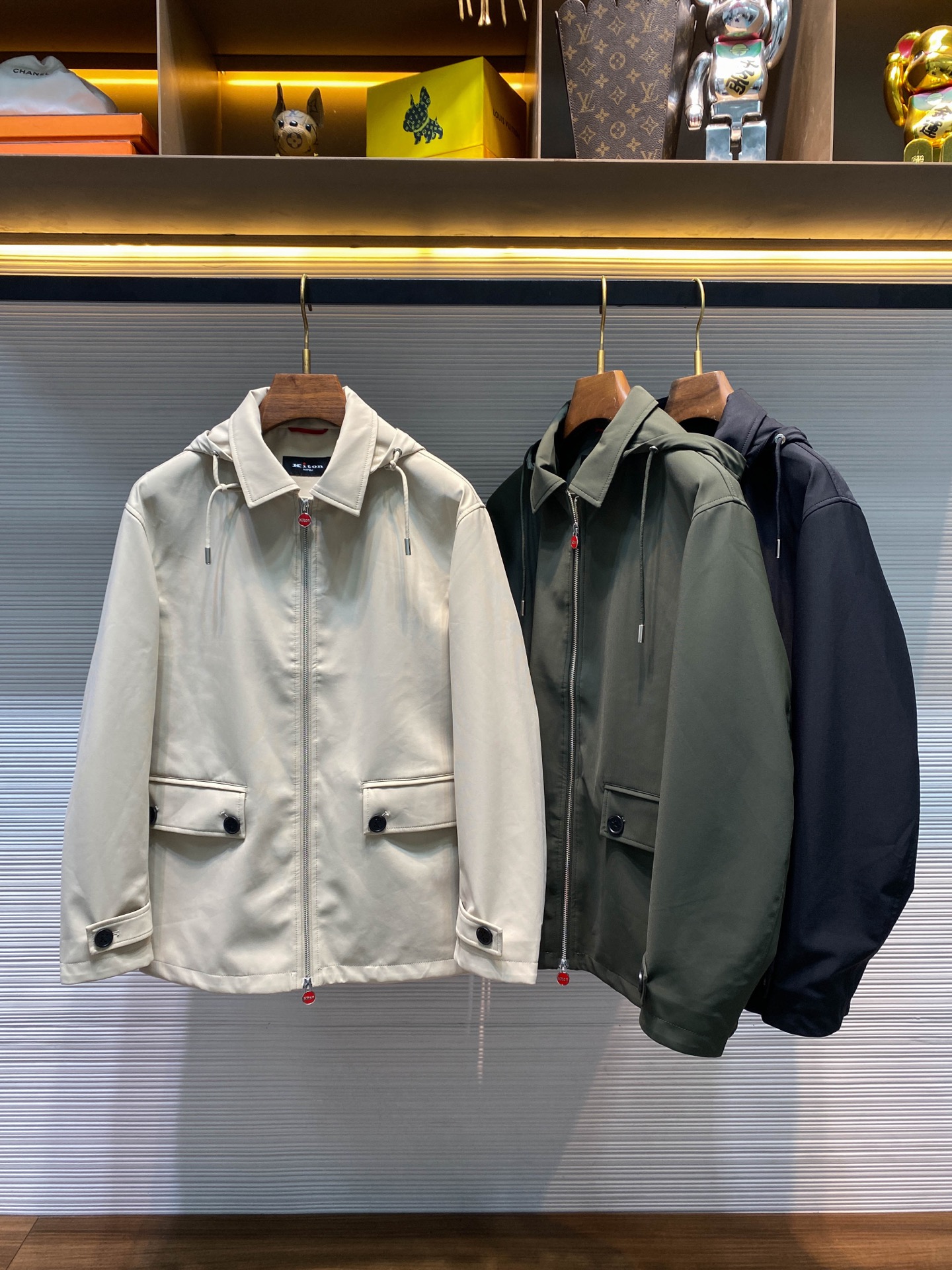 NO:662721,[KITON25FW new autumn and winter densely woven technical fiber hooded lapel jacket, men's red logo zipper old money style business casual jacket!  Trading company channels are rare and available on the official website simultaneously!  A high-end luxury brand that shines in the field of high-end fashion, and its hooded lapel jacket fully demonstrates the essence and charm of the brand!  When you put it on, you feel as if you are wearing a piece of confidence and elegance, starting a fashion journey of your own!   The jacket is made of custom-made densely woven fiber material. This special fabric is not comparable to ordinary fibers. It has been carefully selected and customized, and every fiber is closely intertwined, just like a work of art carefully crafted by a skilled craftsman!  When you touch it gently, the delicate touch feels as smooth as silk, but with a sense of toughness and strength, as if to tell its high quality and durability!  The eye-catching red logo double zipper closure on the placket is like the finishing touch on a piece of art!  It not only adds a bright color to the whole, but also shows the unique charm of the brand!  This simple and advanced design style not only conforms to modern people's pursuit of fashion, but also does not lose the classic charm of the brand, making people feel a low-key and luxurious enjoyment in the process of wearing it!  The K-shaped stitched horn buckle at the hem pocket of the jacket is a seemingly inconspicuous detail, but it contains the designer’s infinite ingenuity!  The K-shaped stitching not only echoes the brand name, but also adds a unique degree of recognition!  The material of the horn buckle has been carefully selected and has a warm and solid texture, as if it is telling the story of the years!  Unique drawstring hooded lapel shape, the drawstring design allows you to freely adjust the size and shape of the collar according to your preferences and actual needs!  When you want to show a casual style, just gently loosen the drawstring and let the hood hang naturally on your shoulders, instantly creating a lazy and fashionable atmosphere!  And when you need a more formal and decent image, tighten the drawstring and the lapel will fit neatly on your neck, showing a capable and confident temperament!  This flexible design allows this jacket to adapt to various occasions and styles. Whether you pair it with jeans for a casual look, or with suit pants for a business look, it can be perfectly suited!  Beige/green/black, three colors available!  Size 48-56 Size 48 has shoulder width 48cm - chest 114cm - dress length 64cm - sleeve length 59cm Size 50 has shoulder width 49cm - chest 118cm - dress length 66cm - sleeve length 60cm Size 52 has shoulder width 50cm - chest 122cm - dress length 68cm - sleeve length 61cm  Size 54 has shoulder width 51cm - bust 126cm - dress length 70cm - sleeve length 62cm. Size 56 has shoulder width 52cm - chest 130cm - dress length 72cm - sleeve length 63cm. Size recommendation (standard version). Height 174-140 catties, try on size 50!  Boys weighing less than 133 pounds should choose size 48, 133-146 pounds should choose size 50, 146-160 pounds should choose size 52, 160-174 pounds should choose size 54, and 174-188 pounds should choose size 56!  ,,jeans,jackets & coats,jackets & coats,business suit,hats, 19860909【KITON25FW秋冬新款密织科技纤维连帽翻领夹克,男士红色徽标拉链老钱风商务休闲夹克外套！贸易公司渠道稀出,同步官网发售！在高端时尚领域熠熠生辉的高奢品牌,而其推出的连帽翻领夹克,更是将品牌的精髓与魅力展现得淋漓尽致！当你穿上它就仿佛穿上了一份自信与优雅,开启了一段属于自己的时尚之旅！  该夹克采用客供定制密织纤维材质,这种特殊的面料并非普通的纤维所能比拟.它经过精心挑选与定制,每一根纤维都紧密交织,如同一位技艺精湛的工匠精心雕琢的艺术品！当你轻轻触摸细腻的触感如同丝绸般顺滑,却又带着一种坚韧的力量感,仿佛在诉说着它的高品质与耐用性！门襟醒目的红色徽标双拉链开合,宛如一件艺术品上的点睛之笔！它不仅为整体增添了一抹亮丽的色彩,更展现出品牌独有的魅力！这种简洁高级的设计风格,既符合现代人对于时尚的追求,又不失品牌的经典韵味,让人在穿着的过程中,感受到一种低调而奢华的享受！ 夹克下摆口袋处的K字形缝线牛角扣,这个看似不起眼的细节,却蕴含着设计师的无限巧思！K字形缝线,不仅与品牌名称相呼应,更增添了一份独特的辨识度！而牛角扣的材质,经过精心挑选,质感温润而坚实,仿佛在诉说着岁月的故事！独特的抽绳连帽翻领造型,抽绳的设计让你可以根据自己的喜好和实际需求,自由调节领口的大小和形状！当你想要展现出一种休闲随性的风格时,只需轻轻拉松抽绳,让连帽自然地垂落在肩头,瞬间营造出一种慵懒而时尚的氛围！而当你需要更加正式和得体的形象时,将抽绳拉紧,翻领便会整齐地贴合在颈部,展现出一种干练与自信的气质！这种灵活多变的设计,让这件夹克能够适应各种不同的场合和风格,无论你是搭配牛仔裤打造休闲造型,还是搭配西装裤展现商务风范,它都能完美胜任！米色/绿色/黑色,三色入！尺码48-56 48码肩宽48cm-胸围114cm-衣长64cm-袖长59cm 50码肩宽49cm-胸围118cm-衣长66cm-袖长60cm 52码肩宽50cm-胸围122cm-衣长68cm-袖长61cm 54码肩宽51cm-胸围126cm-衣长70cm-袖长62cm 56码肩宽52cm-胸围130cm-衣长72cm-袖长63cm 尺码推荐（标准版型） 身高174-140斤,试穿50码合适！ 男生体重133斤以内选择48码,133-146斤选择50码,146-160斤选择52码,160-174斤选择54码,174-188斤选择56码！,,jeans,jackets & coats,jackets & coats,business suit,hats, ,Men's clothing