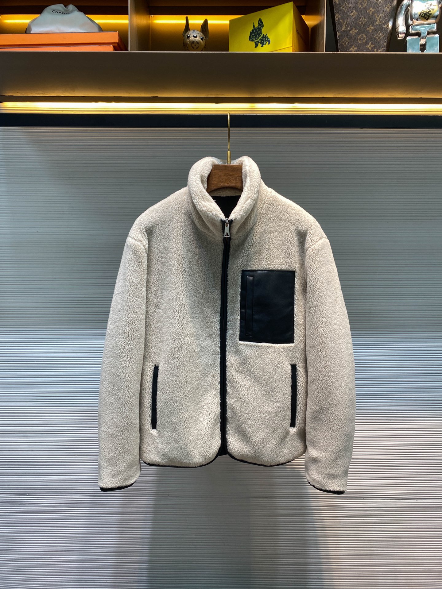 NO:638742,-BV25FW new autumn and winter imported sheep wool blended polar fleece jacket, men's contrast color patchwork leather pocket lamb wool zipper stand collar jacket!  Trading company channels are rare and available on the official website simultaneously!  While others are still worried about monotonous outfits in autumn and winter, this polar fleece jacket has already conquered the streets with its material dialogue!  It is not a docile sheep, nor is it a cold and hard motorcycle jacket, but a brand new species in between. It has wool blending for warmth, leather embellishment for style, and short design for practical wear!  When 90.4 polyester fiber meets 9.6 sheep wool, what is woven is not just fabric, but also clouds warmed by the sun!  The fine fluff on the surface of the off-white polar fleece will naturally fall down when you reach out and touch it, as if responding to the greetings from your fingertips!  The sudden intervention of black glossy leather gives this jacket a story, like an unexpected encounter between minimalism and rock and roll spirit!  Compared with the beauty of short tailoring, you can realize it the moment you zip up the fly!  The invisible dividing line at the waist quietly redefines the proportions of the body, allowing the legs to visually extend naturally!  The triangular split seams on the back are more than just decoration. When the cold wind tries to invade, these three-dimensional textures will protect the warmth like a shield!  It needs to be soft and wrapped in polar fleece, it needs to be stylish and outlined in leather, and it needs to be proportioned and have a short design. This jacket knows how to use contradictory elements to create harmony!   The dual design of stand-up collar and turn-down collar hides the wisdom of dressing. When the cold wind is blowing, stand up the collar, and the sherpa lining will wrap your neck gently!  When going out on the street every day, turn down the collar, and the leather edging outlines neat lines!  The leather button on the front requires a little force to close, and the crisp 'click' is like a ceremony to open the warm world!  The most exciting thing is the two three-dimensional patch pockets. The black leather draws neat geometric patterns on the off-white background. When you insert your hands into the pockets, you can feel the gentle touch of the polar fleece inside!  These pockets are not just for decoration, they can also find a place for mobile phone keys. The slight friction between the leather edge and the wrist when picking it up reminds you of the exquisite pedigree of this item!  Those seemingly random folds are actually three-dimensional tailoring carefully calculated by the designer!  Those seemingly conflicting materials are actually speaking love words to each other!  In this era of pursuing labels, a jacket that refuses to be defined is a fashion statement that truly understands freedom!  Sizes M-3XL M size shoulder width 52cm - bust 112cm - dress length 64cm - sleeve length 59cm L size shoulder width 53cm - chest length 116cm - dress length 66cm - sleeve length 60cm  3XL size, shoulder width 56cm - bust 128cm - length 70cm - sleeve length 63cm Recommended size (standard version) Height 174-140 catties, try on L size!  Boys weighing less than 130 kilograms should choose M code, 130-143 kilograms should choose L code, 143-156 kilograms should choose XL code, 156-170 kilograms should choose XXL code, and 170-186 kilograms should choose 3XL code!  ,Bottega Veneta-clothing,bottega veneta,bottega veneta,jackets & coats,jackets & coats,alexander wang19860909-BV25FW秋冬新款进口绵羊毛混纺摇粒绒夹克,男士撞色拼皮口袋羊羔毛拉链立领夹克外套！贸易公司渠道稀出,同步官网发售！当别人还在为秋冬穿搭单调而烦恼时,这件摇粒绒外套早已用它的材质对话征服街头！它不是温顺的绵羊,也不是冷硬的机车夹克,而是介于两者之间的全新物种,要温度有羊毛混纺,要风度有皮质点缀,要实穿有短款设计！ 当90.4聚酯纤维遇见9.6绵羊毛,织出来的不只是面料,更是被阳光晒暖的云朵！米白色摇粒绒表面那些细密的绒毛,会在你伸手触摸时自然倒伏,像在回应指尖的问好！而黑色光面皮革的突然介入,让这件外套突然有了故事,像是极简主义与摇滚精神的意外邂逅！相对于短款剪裁的妙处,在拉上门襟拉链的瞬间便能体会！腰际那条无形的分界线,悄悄把身体比例重新划分,让双腿在视觉上自然延伸！背部的三角形分割衍缝不止是装饰,当寒风试图侵袭时,这些立体纹理会像盾牌般守护温暖！要柔软有摇粒绒包裹,要型格有皮革勾勒,要比例有短款设计,这件外套懂得如何用矛盾的元素创造和谐！  可立领与可翻领的双重设计藏着穿衣的智慧,寒风凛冽时竖起立领,羊羔绒内里会温柔包裹脖颈！日常出街时翻下领子,皮质包边又勾勒出利落线条！前襟的皮质纽扣需要稍稍用力才能扣合,那声清脆的”咔嗒“像是开启温暖世界的仪式！最让人心动的是那两个立体贴袋,黑色皮革在米白底色上划出利落的几何图形,双手插袋时能感受到摇粒绒内里的温柔触感！这些口袋不只是装饰,手机钥匙都能找到安身之所,取放时皮质边缘与手腕的轻微摩擦,都在提醒着这件单品的精致血统！那些看似随意的褶皱,其实是设计师精心计算过的立体剪裁！那些看似冲突的材质,实则在对彼此说着情话！在这个追求标签的时代,一件拒绝被定义的外套,才是真正懂得自由的时尚宣言！尺码M-3XL M码肩宽52cm-胸围112cm-衣长64cm-袖长59cm L码肩宽53cm-胸围116cm-衣长66cm-袖长60cm XL码肩宽54cm-胸围120cm-衣长68cm-袖长61cm XXL码肩宽55cm-胸围124cm-衣长69cm-袖长62cm 3XL码肩宽56cm-胸围128cm-衣长70cm-袖长63cm 尺码推荐（标准版型） 身高174-140斤,试穿L码合适！ 男生体重130斤以内选择M码,130-143斤选择L码,143-156斤选择XL码,156-170斤选择XXL码,170-186斤选择3XL码！,葆蝶家-服装,bottega veneta,bottega veneta,jackets & coats,jackets & coats,alexander wang,Women's clothing