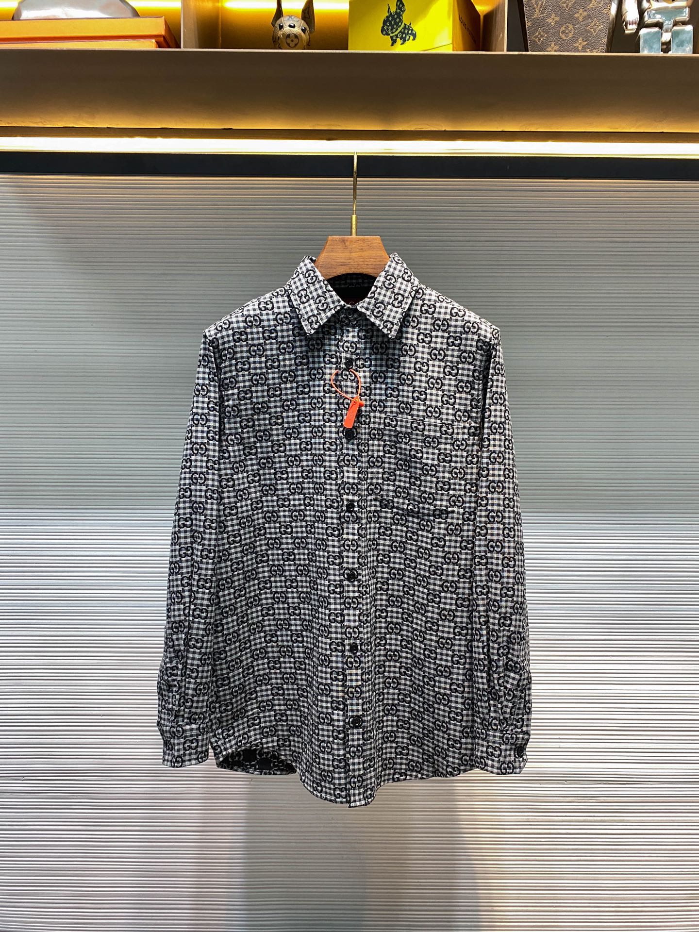 NO:638738,-GU25FW new autumn and winter top-quality cotton-wool blended fashionable lapel shirt, the same classic GG plaid jacquard loose-fitting, casual and versatile long-sleeved shirt jacket for men and women!  The trading company channel is rare, and it is available for sale on the official website simultaneously for 9900 RMB!  With its excellent quality, unique design and profound cultural heritage, G's classic jacquard shirt has become a classic in the fashion industry, worthy of everyone who pursues quality and fashion!  The shirt is made of custom-made GG plaid cotton-wool blended jacquard fabric. It has a slightly elastic texture. This just-right elasticity is like a gentle hug tailor-made for the body. It is comfortable and close to the skin without any sense of restraint!  The shirt uses ink gray as the background color, which perfectly interprets the restrained aura of the contemporary gentleman. People can feel the calmness and confidence inadvertently!  The geometric plaid pattern is a highlight of this shirt!  The designer cleverly used geometric lines to weave a symphony of intertwined dark and light plaids. They are intertwined and set off each other, forming a unique visual effect!  The jacquard craftsmanship is the soul of this shirt. It is like a skilled craftsman who cleverly embodies the GG pattern on the body of the shirt!  Derived from the brand's profound cultural heritage, they are not just simple logos, but also a symbol of the brand's spirit!  The design inspiration of this shirt also comes from architectural aesthetics. The designer draws inspiration from the lines and structure of the building, so that the shirt shows a simple and powerful sense of lines when it is static!  The straight shoulder line and smooth cuffs are like beams in a building, supporting the frame of the entire shirt, giving people a stable and majestic feeling!  And when you are walking and moving, the shirt can show a dynamic and smooth feeling!  Its shape is loose yet crisp, and it swings naturally with the movements of the body, like a flowing poem, outlining the rhythm of the body, showing off the charm and grace!  Every time you put on this full-print plaid jacquard shirt, it seems to be opening an in-depth dialogue with textured design!  It is not just a piece of clothing, but an expression of an attitude towards life, a pursuit of quality and aesthetics!  It makes you stand out from the crowd and become the focus of fashion!  Size 42-48 Size 42 has shoulder width 46cm - bust 120cm - dress length 76cm - sleeve length 62cm Size 44 has shoulder width 48cm - chest 124cm - dress length 77cm - sleeve length 63cm Size 46 has shoulder width 50cm - chest 128cm - dress length 78cm - sleeve length 64cm  Size 48, shoulder width 52cm - bust 132cm - length 79cm - sleeve length 65cm. Recommended size (loose fit). Height 174kg, try on size 44 which is suitable!  Boys weighing less than 100 pounds should choose size 42, -160 pounds should choose size 44, 160-175 pounds should choose size 46, and 175-190 pounds should choose size 48!  Girls all choose size 42!  ,Gucci-clothing,gucci,gucci,jackets & coats,shirts,alexander wang19860909-GU25FW秋冬新款顶级棉毛混纺时尚翻领衬衣,男女同款经典GG格纹提花宽松休闲百搭长袖衬衫外套！贸易公司渠道稀出,同步官网发售9900RMB！G家经典提花衬衫以其卓越的品质、独特的设计和深厚的文化底蕴,成为了时尚界的经典之作,值得每一个追求品质与时尚的人拥有！ 该衬衫采用定制GG格纹棉毛混纺提花面料,它有着微弹的质地,这种恰到好处的弹性,就像是为身体量身定制的温柔拥抱,舒适贴肤,没有丝毫的束缚感！衬衫以墨灰为底色,恰到好处地诠释了当代绅士的内敛气场,让人在不经意间,便能感受到那份从容与自信！以几何格纹为骨,是这款衬衫的一大亮点！设计师巧妙地运用几何线条,织就了一幅深浅交织的格纹交响,它们相互交织、相互映衬,形成了一种独特的视觉效果！而提花工艺则是这款衬衫的灵魂所在,它如同一位技艺精湛的工匠,将GG图案巧妙地邂逅在衣身之上！源自品牌深厚的文化底蕴,它们不仅仅是简单的标识,更是品牌精神的象征！ 这款衬衫的设计灵感,还源自建筑美学,设计师从建筑的线条与结构中汲取灵感,让衬衫在静态时,展现出一种简洁而有力的线条感！那笔直的肩线、流畅的袖口,仿佛是建筑中的梁柱,支撑起了整个衬衫的框架,给人一种稳重而大气的感觉！而当你在行走、活动时,衬衫又能展现出一种动态的流畅感！它的版型宽松而不失挺括,随着身体的动作自然摆动,就像是一首流动的诗篇,勾勒出身体的韵律,尽显魅力风度！每一次穿上这件满印格纹提花衬衫,都仿佛是在开启一场与质感设计的深度对话！它不仅仅是一件衣物,更是一种生活态度的表达,一种对品质与美学的追求！它让你在人群中脱颖而出,成为时尚的焦点！尺码42-48 42码肩宽46cm-胸围120cm-衣长76cm-袖长62cm 44码肩宽48cm-胸围124cm-衣长77cm-袖长63cm 46码肩宽50cm-胸围128cm-衣长78cm-袖长64cm 48码肩宽52cm-胸围132cm-衣长79cm-袖长65cm 尺码推荐（宽松版型） 身高174-斤,试穿44码合适！ 男生体重斤以内选择42码,-160斤选择44码,160-175斤选择46码,175-190斤选择48码！ 女生全部选择42码！,古驰-服装,gucci,gucci,jackets & coats,shirts,alexander wang,Women's clothing